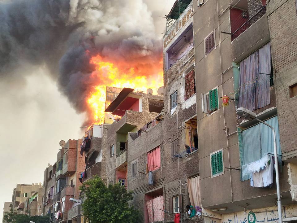 حريق ضخم يلتهم سوق الملابس بأمبابة