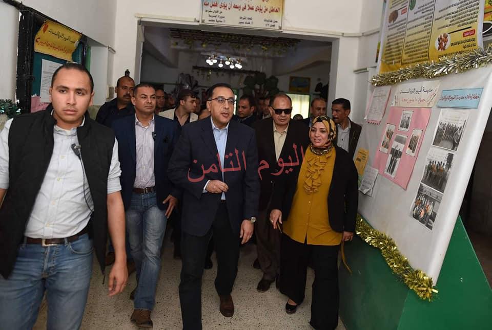 مدبولي يغير مسار زيارته ويفاجىء مدرسة الثانوية بنات ويجرى حوارا مع طالبات أولى ثانوى.