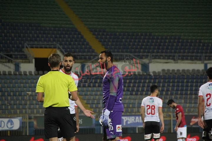 لاعبو الزمالك يحتجون على قرارات حكم مباراة بيراميدز