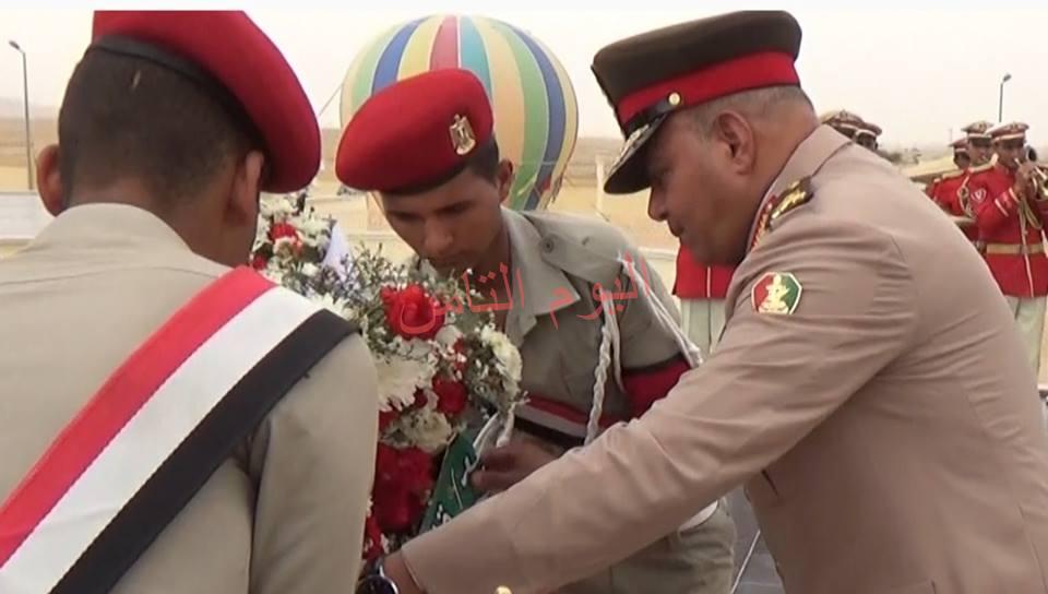 قائد الجيش الثالث ومحافط السويس ومدير الأمن يضعون أكاليل الزهور على قبر الجندى المجهول