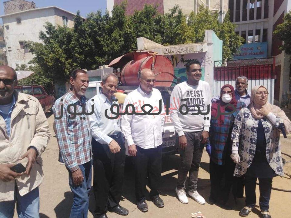 نائب الشعب يطمئن على مصابة الكورونا وأولادها بالسويس ويطهر منطقتها السكنية