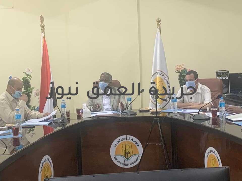 نائب رئيس جامعة الوادى الجديد يستعرض إعادة والغاء قيد بعض طلاب الدراسات العليا