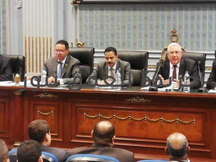 لجنة الزراعة والري بمجلس النواب توافق على مشروع قانون حماية وتنمية البحيرات السمكية فاطمه رمضان بحضور السيد القصير وزير الزراعة واستصلاح الأراضي والمهندس اشرف رشاد زعيم الأغلبية في مجلس النواب وافقت لجنة الزراعة والرى بالمجلس خلال اجتماعها اليوم الاثنين، برئاسة النائب هشام الحصرى، على مشروع قانون حماية وتنمية البحيرات السمكية تمهيدا لعرضه على الجلسة العامة للمجلس القصير أكد أنه تم الانتهاء من مناقشة القانون تماما وقال ان اللجنة وجهت الشكر لفخامة الرئيس عبدالفتاح السيسي رئيس الجمهورية والدكتور مصطفى مدبولي رئيس مجلس الوزراء على التوافق ودعم القانون وصغار الصيادين وخلال الاجتماع أعلن وزير الزراعة موافقة مجلس الوزراء، على تحمل الحكومة تكاليف تركيب أجهزة التتبع بمراكب الصيد، المنصوص عليها في مشروع قانون حماية وتنمية البحيرات السمكية وحرص القصير على توجيه الشكر لرئيس لجنة الزراعة والرى بالبرلمان، على دوره في ذلك القانون، مضيفا، كلنا سواء حكومة أو برلمان، نعمل على محور واحد وهو المواطن، حيث ننظر جميعا لمصلحة المواطن البسيط انطلاقا من توجيهات الرئيس عبدالفتاح السيسى. وكان النائب النائب هشام الحصرى، رئيس لجنة الزراعة، قد استعرض جهود اللجنة خلال الفترة الماضية، فى مناقشة مشروع القانون، حيث أشار إلى أن اللجنة عقدت نحو 14 اجتماع لمناقشة مشروع القانون فى الفصل التشريعى السابق، بالإضافة إلى 9 اجتماعات فى الفصل التشريعى الجديد، وذلك بحضور وزير الزراعة ومسئولى مختلف الجهات والوزارات، حيث دارت مناقشات مستفيضة من جانب الجميع حول مشروع القانون. حضر الجلسة المهندس مصطفى الصياد نائب وزير الزراعة للثروة الحيوانية والسمكية والداجنة والدكتور صلاح مصيلحى رئيس هيئة الثروة السمكية.