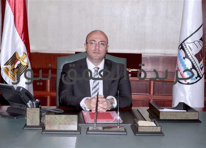 عاجل.. تعيين المقدم محمد سيد فرج رئيسا للتجنيد ببني سويف كتب / عماد أبو العمرو استقبل الدكتور محمد هاني غنيم، محافظ بني سويف، بمكتبه اليوم، العميد محسن مطر، رئيس التجنيد ببني سويف سابقاً ، والمقدم محمد سيد فرج ، والذي تم تكليفه بالعمل رئيسا للقسم خلفاً للعميد محسن مطر بعد انتهاء فترة عمله بالمحافظة وتكليفه بالعمل في موقع جديد قائدا للسجن الحربي المركزي. وتوجه المحافظ الدكتور محمد هاني غنيم بالشكر والتقدير للعميد محسن مطر على الفتره التي قضاها بالمحافظة،وكانت شاهدة على كثيرمن التعاون،منها افتتاح مكتب تجنيد وتعبئة علي أرض بني سويف للتسهيل علي أبناء المحافظة فى الحصول على الخدمات التجنيدية ،وتوفير الخدمة لذوى الإعاقة،والذي يعد تيسيرا كبيرا على هذه الفئة الهامة من المجتمع. كما قدم المحافظ التهنئة للمقدم محمد سيد فراج رئيس قسم تجنيد وتعبئة بني سويف الجديد،متمنياً لهم التوفيق في أداء مهام عمله الجديد، وأن تشهد الفترة القادمة مزيداً من التعاون المثمر ،بما يعود بالنفع على صالح المواطنين من أبناء المحافظة.
