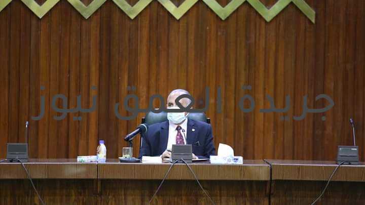  وزير الري يلتقي نواب المحافظين و أعضاء مجلسي النواب و الشيوخ كتبت/ جُمانة صابر عقد الدكتور محمد عبد العاطي وزير الموارد المائية والري لقاءً حوارياً مع عدد من السادة نواب المحافظين، والسادة أعضاء مجلسي النواب والشيوخ عن تنسيقية شباب الأحزاب والسياسيين بمقر الوزارة؛ لعرض الموقف المائى فى مصر بكافة أبعاده، وما تقوم به الدولة المصرية من جهود بهدف ترشيد استخدام المياه وتعظيم العائد من وحدة المياه، وذلك في إطار المشاركة المجتمعية للتوعية بقضية المياه. و استعرض الدكتور عبد العاطي حجم التحديات التي تواجه قطاع المياه في مصر وعلى رأسها الزيادة السكانية والتغيرات المناخية ، وأوضح الدكتور عبد العاطي أن مصر تُعد من أكثر دول العالم التى تعانى من الشح المائي ، حيث يصل إجمالي الاحتياجات المائية في مصر لحوالي 114 مليار متر مكعب سنويا من المياه ، ويتم تعويض هذه الفجوة من خلال إعادة استخدام مياه الصرف الزراعي والمياه الجوفية السطحية بالوادى والدلتا بالإضافة لاستيراد منتجات غذائية من الخارج تقابل 34 مليار متر مكعب سنويا من المياه. و تقوم وزارة الموارد المائية والري حاليًا بتنفيذ المشروع القومي لتأهيل الترع والذى يهدف لتحسين عملية إدارة وتوزيع المياه ، وتوصيل المياه لنهايات الترع المتعبة ، كما تقوم الوزارة بالعمل في المشروع القومي للتحول من الري بالغمر لنظم الري الحديث من خلال تشجيع المزارعين على هذا التحول ، والتوسع في استخدام تطبيقات الري الذكي، بالإضافة لتنفيذ العديد من المشروعات الكبرى في مجال إعادة استخدام مياه الصرف الزراعي مثل مشروع الاستفادة من مياه مصرف بحر البقر بشرق الدلتا والاستفادة من مياه مصارف غرب الدلتا ومشروع مصرف المحسمة. كما استعرض الدكتور عبد العاطي تطورات قضية مياه النيل والموقف الراهن إزاء المفاوضات الخاصة بسد النهضة الإثيوبي ، مؤكدا على السعي للتوصل لإتفاق قانوني عادل وملزم للجميع يلبي طموحات جميع الدول في التنمية.