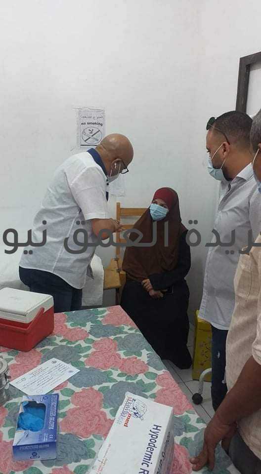 وكيل صحة بني سويف يزور مركز لقاح كورونا بكوم ادريجه كتب / عماد أبو العمرو قام الدكتور محمد يوسف عبد الخالق ،وكيل وزارة الصحه ببني سويف، بالمرور على مركز تلقي لقاح فيروس كورونا بوحدة كوم ادريجه بمركز الواسطي، و ذلك بحضور الدكتور أحمد بغدادى، مدير العلاجي، والدكتور محمود حسين، مدير المستشفيات، و الدكتور محمد نفادي، مدير الإدارة الصحية بمركز الواسطي، والأستاذ محمد سيد عثمان. حيث تم متابعة تسجيل المواطنين علي موقع وزارة الصحة والتأكيد علي اتباع الإجراءات الوقائية والاحترازية؛ حفاظًا علي صحة المترددين من المواطنين على مركز اللقاح. كما استمع الدكتور محمد يوسف للمواطنين لشكاوي المواطنين؛ لحل تلك المشكلات التي تواجههم.