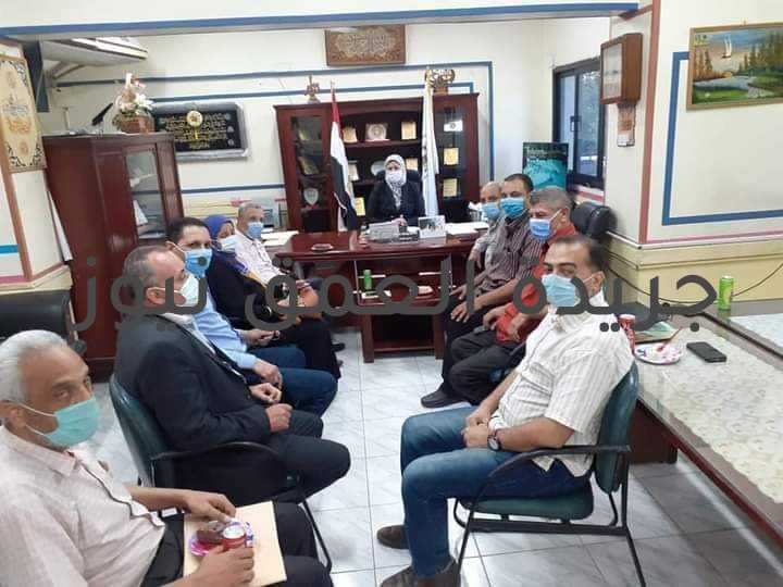 انتهاء امتحانات الشهادة الإعدادية اليوم ببني سويف كتب / عماد أبو العمرو صرحت الأستاذة سهام يوسف عبدالله، وكيل وزارة التربيه والتعليم ببني سويف، بانتهاء طلاب الصف الثالث الإعدادي من أداء امتحانات نهاية العام . حيث أدى اليوم الإثنين ٥١٥٦٤ طالبا وطالبة الامتحان في مادة الجبر، وأشارت وكيل الوزارة بأنه يتم تصحيح أوراق الإجابة بالتزامن مع أداء الطلاب للامتحان، وكذلك رصد ومراجعة الدرجات من خلال لجنة النظام والمراقبة، متمنية لكل الطلاب النجاح و التوفيق. كما تقدمت وكيل الوزارة بالشكر لكل مديري ووكلاء الإدارات التعليمية ومدير المطبعة السرية واعضاء المطبعة ومسئول أمن المديرية على ما بذلوه من جهد خلال فترة الامتحانات.
