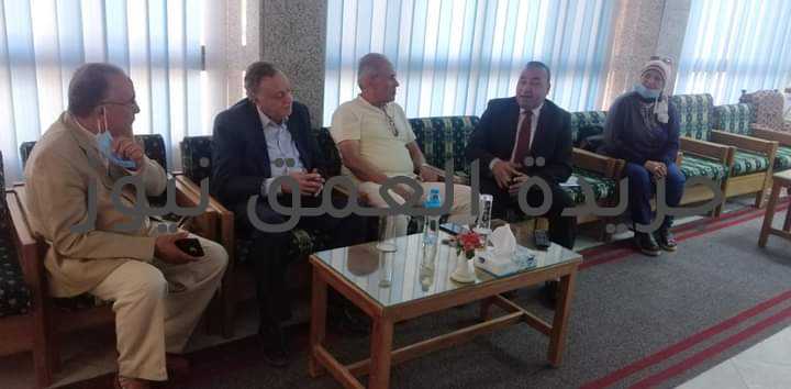 وكيل زراعة الفيوم يتابع توريد محصول بنجر السكر إلى المصنع كتبت/ فاطمه رمضان قام الأستاذ الدكتور ربيع مصطفى، وكيل وزارة الزراعة بالفيوم، بزيارة لمصنع الفيوم لصناعة السكر ويرافقه المهندس أيمن يوسف، مدير عام إدارة المحاصيل السكرية بالمديرية، والأستاذة فاطمة جاد، مسؤول العلاقات العامة والإعلام بمحطة البحوث؛ لمتابعة توريد محصول بنجر السكر إلي المصنع. يأتي ذلك تنفيذاً لتعليمات السيد القصير وزير الزراعة واستصلاح الأراضي بالاهتمام بالزراعات التعاقدية والمزارعين على أرض الواقع، وحل مشاكلهم، وإيجاد حلول عاجلة للمعوقات. وكان في استقبالهم المهندس رأفت سعد، العضو المنتدب، والمهندس جلال الغريب، رئيس مصنع السكر بالفيوم، والمهندس رأفت سلام، نائب رئيس المصانع، والأستاذ أيمن عبده، مدير عام الشؤون الإدارية والأمن، والمهندس خالد أبو بكر، مدير الزراعة بالمصنع. حيث اطمأن وكيل الوزارة أن العمل يسير على قدم وساق لسرعة نقل وتوريد المحصول الي المصنع، كما قام سيادته بمتابعة أعمال اللجان الإشرافية المكلفة من قبل وزارة الزراعة لمراقبة الميزان و المعمل. يذكر أن صناعة السكر من الصناعات الاستراتيجية الهامة فى مصر، فهى من أقدم واعرق الصناعات، وبدأ العمل بها منذ القرن التاسع عشر، حيث أنها صناعة تحتاج إلى رأس مال كبير، فقد أحجم القطاع الخاص عن الدخول فى هذه الصناعة حتى وقت قريب، وتعتمد صناعة السكر فى مصر على محصولين رئيسين، هما محصول قصب السكر، ومحصول بنجر السكر. ويعتبر محصول بنجر السكر من أهم المحاصيل الحقلية السكرية لإنتاج السكر في مصر، حيث تجود زراعته في الأراضي القديمة والجديدة على حد سواء، ويتحمل نسبة عالية من الملوحة، مما يعطيه ميزة نسبية تنافسية مقارنة بالمحاصيل الأخرى عند زراعته فى الأراضي حديثة الاستصلاح، ويعد من المحاصيل الموسمية فيمكث في الأرض نحو ستة أشهر، وتُستخدم منتجاته الثانوية كعلف حيواني، كما أنه من المحاصيل التي تحتاج لكميه أقل من المياه مقارنة بمحصول قصب السكر.
