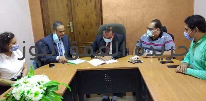 وكيل زراعة الفيوم يوقع بروتوكول تعاون مع الهيئه القبطية الإنجيلية للخدمات الاجتماعية بالقاهرة كتبت/ فاطمة رمضان صرح الأستاذ الدكتور ربيع مصطفى، وكيل وزارة الزراعة بالفيوم، في ضوء التعاون المثمر والمشترك بين الهيئة القبطية الإنجيلية للخدمات الاجتماعية ومديرية الزراعة بمحافظة الفيوم، بأنه تم اليوم الثلاثاء توقيع بروتوكول تعاون بين المديرية ممثلة في وكيل وزارة الزراعه بالفيوم والأستاذ رفيق ناجي مدير المواقع التنموية بالهيئة القبطية الإنجيلية للخدمات الاجتماعية بالقاهرة، والجيزة، والقليوبية، والفيوم. وذلك بحضور الأستاذة ماجدة رمزي، القائمة بأعمال مدير التنمية الريفية الشاملة بالقاهرة، والجيزة، والقليوبية، والفيوم، والأستاذ ريمون رفعت، القائم بأعمال نائب مدير التنمية الريفية الشاملة بالقاهرة، والجيزة، والقليوبية، والفيوم، والأستاذ أندرو فيليب، منسق برنامج الزراعة بالفيوم، والأستاذة فاطمة جاد، مسئول الإعلام والعلاقات العامة بالبحوث الزراعية بالفيوم، والمهندس جاكلين بمديرية الزراعه بالفيوم. وذلك في تنفيذ الأنشطة وتوفير الخدمات المختلفة التي تخدم صغار المزارعين والمزارعات السيدات التي يتم دعمها بمشروعات زراعية صغيرة تساهم في زيادة دخل الأسرة مثل ( تربية البط - الماعز - فراز اللبن) بمجتمعات العمل الشريكة بمحافظة الفيوم، وخاصة صغار المزارعين الذين يملكون أو يستأجرون من ٣ أفدنة فأقل.