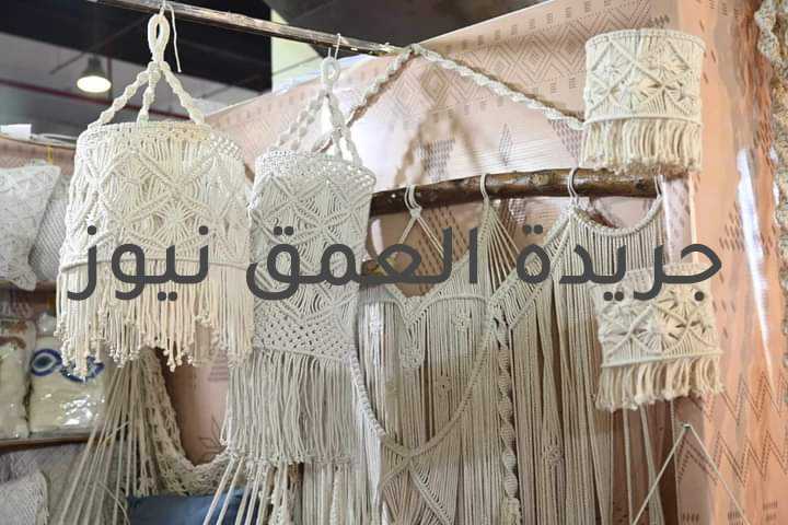 وزيرة التضامن تقرر مد معرض "ديارنا للأثاث والمفروشات والسلع المعمرة" لمدة ثلاثة أيام كتبت/ جمانة صابر  قررت السيدة نيفين القباج، وزيرة التضامن الاجتماعي، مد فترة عمل معرض "ديارنا للأثاث والمفروشات والسلع المعمرة" لمدة ثلاثة أيام إضافية ليستمر العمل بالمعرض حتي ١٣ يونيو الجاري، وذلك نظرًا للإقبال الكبير من قبل المواطنين علي المعرض. ويعد المعرض مخصصا لتجهيز العرائس من منتجات الأثاث والمفروشات والسجاد والاكسسوار المنزلي والسلع المعمرة، وذلك بصالة جهاز المشروعات الصغيرة والمتوسطة بأرض المعارض بمدينة نصر، ويشمل المعرض مستويات متنوعة من المعروضات بما يناسب مختلف الإمكانات المادية والأذواق. ويفتح المعرض أبوابه للجمهور من 10 صباحًا إلى 10 مساءً بمشاركة ٣٠٠ عارض من بينهم ٢٠٠ عارض لمنتجات الأثاث من صغار المنتجين التابعين للجمعيات التعاونية الإنتاجية ومنتجى مدينة الاثاث بدمياط، كما يشارك في المعرض ١٠٠ عارض لمستلزمات المفروشات من منتجات الجمعيات الاهلية والأسر المنتجة من محافظات القاهرة ، الوادى الجديد، شمال وجنوب سيناء، الفيوم ،الغربية، دمياط، المنوفية، القليوبية، الإسكندرية، أسوان، سوهاج، و البحر الأحمر، كما تشارك بالمعرض "شركة الأزياء الراقية" بسلع معمرة واستهلاكية لاستكمال منظومة تجهيز العرائس من أجهزة وأثاث ومفروشات. وتقدم وزارة التضامن الاجتماعي من خلال المعرض عددا من الرسائل التي تستهدف تشجيع صغار المنتجين في إطار برنامج "فرصة" للتأهيل لسوق العمل ودعم المشروعات متناهية الصغر، والمساعدة في تسويق المنتجات الصغيرة والحرفية ، فضلا عن ترشيد الاستهلاك المبالغ فيه في تجهيز منازل الزوحية، وخفض نسبة المواطنين المعرضين لأن يكونوا غارمين بسبب الاستدانة والاقتراض، والتركيز على بناء أسرة سليمة.