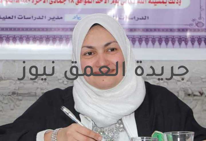 تطوير الوافدين يشترك في مسابقة "فارس المتون" التي أطلقها قطاع المعاهد الأزهرية كتب/ ممدوح الحوتي أعلن قطاع المعاهد الأزهرية عن مسابقة "فارس المتون" في موسمها الأول (دورة الإمام الطيب) لحفظ وتأليف وشرح المتون التي كان لها الفضل في حفظ التراث الإسلامي، والتي ينظمها ويشرف عليها المكتب الفني لرئيس قطاع المعاهد. انطلاقًا من دور الأزهر الشريف في الحفاظ على التراث الإسلامي، وحماية الهوية الثقافية العربية الإسلامية، والدفاعِ عن قيمِ الوسطية والاعتدال في الفكر الإسلامي، ونشر العلوم الشرعية، واللغة العربية، والتصدّي لتيارات التطرف والتشدد، ونشر قيم العدالة والمؤاخاة والتسامح في شتى أنحاء العالم، واستكمالاً للمبادرات التي يقدمها قطاع المعاهد الأزهرية لخدمة التراث الإسلامي، فقد يأتي هذا انطلاقًا من سبل التعاون بين قطاعات الأزهر الشريف، ولما كان من بين الفئات المستهدفة بالمبادرة الدارسين بمعاهد تعليم الوافدين، والتي يشرف عليها مركز تطوير تعليم الطلاب الوافدين والأجانب برئاسة الأستاذة الدكتورة/ نهلة الصعيدي عميد كلية العلوم الإسلامية للطلاب الوافدين بجامعة الأزهر؛ فإن مركز التطوير يدعو جميع الطلاب بمعاهد البعوث الإسلامية (ابتدائي – إعدادي – ثانوي) ومعاهد الأزهر لتعليم اللغة العربية للناطقين بغيرها للاشتراك في إحدى محاور المسابقة (حفظ المتون – تأليف المتون – شرح المتون) أو جميع المحاور؛ حيث تقومُ المبادَرة على ثلاثة محاور رئيسة، هي: المحور الأول: حفظ المتون العلميَّة ويمكن الاختيار من بين المتون التَّالية، أو غيرها، فيما يوافق المناهج الأزهرية في العُلوم الشرعيَّة والعربية وهي: 1- متون العلوم الشرعية: أ- علم التَّجويد:(تحفة الأطفال- الجزريَّة- الشَّاطبيَّة). ب- الحديث وعلومه:(الأربعين النَّوويَّة- الأربعين العَجْلونيَّة- البَيقونيَّة). جـ- التَّفسير وعلومه:(منظومة الزَّمزمي في علوم القرآن). د- علم العقيدة:( عقيدة العوام- الخريدة البهيَّة- جوهرة التَّوحيد-بَدء الأمالي). هـ- علم المنطق: (السُّلم المُنَوْرَق - إيساغوجي). و- علم البحث والمناظرة: ( آداب البحث لزين المَرْصَفي- منظومة طاش كُبرى زادة). ز- علم الميراث: (الرَّحبيَّة- السِّراجيَّة). حـ- الفقه وأصوله: (المختار للفتوى (فقه حنفي) - متن ابن عاشر (فقه مالكي) - متن أبي شجاع (فقه شافعي)- مختصر الخِرقي(فقه حنبلي)-متن الورقات). 2- متون العلوم العربية: أ- علم النَّحو:(متن الأجرومية-نظم الأجرومية- ألفية ابن مالك-ألفية ابن معطي-مُلحة الإعراب-متن قطر النَّدى). ب- علم الصَّرف: (متن البناء- منظومتي لاميَّة الأفعال وفيما ورد من الأفعال بالواو والياء لابن مالك). جـ- علم البلاغة:(الجوهر المكنون في الثَّلاثة فنون-مائة المعاني والبيان والبديع-مُلحة البيان). د- علم العروض والقوافي: (ألفيَّة الآثاري في العروض والقوافي). هـ- علم الخطِّ والرَّسْم:(رائيَّة ابن البواب- بهجة الطُّلاب وتحفة القرَّاء والكُتَّاب للببلاوي). المحور الثاني: نظم متون علميَّة جديدة يقوم المتسابق بنظم متن في أيِّ مادَّة من الموادِّ الدِّراسيَّة المقرَّرة على طُلَّاب المراحل الدِّراسيَّة المُختلفة، على غرار المتون السَّابقة. المحور الثالث: شرح المتون العلميَّة يقوم المتسابق بشرح متن في أيِّ مادَّة من الموادِّ الدِّراسيَّة المقرَّرة على طُلَّاب المراحل الدِّراسيَّة المُختلفة، شرحًا مناسبا، وَفق الأصول العلمية المتبعة في ذلك. وعلى الراغبين في الاشتراك التوجه إلى عميد المعهد أو منسق المسابقة بالمعهد (المختص) وملء استمارة التقديم، على أن تكون اختبارات التصفية خلال شهر أكتوبر القادم والاختبارات النهائية بعد ذلك بمقر رئاسة قطاع المعاهد الأزهرية. مع أطيب الدعوات للجميع بالفوز في المسابقة للتواصل والاستفسار: (واتس آب) 01122197970