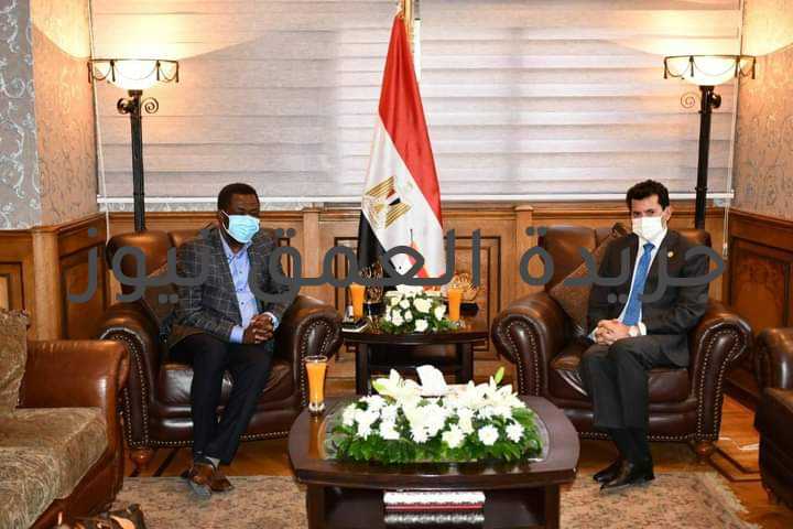 عاجل.. استقبال وزير الشباب والرياضة لأمين عام الاتحاد الأفريقي لكرة القدم كتب/ طارق مصطفي استقبل الدكتور أشرف صبحي، وزير الشباب والرياضة، السيد فيرون أومبا الأمين العام للاتحاد الأفريقي لكرة القدم (الكاف) بمقر الوزارة، وذلك في ضور رغبة الكاف في تكثيف أوجه التعاون المشترك مع وزارة الشباب والرياضة في شتي مجالات لكرة القدم. وتضمن اللقاء بحث العديد من أوجه التعاون مع الاتحاد الأفريقي لكرة القدم والتي تشمل الإجراءات الخاصة بإنشاء مجمع رياضى للاتحاد الأفريقي على مساحة كبيرة يتم تخصيصها من خلال جهات الدولة المعنية، وذلك في ضوء الضوابط المتضمنة باتفاقية المقر الخاصة بالكاف والتي تم اعتمادها عام 2019. كما بحث وزير الرياضة مع أمين عام الكاف دراسة إنشاء مشروع أكاديميات كرة القدم داخل المدارس المصرية المرحلة العمرية 13 حتى 15 سنة، وذلك لتصبح أحد اهم آليات اكتشاف المواهب من النشء والشباب والفتيات بالمدارس المصرية على مستوى جميع محافظات الجمهورية. وأكد وزير الرياضة للأمين العام أن مصر حريصة على توفير كافة أشكال الدعم والرعاية الخاصة بتطوير منظومة كرة القدم الأفريقية لوضعها في مكانتها العالمية في ظل التطور الكبير الذى شهدته البنية الرياضية المصرية والإمكانات الإدارية والفنية واللوجستية والبشرية التي تمتلكها مصر ، مشيراً أن العديد من دول القارة الأفريقية تشهد خلال الفترة الحالية تطورات كبيرة في مجال منظومة كرة القدم. ومن جانبه وجه الأمين العام للكاف شكره وتقديره لجهود الدولة ودعمها المستمر لمنظومة كرة القدم الأفريقية مشيراً أن الفترة المقبلة سوف تشهد العديد من أوجه التعاون في مجالات أكاديميات ومدارس كرة القدم في ضوء حرص وزير الشباب والرياضة على تذليل كافة العقبات وتوفير الإمكانات من خلال حرصه على التواصل والتنسيق مع مختلف الجهات المعنية في مصر لتكثيف أوجه التعاون المشترك. و الجدير بالذكر أن اللقاء لم يتطرق مطلقاً للحديث عن إمكانية استضافة مصر لبطولة كأس الأمم الأفريقية لكرة القدم 2022 ، خاصة أنه لم يحدث أي نوع من أنواع التواصل سواء من الجانب المصرى أو من جانب الاتحاد الأفريقي لكرة القدم بشأن استضافة مصر للبطولة الأفريقية في ظل أن آخر نسخة للبطولة تم استضافتها في مصر عام 2019.