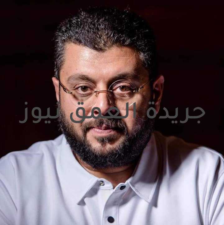 دعوة لزيادة كليات الأزهر بالدول الغربية و الشرقية كتبت/ هدي العيسوي نشرت جريدة صوت الأزهر مقالا للكاتب حسن إسميك تحت عنوان: "الأزهر منبر الدين والعلم والكلمة الجامعة"، ناقش فيه حال الأمة الإسلامية والجذع القوي الذي يستند إليه الملايين من أصحاب العقيدة "الجامع الأزهر"، الذي نجح منذ أكثر من ألف عام أن يصبح منبراً للعلم كما للدين، بعد أن صار جامعة ساعدت شهرة القائمين بالتدريس فيها وسعة اطلاعهم في مختلف العلوم والفنون على استقطاب الطلبة من مختلف أنحاء العالم، ومنحت خريجيه منزلة سامية حين عودتهم إلى بلادهم. وقال إسميك، في مقاله، إلى "حظي الجامع الأزهر بمنزلة عظيمة لدى المصريين، لم يبلغها أي مسجد آخر"، فيذكر الدكتور علي عبد الواحد وافي في كتابه "لمحة في تاريخ الأزهر" أن المسجد وبعد فترة قصيرة من إنشائه سنة 359 هجرية، تحول إلى مكان يلوذ به المصريون إذا اشتد بهم خطب ما، وحصل ذلك مرات عدة. تابع: يوصف الأزهر بـ "الأيقونة المصرية"، هذا توصيف جميل، لكنه غير دقيق من حيث الكفاية بالنظر إلى الدور الأزهري الذي تجاوز الحدود المصرية وامتدّ تأثيره عربياً وإسلامياً، وحتى عالمياً، فرغم اقتصار التعليم فيه على النواحي الدينية في البداية، لم يلبث أن تحولّ إلى قبلة للعلوم المختلفة، مثبتاً عدم التعارض بين العلوم الدينية والعلوم الحديثة جميعها. وهنا برزت النقطة الأقوى في "التأثير الأزهري" وهي قدرته على استقطاب العقول الإسلامية بالدين والعلم معاً، حاملاً لواء الوسطية والاعتدال في مرحلة مبكرة ومحافظاً على هذا النهج حتى يومنا هذا. هذا التأثير العابر للجغرافيا، مضافاً إليه الموقع المهم لأرض الكنانة والدور السياسي الذي لعبه الأزهر في الحياة السياسية المصرية، وتحوُّله إلى عامل موحِد، ثم دوره العظيم في النهضة الفكرية في العالمين العربي والإسلامي من خلال طلابه وخريجيه، ودوره في تشكيل وحماية الهوية الثقافية العربية الإسلامية... كلها عوامل ومقومات تدفعني إلى الدعوة لإعادة الحسابات، ومحاولة الاستفادة من الميزات الكثيرة التي لا تتوافر في مؤسسة دينية أخرى؛ أرى من الصواب أن يكون للأزهر الشريف حضور واسع في آسيا وأفريقيا وأوروبا والأمريكيتين، ما يمنحه صفة المرجعية التي بتنا نفتقدها اليوم كمسلمين معتدلين، ومن شأنها أن تمنحنا قوة نحن بأمس الحاجة إليها في ظل تنامي التيارات المتطرفة التي تشوّه صورة الإسلام الحقيقي السمحة، وتؤجج حالة "الإسلاموفويبا" وتزيد من انتشارها في العالم. تنبع وسطية الأزهر من وسطية الإسلام بالأساس، وكما شكلت هذه الوسطية عامل جذب إسلامي وعالمي "للجامع–الجامعة"، كان لوجود الأزهر وإرثه العريق دور مهم في الحفاظ على هذه الوسطية وحمايتها، خاصة في المرحلة التي نعيشها اليوم والتي تختلط فيها المفاهيم، وتتعدد المرجعيات المضلِّلة، وتتنوع وسائلها وأدواتها. ومن المفيد في هذا الصدد استذكار الخطوة المباركة التي قام بها الشيخ محمد بن راشد آل مكتوم حاكم دبي عام 2011، حين أطلق مشروع حفظ ونشر مخطوطات الأزهر إلكترونياً، مؤكداً على دوره في الحفاظ على التراث العلمي الإسلامي وخدمة أبناء الأمة الإسلامية. فوصول المكتبة الأزهرية التي تضم أكثر من 50 ألف مخطوط تقع في 8 ملايين ورقة يرجع تاريخ بعضها لأكثر من 1000 عام، إلى جانب 53 ألفاً من أمهات الكتب وأوائل المطبوعات، إلى مختلف فئات المجتمع الإسلامي أمر بالغ الأهمية في استكمال الدور التنويري الذي بدأه الأزهر، بطريقة مبتكرة وحديثة، وأسلوب يجاري العصر ومتطلباته وتحدياته. ربما كان هذا المشروع المهم هو العامل الذي حفَّز على إنشاء مرصد الأزهر باللغات الأجنبية عام 2015، والمعني بمتابعة كل ما ينشره المتطرفون من أفكار ومفاهيم مغلوطة، والردّ عليها بموضوعية وحيادية وبالحجة الدامغة، ومن ثم قيام قيادات الأزهر بتطوير منصات التواصل الاجتماعي لآليات جديدة تعمل على مكافحة خطابات الكراهية، الأمر الذي يعني عودة الجامع للاضطلاع بدوره التاريخي في التنوير الإسلامي وحماية المسلمين وإرشادهم روحياً، ويعيد بناء مكانته التي عبرّ عنها الشاعر أحمد شوقي فقال: قُم في فم الدنيا وحَيّ الأزهرا.. وانثر على سمعِ الزمان الجوهرا. وإذا كنا نريد ألاّ يفقد هذا "الجوهر" قيمته في أي زمان كان، يجب علينا النظر إلى ما يحتاجه الأمر لتعزيز هذا الدور والمكانة بدءاً من الإصلاح الداخلي الذي ينادي به كثيرون من داخل الأزهر نفسه، وتقويم الأصوات النشاز التي حادت عن الاعتدال الأزهري الجامع وبدأت تتأثر بالتطرف والغلوّ الذي طبع الحركات الإسلامية عامة خلال السنوات السابقة. وإلى جانب ذلك، فإن العمل على ترسيخ وجود الأزهر في معظم دول العالم وتشجيع الدول الأوروبية وإفريقيا والأميركيتين على اعتماد بعثات دائمة للجامع، كفيل إلى حد كبير بنبذ العنف والتطرف الذي باتت تعاني منه هذه الدول أيضاً منذ سنوات، والدعوة هنا إلى الاقتداء بالمرجعية المسيحية الأساسية المتمثلة بالسلطة البابوية حين أدركت أهمية دور الأزهر وتأثيره، وتجلى ذلك في توقيع اتفاقية "الأخوة الإنسانية ضد التطرف" بين الأزهر ممثلاً بإمامه الرجل الإصلاحي المتنور الشيخ أحمد الطيب والبابا فرانسيس في مدينة أبوظبي بدعم كبير من ولي عهد ابوظبي الشيخ محمد بن زايد عام 2019. كما أن هذا التعاون بين المرجعيات الدينية الكبرى يطرح مسألتين مهمتين في طريق الوصول إلى جعل الأزهر مرجعية إسلامية عالمية: تتعلق الأولى بتمويل هذه المؤسسة الذي تتحمله الدولة المصرية وحدها حتى اليوم، فبمقارنة بسيطة مع الإمكانيات الوفيرة التي يتمتع بها الفاتيكان واعتماده عليها لترسيخ سلطته الدينية الروحية في العالم، نجد أن من واجب العالم الإسلامي دعم هذه المؤسسة الأقرب إلى صورة الإسلام الحقيقي بكافة الوسائل؛ وذلك بالتنسيق والتعاون مع الدولة المصرية وتحت إشرافها، وإن من شأن ذلك دعم الدور العلمي والديني للأزهر، وبالتالي تدعيم وجوده كمرجعية معتدلة تسعى لأن تجمع المسلمين على كلمة حق، وتعيد بناء المجتمعات العربية بالاستناد إلى دين يهتم بالإنسان وحياته ونموه وتطوره. أما المسألة الثانية، فتناقش فكرة تمثيل دبلوماسي مستقلّ للأزهر، بحيث يتم تعيين سفير للأزهر في كل دولة بالتشاور مع وزارة الخارجية المصرية، يكون مرجعاً للجالية المسلمة ويعمل على الرد بشكل صحيح وموثوق على أي استفسار يرد من حكومات تلك الدول حول مسائل الدين الإسلامي أو أوضاع المسلمين من الناحية الدينية، وتُعدّ تجربة السفارات البابوية نموذجاً مُشجعاً في هذا السياق. وبالطبع، فإن خطوة كهذه لن تحدث إلاّ إذا دعمت الدولة المصرية ووافقت على ألاّ يكون ترشيح الإمام مقتصراً على المصريين، بل أن يشمل علماء الأمة الإسلامية من خلال انتخابات داخلية بين هيئة كبار علماء الأزهر، الذي يجب أن يتكون من خلاصة علماء الأمة قاطبة، كما يحدث عند اختيار الحبر الأعظم (بابا الفاتيكان). من شأن مثل هذا الأمر أن يمنح الأزهر الشريف قوة ساطعة، تنير شمسها من أرض الكنانة إلى العالم كُلّه، فيتحقق مرادنا بنشر تسامح ديننا الإسلامي الذي بات عرضة لهجوم القاصي والداني بحق أو دون وجه حق. كما يتطلب تحقيق ذلك أن يقوم الأزهر بزيادة كلياته الشرعية في دول العالم الغربيّ والشرقيّ، فتكون منارة لتدريب وتخريج أبناء الأمة في كل مكان، وتؤهلهم ليسهموا في نشر التوعية المبنيّة على تقبلّ الآخر المستندة إلى روح الدين الإسلامي، وهو مطلب ملّح في ظلّ موجات التشدد وانتشار التفسيرات الخاطئة لأحكام القرآن والأحاديث النبوية الشريفة، والتي تُسيء إلى ديننا الحنيف كما جاء به الرسول محمد صلى الله عليه وسلّم، وتشكلّ أساس ظهور المنظمات الإرهابية التي تدّعي أنها تُعلي راية الإسلام وهي بعيدة عنه كلّ البعد. كما أنّه يساعد على الوقوف في وجه جهات سياسية تعمل على استغلال عواطف المسلمين ونشر الأيديولوجيا التي تبث روح الفتنة لتحقيق مآربها. وحيث أن العصر الحالي يوصف بأنه عصر التكتلات الكبرى، فإن من شأن اجتماع المسلمين على كلمة واحدة موِّحدة معتدلة إكسابهم قوة سياسية واقتصادية وإنسانية، ولن يصبح ذلك ممكناً دون وجود مؤسسة مرجعية تحظى بالثقة والقبول، تأخذ على عاتقها عبء الدفاع عن القضايا الإسلامية والعربية على بساط من التسامح والعدالة والسلام، بعيداً عن العنف وخلق المزيد من الأعداء وتشويه صورة الدين الحقيقية، واعتقد أن ألف عام من الحضور والفاعلية يُعدّ رصيداً كافياً لمؤسسة عريقة كالأزهر لتكون المرجعية المرجوّة. وعبر عن تفائله لحظي مصر في هذا الزمن الصعب بقائد تاريخي ورجل دولة لامع يهتم بالتطوير والتحديث، هو قائد مصر العظيمة الرئيس عبد الفتاح السيسي، الذي يتجه بمصر نحو التركيز على انفتاح العقل والتنوير من خلال دعمه اللامحدود للأزهر، وهو رجل يمارس التديّن بشكل صحيح من دون مبالغة أو سعي لاستغلال صورته أمام شعبه، كما فعل سلفه. كما أن شيخ الأزهر الشريف الإمام أحمد الطيّب، الرجل الإصلاحي والداعية المتنور والمنفتح على كل العلوم، فقد كان علامة فارقة في تقلّد هذا المنصب، فغيرّ كثيراً من وجه الأزهر، حين دعم منهجية التفكير الفلسفي العقلاني، تلك المنهجية التي نتباهى بها نحن المسلمين منذ زمن الدولة العباسية، والتي خرّجت الأئمة الكبار مثل الشافعي والحنفي وابن رشد وابن خلدون والفارابي وغيرهم، وأزاحت عن كاهل الأمة الإسلامية عبء التعصب والفتاوي المُضلّة التي جعلت منا أمة هشّة، لتحل محلها فتاوي قيّمة تُعيد للمسلم نَزعة العقل الغائبة منذ سنوات طويلة، ولعلّ هذا ما نحن بأشدّ الحاجة إليه في زمن صارت التكنولوجيا فيه أشبه بالدين بالنسبة للأجيال الجديدة؛ دين ستندثر فيه المبادئ السامية والأخلاقية لديننا الإسلامي. علينا إذن أن نستغلّ فرصة وجود الرئيس السيسي المهتم والمتابع لكل شؤون الدولة، وأيضاً وجود شيخ الأزهر صاحب الثورة الإصلاحية في تجديد الخطاب الديني لنجعل من الأزهر قوة كبيرة تدفع نحو حفاظنا على قدسية الإسلام والدعوة له بشكل صحيح، ونشر المحبة والسلام والتعايش في جميع أنحاء العالم.