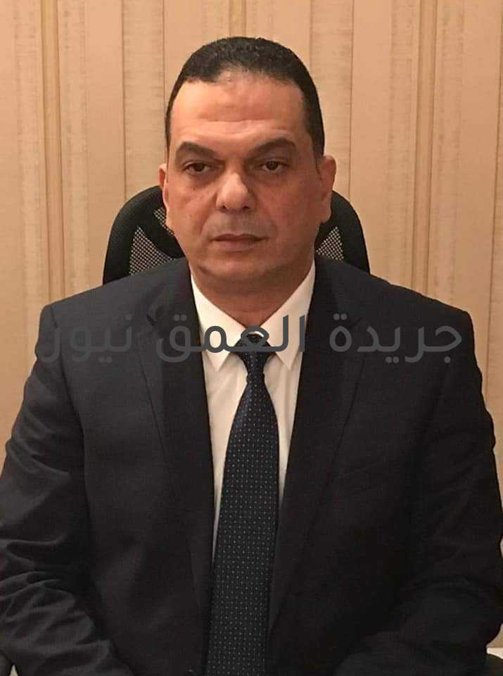 عاجل.. مباحث المطرية تعلن عن ضبط عصابة لسرقة المواد البترولية كتب/ هاني قاعود استمراراً لجهود أجهزة وزارة الداخلية المستمرة لمكافحة الجريمة بشتى صورها، فقد أكدت معلومات وتحريات وحدة مباحث قسم شرطة المطرية بمديرية أمن القاهرة إحتجاز "أحد الأشخاص" داخل شقة - كائنة بأحد العقارات بدائرة القسم. على الفور انتقلت قوة أمنية تابعة لوحدة مباحث القسم، وأمكن ضبط (سائق– مقيم بمحل البلاغ، عاطل، سائق - مقيمان بدائرة قسم شرطة ثان شبرا الخيمة بالقليوبية)، وبصحبتهم (حداد "المختطف" - مقيم بدائرة قسم شرطة السلام أول) مكبل اليدين من الخلف ومكمم. بسؤال المتهمين، أقر الأول بأنه نظراً لوجود خلافات مالية بينه وبين المجنى عليه "المختطف" بسبب سابقة قيام الأخير بالإستعانة به لإستئجار إحدى السيارات الملاكى، وإستخدامها فى تأمين نقل "مواد بترولية مستولى عليها" من المنطقة الجبلية المتآخمة لطريق (القاهرة / بنى سويف)، وإنقلابه بالسيارة المشار إليها بإحدى الترع، مما نتج عنه تلفيات بالطريق العام ورفض المجنى عليه سداد مبلغ مالى "قيمة إصلاح السيارة"، مما أثار حفيظته، وبتاريخ الواقعة وأثناء تواجده صحبة باقى المتهمين بدائرة قسم شرطة الزاوية الحمراء شاهد إحدى السيارات النقل "فنطاس" ملك المجنى عليه "المُستخدمة فى تهريب المواد البترولية"، إختمر فى ذهنه فكرة إستيقافها وإحتجازها لإجبار المجنى عليه على سداد قيمة الإصلاح المُستحقة.. وعليه فقد قام وباقى المتهمين بإستيقاف السيارة وصرف قائدها وإستدراج المجنى عليه، وإصطحابه للشقة ملكه "محل البلاغ" بإستخدام سيارة ملكه "مطموسة الشاسيه والموتور"، وإحتجازه على النحو المشار إليه. وتم بإرشاد المتهمين ضبط سيارة ملك المجني عليه "نصف نقل - بدون لوحات معدنية" مزودة بفنطاس (مطموسة الشاسيه والموتور - فارغة الحمولة). بمواجهة المجني عليه، اعترف بمزاولته نشاطاً إجرامياً تخصص فى سرقة المواد البترولية عن طريق تركيب محابس " كبسولات" بخطوط المواد البترولية المارة بعدد من المناطق الجبلية المتآخمة، بغرض إستخدامها فى الإستيلاء على المواد البترولية وخاصةً " السولار" بقصد التصرف فيها بالبيع بالسوق السوداء لعملائه من مالكى مستودعات تخزين البترول لتحقيق أرباح غير مشروعة.. كما أضاف بقيامه بشراء سيارات نقل من متحصلات وقائع السرقات لإستخدامها فى تهريب المواد البترولية، وكذا شراء سيارات ملاكى لإستخدامها فى تأمين سيارات التهريب، وقيامه بإخفاء معالمهم الجوهرية من خلال طمس رقمى الشاسيه والموتور للحيلولة دون ضبطهم والإستدلال عليهم. هذا وقد تم إستهداف باقى أفراد التشكيل بعدة مأموريات بأماكن ترددهم وعدد (8 مخازن وجراجين) خاصة بهم، حيث أسفرت الجهود عن تحقيق العديد من النتائج الإيجابية ليصبح إجمالى ما تم ضبطه على النحو التالى : عدد ( 20 ) متهم من أفراد التشكيل. عدد ( 27 ) سيارة نقل مجهزة بفنطاس لنقل المواد البترولية المستولى عليها، وسيارة نقل آخرى بدون ، عدد ( 2 ) سيارة ملاكى . عدد ( 6 فنطاس ، 13 تنك ) لتخزين المواد البترولية المستولى عليها. عدد ( 3 ) قطع أسلحة نارية عبارة عن ( بندقية آلية – 2 بندقية خرطوش – عدد من الطلقات مختلفة الأعيرة ) . كمية من المواد البترولية بلغ إجماليها أكثر من (60 ألف لتر "سولار"). تم اتخاذ الإجراءات القانونية، وجارى تحديد وضبط باقي المتهمين.