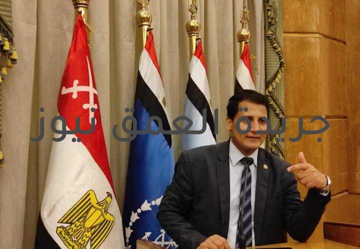 استراتيجية مصر الوطنية للأمن السيبراني كتب/ د. علي جمال لمواجهة التهديدات السيبرانية لابد من تعزيز وتنظيم الأمن السيبراني، لأنه أمراً في غاية الأهمية لزيادة ثقة الوطن في سلامة وصمود البنية التحتية لقطاع الاتصالات وتقنية المعلومات والبريد وخدماته . الاستراتيجية الوطنية المصرية للأمن السيبراني هي استراتيجية الاستعداد لتوفير تدابير متماسكة وإجراءات استراتيجية لضمان أمن وحماية الوجود المصري في الفضاء السيبراني ، وحماية البنية التحتية الحيوية للمعلومات ، وبناء ورعاية مجتمع إنترنت موثوق به. كيفية معالجة التهديدات تتألف الاستراتيجية الوطنية المصرية للأمن السيبراني من عدة استراتيجيات قصيرة ومتوسطة وطويلة الامد تغطي جميع الأولويات الوطنية ، وتعالج التعرض الوطني للمخاطر السيبرانية. بيئة آمنة لمختلف القطاعات هنالك تهديدات سيبرانية رئيسية في جميع أنحاء العالم التي تضر بالمصلحة الوطنية منها ، الجريمة الإلكترونية ، الإرهاب الإليكتروني ، الصراع السيبراني ، التجسس السيبراني ، إساءة معاملة الأطفال واستغلالهم عبر الإنترنت. لذلك الأمن السيبراني أصبح أولوية للتعامل مع كافة التهديدات والهجمات الإلكترونية لهذه التهديدات قدرة كبيرة على الإضرار بسلامة الأمة ، وتعطل عمليات البنية التحتية الحيوية للمعلومات، وتقويضها والعمليات الحكومية ، والأمن القومي المصري .