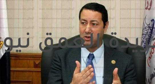 عاجل.. منطقة جنوب الجيزة تتعرض لهزة أرضية كتب/ هاني قاعود. سجلت محطات الشبكة القومية للزلازل التابعة للمعهد القومي للبحوث الفلكية والجيوفيزيقية اليوم السبت، هزة أرضية بقوة ٢ درجة على مقياس ريختر في منطقة جنوب الجيزة، في تمام الساعة الرابعة وعشرة دقائق، مع وجود صوت رعد. ووفق المعهد القومي للبحوث الفلكية والجيوفيزيقية، لَم يصل المعهد أي بلاغ بوقوع إصابات، لكن سمع بعض المواطنين صوت رعد. وقال الدكتور جاد القاضي رئيس المعهد، إن سبب الصوت الذي سمعه أهالي جنوب غرب مدينة 6 أكتوبر ناتج عن الهزة الأرضية. وفي وقت سابق تداول رواد مواقع التواصل الاجتماعي، أخبارا عن سماع صوت يشبه صوت الرعد ودوي الانفجار في كل من الشيخ زايد وبنها وطنطا.