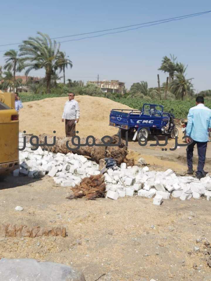 استمرار التصدي للمتعدين على الأراضي الزراعية كتبت/ فاطمة رمضان أكد الأستاذ الدكتور ربيع مصطفى، وكيل وزارة الزراعة بالفيوم على عدم التهاون في تنفيذ الإزالات الفورية والاستمرار في التصدي للتعديات المخالفة على الأراضي الزراعية واتخاذ الإجراءات القانونية حيال المتعدين ، يأتي هذا في إطار تعليمات السيد القصير، وزير الزراعة واستصلاح الأراضي، وتوجيهات الدكتور أحمد الأنصاري، محافظ الفيوم، بمنع أي تعديات أو مخالفات في المهد حفاظا على الرقعة الزراعية وشدد وكيل الوزاره على جهاز حماية الأراضي بالمديرية بقيادة المهندس علي مسعد مدير عام الحماية بالتنسيق مع مديري الإدارات الزراعية والوحدات المحلية وقوات الشرطه لتنفيذ كافة التعديات على الأراضي الزراعية في مهدها. خلال ذلك قامت الإدارة الزراعية بمركز الفيوم بقيادة المهندس محمود إسماعيل مدير الإدارة بالتنسيق مع الوحده المحليه برئاسة المحاسب احمد شاكر رئيس مركز ومدينة الفيوم بتنفيذ إزالة حالة التعدى الواقع على مساحة واحد قيراط خلف الجمعية الزراعية بناحية قرية تلات وجاري اتخاذ الإجراءات القانونية ضد المخالف وذلك بحضور المهندس سيد احمد محمود رئيس حماية الأراضي بالإدارة الزراعية والمهندس جمال عبد الحليم حماية الأراضي والاستاذ احمد عبيد رئيس الوحده المحليه بناحية قرية تلات والمهندس محمد عبد التواب مدير الجمعية الزراعية بناحية تلات والمهندس حسن عبد الواحد القسم الهندسي بالوحدة. كما قامت الإدارة الزراعية بمركز يوسف الصديق بقيادة المهندس نبيل لملوم مدير الإدارة بالتنسيق مع الوحده المحليه برئاسة المهندس كمال سلومه رئيس مركز ومدينة يوسف الصديق بتنفيذ إزالة الفورية على مساحة نصف قيراط بناحيه قصر الجبالي، و إزاله أخرى تعدى على الأرض الزراعيه بالمشرك قبلي على مساحة قيراط بمعرفة اللجنة رئيس الوحدة المحلية والمهندس محمد شعبان والمهندس مصطفى مصري والاستاذ حمدى عبد العال رئيس الوحدة والمهندس حسن عبد الحميد سكرتير الوحدة والمهندس عثمان على مدير حماية الاراضي إدارة يوسف الصديق والمهندس عبد اللطيف مدير الجمعية الزراعية وجهاز الوحدة بالكامل بالتعاون مع مركز شرطه الشواشنة. وكذلك قامت الإدارة الزراعية بمركز إطسا بقيادة المهندس ماهر ابورحيل مدير الإدارة بالتنسيق مع الوحده المحليه برئاسة الاستاذ خالد فراج رئيس مركز ومدينه اطسا بتنفيذ ازاله حاله تعدى ليلاً بناحيه جمعيه معجون على مساحه واحد قيراط تابع مركز اطسا، و إزاله أخرى عدد 2حاله تعدى على الأرض الزراعيه بناحيه جمعيه نواره بحضور المهندس محمد عبد الحافظ، رئيس قسم حماية الأراضي، والأستاذ محمد ربيع، رئيس الوحده المحليه بمنيا الحيط، والأستاذ علي فهمي، مدير الجمعية، و الأستاذ محمد يوسفْ مدير الجمعية، والأستاذ محمد ربيع، رئيس الوحدة المحليه على مساحه قيراط ونصف.