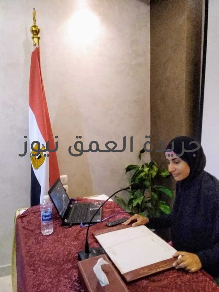 بين العقل والقلب بقلم/فوزية الدخاخني متابعة/سامح الخطيب هناك حرب داخليه تدور بين العقل والقلب ، وصعب تخمين من سينتصر، لأن العقل والقلب مرتبطان بالشخص نفسه وظروفه ومعتقداته وثقافته ، وكل هذا يتحكم في قوة العقل والقلب، لذلك كل شخص تدور بداخله صراعات حسب قيمه ومعتقداته وثقافته الشخصية ، وإذا سألنا نفسنا إلى متى يستمر هذا الصراع وما سببه ومتى يتصالح العقل مع القلب ويعلنا السلام النفسى ، ستكون الإجابة عندما نعرف كيف تفكر عقولنا وكيف تدرك الأمور وكذلك القلب وبعدها نرى الشخص نفسه ما هو المسيطر عليه أثناء إنفعالاته هل العقل والتفكير المنطقي أو التشكيك أو التمعن في الامور،ام يترك الأمر للقلب والعاطفة تحكم وتتحكم، علينا أن ندرك انه ليس عيبا أن نترك العقل أو القلب يتحكم ولكن المشكله تكمن في عدم التصالح بينهما والمناصفه، فإذا أردت أن تزن الأمور عليك باللين والمرونه، وهذا ينتج من قلب عطوف رحيم، وإذا أردت الحزم، عليك بالعقل والتمعن والتعقل لأخذ القرارات الصحيحه، وهنا عندما توظف القلب والعقل تبعا للمواقف، يحدث التصالح بينهما فترتاح وتربح .