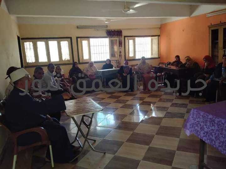 ندوة دينية لمنطقة وعظ بني سويف كتب/ عماد أبو العمرو "فلا تظلموا فيهن أنفسكم" كان عنوان لندوة عقدتها منطقة وعظ بني سويف بالوحده المحلية بقرية قمبش التابعة لمركز ببا، اليوم، بمحافظة بني سويف لفضيلة الشيخ محمد سعيد يوسف، واعظ عام مركز ببا، و التي تحدث فيها عن الأشهر الحرم الذي قال فيها ربنا سبحانه وتعالى:( إِنَّ عِدَّةَ الشُّهُورِ عِندَ اللَّهِ اثْنَا عَشَرَ شَهْرًا فِي كِتَابِ اللَّهِ يَوْمَ خَلَقَ السَّمَاوَاتِ وَالْأَرْضَ مِنْهَا أَرْبَعَةٌ حُرُمٌ ۚ ذَٰلِكَ الدِّينُ الْقَيِّمُ ۚ فَلَا تَظْلِمُوا فِيهِنَّ أَنفُسَكُمْ ۚ وَقَاتِلُوا الْمُشْرِكِينَ كَافَّةً كَمَا يُقَاتِلُونَكُمْ كَافَّةً ۚ وَاعْلَمُوا أَنَّ اللَّهَ مَعَ الْمُتَّقِينَ). وقال الشيخ محمد معقبا على هذه الأية إن التمادي في فعل المعاصي واقتراف الذنوب والسيئات لهو من ظلم الإنسان لنفسهْ و هذه الأيام فرصة يرجع فيها الإنسان ويجلس مع نفسه بينه وبين الله؛ ليراجع الإنسان نفسه قبل فوات الأوان. كانت هذه الندوة بتوجيه و إشراف فضيلة الشيخ رضا محمد عبد الحليم، المدير العام لمنطقة وعظ بني سويف الأزهرية، و في نهاية الندوة تقدموا بالشكر لإدارة الوحدة المحلية بقرية قمبش على حسن تعاونهم واستقبالهم وكرم أخلاقهم، سائلين الله العلي القدير التوفيق والسداد والقبول.