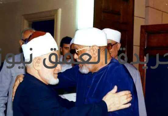 الطاروطي يكتب عن إمام الدعاة فضيلة مولانا الشيخ الشعراوي السيرة الذاتية بمناسبة ذكرى وفاته كتب/ هاني قاعود نعي فضيلة القارئ الشيخ الدكتور عبدالفتاح الطاروطي قارئ القرأن الكريم و القارئ بإذاعة القرأن الكريم وقارئ العالم العربي كتب عن فضيلة الامام الراحل مولانا الشيخ محمد متولي الشعراوي رحمه الله تعالى وغفر له بمناسبة ذكري وفاته وكتب عبر حسابه علي موقع الفيس بوك وقال فضيلته إليكم هذه السطور عن الإمام الراحل وعن مشوار حياته :- الشيخ محمد متولي الشعراوي (15 ربيع الأول 1329 هـ / 15 أبريل 1911 - 22 صفر 1419 هـ / 17 يونيو 1998م)[3] عالم دين ووزير أوقاف مصري سابق. يعد من أشهر مفسري معاني القرآن الكريم في العصر الحديث؛ حيث عمل على تفسير القرآن الكريم بطرق مبسطة وعامية مما جعله يستطيع الوصول لشريحة أكبر من المسلمين في جميع أنحاء العالم العربي، لقبه البعض بإمام الدعاة. مولده وحياته العلمية :- ولد الشيخ محمد متولي الشعراوي في 15 أبريل عام 1911م بقرية دقادوس مركز ميت غمر بمحافظة الدقهلية بمصر، وحفظ القرآن الكريم في الحادية عشرة من عمره. في عام 1922م التحق بمعهد الزقازيق الابتدائي الأزهري، وأظهر نبوغاً منذ الصغر في حفظه للشعر والمأثور من القول والحكم، ثم حصل على الشهادة الابتدائية الأزهرية سنة 1923م، ودخل المعهد الثانوي الأزهري، وزاد اهتمامه بالشعر والأدب، وحظي بمكانة خاصة بين زملائه، فاختاروه رئيسًا لاتحاد الطلبة، ورئيسًا لجمعية الأدباء بالزقازيق، وكان معه في ذلك الوقت الدكتور محمد عبد المنعم خفاجى، والشاعر طاهر أبو فاشا، والأستاذ خالد محمد خالد والدكتور أحمد هيكل والدكتور حسن جاد، وكانوا يعرضون عليه ما يكتبون. كانت نقطة تحول في حياة الشيخ الشعراوي، عندما أراد والده إلحاقه بالأزهر الشريف بالقاهرة، وكان الشيخ الشعراوي يود أن يبقى مع إخوته لزراعة الأرض، ولكن إصرار الوالد دفعه لاصطحابه إلى القاهرة، ودفع المصروفات وتجهيز المكان للسكن. فما كان منه إلا أن اشترط على والده أن يشتري له كميات من أمهات الكتب في التراث واللغة وعلوم القرآن والتفاسير وكتب الحديث النبوي الشريف، كنوع من التعجيز حتى يرضى والده بعودته إلى القرية. لكن والده فطن إلى تلك الحيلة، واشترى له كل ما طلب قائلاً له: أنا أعلم يا بني أن جميع هذه الكتب ليست مقررة عليك، ولكني آثرت شراءها لتزويدك بها كي تنهل من العلم. وهذا ما قاله فضيلة الشيخ الشعراوي في لقائه مع الصحفي طارق حبيب . التحق الشعراوي بكلية اللغة العربية سنة 1937م ، وانشغل بالحركة الوطنية والحركة الأزهرية، فحركة مقاومة المحتلين الإنجليز سنة 1919م اندلعت من الأزهر الشريف، ومن الأزهر خرجت المنشورات التي تعبر عن سخط المصريين ضد الإنجليز المحتلين. ولم يكن معهد الزقازيق بعيدًا عن قلعة الأزهر في القاهرة، فكان يتوجه وزملاءه إلى ساحات الأزهر وأروقته، ويلقي بالخطب مما عرضه للاعتقال أكثر من مرة ، وكان وقتها رئيسًا لاتحاد الطلبة سنة 1934م. أسرة الشعراوي :- تزوج الشيخ محمد متولي الشعراوي وهو في الثانوية بناءً على رغبة والده الذي اختار له زوجته، ووافق الشيخ على اختياره، لينجب ثلاثة أولاد وبنتين، الأولاد: سامي وعبد الرحيم وأحمد، والبنتان فاطمة وصالحة. وكان الشيخ يرى أن أول عوامل نجاح الزواج هو الاختيار والقبول من الطرفين والمحبة بينهما. حياته العملية :- تخرج عام 1940م، وحصل على العالمية مع إجازة التدريس عام 1943م. بعد تخرجه عين الشعراوي في المعهد الديني بطنطا، ثم انتقل بعد ذلك إلى المعهد الديني بالزقازيق ثم المعهد الديني بالإسكندرية وبعد فترة خبرة طويلة انتقل الشيخ الشعراوي إلى العمل في السعودية عام 1950 ليعمل أستاذاً للشريعة في جامعة أم القرى. اضطر الشيخ الشعراوي أن يدرِّس مادة العقائد رغم تخصصه أصلاً في اللغة وهذا في حد ذاته يشكل صعوبة كبيرة إلا أن الشيخ الشعراوي استطاع أن يثبت تفوقه في تدريس هذه المادة لدرجة كبيرة لاقت استحسان وتقدير الجميع. وفي عام 1963 حدث الخلاف بين الرئيس جمال عبد الناصر وبين الملك سعود. وعلى أثر ذلك منع الرئيس جمال عبد الناصر الشيخ الشعراوي من العودة ثانية إلى السعودية، وعين في القاهرة مديراً لمكتب شيخ الأزهر الشريف الشيخ حسن مأمون. ثم سافر بعد ذلك الشيخ الشعراوي إلى الجزائر رئيساً لبعثة الأزهر هناك ومكث بالجزائر حوالي سبع سنوات قضاها في التدريس وأثناء وجوده في الجزائر حدثت نكسة يونيو 1967، وقد سجد الشعراوى شكراً لأقسى الهزائم العسكرية التي منيت بها مصر -و برر ذلك "في حرف التاء" في برنامج من الألف إلى الياء بقوله "بأن مصر لم تنتصر وهي في أحضان الشيوعية فلم يفتن المصريون في دينهم" وحين عاد الشيخ الشعراوي إلى القاهرة وعين مديراً لأوقاف محافظة الغربية فترة، ثم وكيلاً للدعوة والفكر، ثم وكيلاً للأزهر ثم عاد ثانية إلى السعودية ، حيث قام بالتدريس في جامعة الملك عبد العزيز. وفي نوفمبر 1976م اختار السيد ممدوح سالم رئيس الوزراء آنذاك أعضاء وزارته، وأسند إلى الشيخ الشعراوي وزارة الأوقاف وشئون الأزهر. فظل الشعراوي في الوزارة حتى أكتوبر عام 1978م. اعتبر أول من أصدر قراراً وزارياً بإنشاء أول بنك إسلامي في مصر وهو بنك فيصل حيث أن هذا من اختصاصات وزير الاقتصاد أو المالية (د. حامد السايح في هذه الفترة)، الذي فوضه، ووافقه مجلس الشعب على ذلك. وفي سنة 1987م اختير عضواً بمجمع اللغة العربية (مجمع الخالدين). المناصب التي تولاها :- عين مدرساً بمعهد طنطا الأزهري وعمل به، ثم نقل إلى معهد الإسكندرية، ثم معهد الزقازيق. أعير للعمل بالسعودية سنة 1950م. وعمل مدرساً بكلية الشريعة، بجامعة الملك عبد العزيز بجدة. عين وكيلاً لمعهد طنطا الأزهري سنة 1960م. عين مديراً للدعوة الإسلامية بوزارة الأوقاف سنة 1961م. عين مفتشاً للعلوم العربية بالأزهر الشريف 1962م. عين مديراً لمكتب الأمام الأكبر شيخ الأزهر حسن مأمون 1964م. عين رئيساً لبعثة الأزهر في الجزائر 1966م. عين أستاذاً زائراً بجامعة الملك عبد العزيز بكلية الشريعة بمكة المكرمة 1970م. عين رئيس قسم الدراسات العليا بجامعة الملك عبد العزيز 1972م. عين وزيراً للأوقاف وشئون الأزهر بجمهورية مصر العربية 1976م. عين عضواً بمجمع البحوث الإسلامية 1980م. اختير عضواً بمجلس الشورى بجمهورية مصر العربية 1980م. عرضت علية مشيخة الأزهر وكذا منصب في عدد من الدول الإسلامية لكنه رفض وقرر التفرغ للدعوة الإسلامية. الجوائز التي حصل عليها :- منح الإمام الشعراوي وسام الاستحقاق من الدرجة الأولى لمناسبة بلوغه سن التقاعد في 15 أبريل 1976 قبل تعيينه وزيراً للأوقاف وشئون الأزهر. منح وسام الجمهورية من الطبقة الأولى عام 1983 وعام 1988، ووسام في يوم الدعاة حصل على الدكتوراه الفخرية في الآداب من جامعتي المنصورة والمنوفية. اختارته رابطة العالم الإسلامي بمكة المكرمة عضوًا بالهيئة التأسيسية لمؤتمر الإعجاز العلمي في القرآن الكريم والسنة النبوية، الذي تنظمه الرابطة، وعهدت إليه بترشيح من يراهم من المحكمين في مختلف التخصصات الشرعية والعلمية، لتقويم الأبحاث الواردة إلى المؤتمر. جعلته محافظة الدقهلية شخصية المهرجان الثقافي لعام 19899 والذي تعقده كل عام لتكريم أحد أبنائها البارزين، وأعلنت المحافظة عن مسابقة لنيل جوائز تقديرية وتشجيعية، عن حياته وأعماله ودوره في الدعوة الإسلامية محلياً، ودولياً، ورصدت لها جوائز مالية ضخمة. اختارته جائزة دبي الدولية للقرآن الكريم كشخصية العام الإسلامية في دورتها الأولى عام 1418 هجري الموافق 1998 م. مؤلفاته :- للشيخ الشعراوي عدد من المؤلفات، قام عدد من محبيه بجمعها وإعدادها للنشر، وأشهر هذه المؤلفات وأعظمها تفسير الشعراوي للقرآن الكريم، ومن هذه المؤلفات: خواطر الشعراوي المنتخب في تفسير القرآن الكريم خواطر قرآنية معجزة القرآن من فيض القرآن نظرات في القرآن الإسراء والمعراج الأدلة المادية على وجود الله الإسلام والفكر المعاصر الإنسان الكامل محمد صلى الله عليه وسلم الأحاديث القدسية الآيات الكونية ودلالتها على وجود الله تعالى البعث والميزان والجزاء التوبة الجنة وعد الصدق الجهاد في الإسلام أضواء حول اسم الله الأعظم الحج الأكبر - حكم أسرار عبادات الحج المبرور الحسد الحصن الحصين الحياة والموت الخير والشر السحر السحر والحسد السيرة النبوية الشورى والتشريع في الإسلام الشيطان والإنسان الصلاة وأركان الإسلام الطريق إلى الله الظلم والظالمون المعجزة الكبرى أسماء الله الحسنى أسئلة حرجة وأجوبة صريحة الفتاوى الفضيلة والرذيلة الفقه الإسلامي الميسر وأدلته الشرعية القضاء والقدر الله والنفس البشرية المرأة في القرآن الكريم المرأة كما أرادها الله النصائح الذهبية للمرأة العصرية الإسلام والمرأة، عقيدة ومنهج فقه المرأة المسلمة الغارة على الحجاب الوصايا إنكار الشفاعة أحكام الصلاة أنت تسأل والإسلام يجيب الغيب بين الفضيلة والرذيلة جامع البيان في العبادات والأحكام حفاوة المسلمين بميلاد خير المرسلين عداوة الشيطان للإنسان عذاب النار وأهوال يوم القيامة على مائدة الفكر الإسلامي قصص الأنبياء قضايا العصر لبيك اللهم لبيك نهاية العالم هذا ديننا هذا هو الإسلام وصايا الرسول يوم القيامة عقيدة المسلم أسرار بسم الله الرحمن الرحيم أشهر آرائه :- خواطري حول القرآن الكريم لا تعني تفسيرا للقرآن وإنما هي هبات صفائية تخطر على قلب مؤمن في آية أو بضع آيات.[5] الرد على المستشرقين :- أرجع الشيخ الشعراوي آراء المستشرقين التي اتهمت القرآن الكريم بالباطل بتضارب الآيات، إلى ضعف ملكتهم اللغوية، وفند اتهاماتهم وصححها كلما مر مفسراً على سور القرآن الكريم. (إِذَا جَاءَكَ الْمُنَافِقُونَ قَالُوا نَشْهَدُ إِنَّكَ لَرَسُولُ اللَّهِ وَاللَّهُ يَعْلَمُ إِنَّكَ لَرَسُولُهُ وَاللَّهُ يَشْهَدُ إِنَّ الْمُنَافِقِينَ لَكَاذِبُونَ) سورة المنافقون - الآية 1 رأى المستشرقين أن الآية بها تعارض حيث تقول الآية أن المنافقون يشهدون بأن محمد رسول الله، وفي نفس الوقت يشهد الله بأنهم كاذبون رد الشعراوي بأن الله وافقهم في قولهم بأن محمد رسول الله، ولكنه حكم عليهم بالكذب في قولهم "نشهد" لأن الشهادة يجب أن يواطئ اللسان فيها القلب، فكانت شهادة الله رد على فعل الشهادة من المنافقون، ليثبت خداعهم للرسول. وليفرق بين القول وبين مقول القول فالشهادة شئ وقولهم إنك لرسول الله شئ آخر.[6] (فَيَوْمَئِذٍ لَا يُسْأَلُ عَنْ ذَنْبِهِ إِنْسٌ وَلَا جَانٌّ) سورة الرحمن - الآية 39 (وَقِفُوهُمْ إِنَّهُمْ مَسْئُولُونَ) سورة الصافات - الآية 24 رأى المستشرقين أن الآيات بها تضارب حيث تقول الآية الأولى أنه لا يسأل العباد عن أعمالهم بينهما تقول الآية الثانية أنهم يسألون رد الشعراوي بأن السؤال نوعان: سؤال الاستخبار والاستعلام وهو السؤال المنفي في الآية الأولى لأن الله أعلم بأعمالهم منهم، وسؤال التوبيخ والإقرار بالعمل كما يسأل الأستاذ التلميذ وهو نوع السؤال في الآية الثانية.[7] موهبته الشعرية :- عشق الشيخ الشعراوي اللغة العربية، وعرف ببلاغة كلماته مع بساطة في الأسلوب، وجمال في التعبير، ولقد كان للشيخ باع طويل مع الشعر، فكان شاعرا يجيد التعبير بالشعر في المواقف المختلفة، وخاصة في التعبير عن آمال الأمة أيام شبابه، عندما كان يشارك في العمل الوطني بالكلمات القوية المعبرة، وكان الشيخ يستخدم الشعر أيضاً في تفسير القرآن الكريم، وتوضيح معاني الآيات، وعندما يتذكر الشيخ الشعر كان يقول "عرفوني شاعراً" يقول في قصيدة بعنوان "موكب النور": أريحي السماح والإيثـار لك إرث يا طيبة الأنوار وجلال الجمال فيـك عريق لا حرمنا ما فيه من أسـرار تجتلي عندك البصائر معنى فوق طوق العيون والأبصار الشعر ومعاني الآيات :- ويتحدث الشيخ الشعراوي في مذكراته التي نشرتها صحيفة الأهرام عن تسابق أعضاء جمعية الأدباء في تحويل معاني الآيات القرآنية إلى قصائد شعر. كان من بينها ما أعجب بها رفقاء الشيخ الشعراوي أشد الإعجاب إلى حد طبعها على نفقتهم وتوزيعها. يقول إمام الدعاة ومن أبيات الشعر التي اعتز بها، ما قلته في تلك الآونة في معنى الرزق ورؤية الناس له. فقد قلت: تحرى إلى الرزق أسبابه فإنـك تجـهل عنـوانه ورزقـك يعرف عنوانك وعندما سمع الشيخ الذي كان يدرس لنا التفسير هذه الأبيات قال لي: يا ولد هذه لها قصة عندنا في الأدب. فسألته: ما هي القصة: فقال: قصة شخص اسمه عروة بن أذينة. وكان شاعراً بالمدينة وضاقت به الحال، فتذكر صداقته مع هشام بن عبد الملك. أيام أن كان أمير المدينة قبل أن يصبح الخليفة. فذهب إلى الشام ليعرض تأزم حالته عليه لعله يجد فرجاً لكربه. ولما وصل إليه استأذن على هشام ودخل. فسأله هشام كيف حالك يا عروة؟ فرد: والله إن الحال قد ضاقت بي. فقال لي هشام: ألست أنت القائل: لقد علمت وما الإشراق من خلقي أن الذي هـو رزقي سوف يأتيني واستطرد هشام متسائلاً: فما الذي جعلك تأتي إلى الشام وتطلب مني. فأحرج عروة الذي قال لهشام: جزاك الله عني خيراً يا أمير المؤمنين.. لقد ذكرت مني ناسياً، ونبهت مني غافلاً. ثم خرج. وبعدها غضب هشام من نفسه لأنه رد عروة مكسور الخاطر. وطلب القائم على خزائن بيت المال وأعد لعروة هدية كبيرة وحملوها على الجمال. وقام بها حراس ليلحقوا بعروة في الطريق. وكلما وصلوا إلى مرحلة يقال لهم: كان هنا ومضى. وتكرر ذلك مع كل المراحل إلى أن وصل الحراس إلى المدينة. فطرق قائد الركب الباب وفتح له عروة. وقال له: أنا رسول أمير المؤمنين هشام. فرد عروة: وماذا أفعل لرسول أمير المؤمنين وقد ردني وفعل بي ما قد عرفتم ؟ فقال قائد الحراس: تمهل يا أخي. إن أمير المؤمنين أراد أن يتحفك بهدايا ثمينة وخاف أن تخرج وحدك بها. فتطاردك اللصوص، فتركك تعود إلى المدينة وأرسل إليك الهدايا معنا. ورد عروة: سوف أقبلها ولكن قل لأمير المؤمنين لقد قلت بيتا ونسيت الآخر. فسأله قائد الحراس: ما هو ؟ فقال عروة: أسعى له فيعنيني تطلبه ولو قعدت أتاني لا يعنيني وهذا يدلك -فيما يضيفه إمام الدعاة- على حرص أساتذتنا على أن ينمو في كل إنسان موهبته، ويمدوه بوقود التفوق. مواقفه :- يروي الشعراوي في مذكراته وقائع متفرقة الرابط بينها أبيات من الشعر طلبت منه وقالها في مناسبات متنوعة. وخرج من كل مناسبة كما هي عادته بدرس مستفاد ومنها مواقف وطنية. يقول الشيخ: وأتذكر حكاية كوبري عباس الذي فتح على الطلاب من عنصري الأمة وألقوا بأنفسهم في مياه النيل شاهد الوطنية الخالد لأبناء مصر. فقد حدث أن أرادت الجامعة إقامة حفل تأبين لشهداء الحادث ولكن الحكومة رفضت. فاتفق إبراهيم نور الدين رئيس لجنة الوفد بالزقازيق مع محمود ثابت رئيس الجامعة المصرية على أن تقام حفلة التأبين في أية مدينة بالأقاليم. ولا يهم أن تقام بالقاهرة. ولكن لأن الحكومة كان واضحاً إصرارها على الرفض لأي حفل تأبين فكان لابد من التحايل على الموقف. وكان بطل هذا التحايل عضو لجنة الوفد بالزقازيق حمدي المرغاوي الذي ادعى وفاة جدته وأخذت النساء تبكي وتصرخ. وفي المساء أقام سرادقا للعزاء وتجمع فيه المئات وظنت الحكومة لأول وهلة أنه حقاً عزاء. ولكن بعد توافد الأعداد الكبيرة بعد ذلك فطنت لحقيقة الأمر. بعد أن أفلت زمام الموقف وكان أي تصد للجماهير يعني الاصطدام بها. فتركت الحكومة اللعبة تمر على ضيق منها. ولكنها تدخلت في عدد الكلمات التي تلقى لكيلا تزيد للشخص الواحد على خمس دقائق. وفي كلمتي بصفتي رئيس اتحاد الطلبة قلت: شباب مات لتحيا أمته وقبر لتنشر رايته وقدم روحه للحتف والمكان قربانا لحريته ونهر الاستقلال ولأول مرة يصفق الجمهور في حفل تأبين. وتنازل لي أصحاب الكلمة من بعدي عن المدد المخصصة لهم. لكي ألقى قصيدتي التي أعددتها لتأبين الشهداء البررة والتي قلت في مطلعها: نداء يابني وطني نداء دم الشهداء يذكره الشباب وهل نسلوا الضحايا والضحايا بهم قد عز في مصر المصاب شباب برَّ لم يفْرِق.. وأدى رسالته، وها هي ذي تجاب فلم يجبن ولم يبخل وأرغى وأزبد لا تزعزعه الحراب وقدم روحه للحق مهراً ومن دمه المراق بدا الخضاب وآثر أن يموت شهيد مصر لتحيا مصر مركزها مهاب قدم الشيخ استقالته بسبب شتم السادات للشيخ المحلاوي فبعث الشيخ ببرقية للرئيس وقال: "إن الأزهر الشريف لا يخرج كلابًا بل يخرج شيوخًا أفاضل وعلماء أجلاء". نقل مقام إبراهيم :- عام 1954 كانت هناك فكرة مطروحة لنقل مقام إبراهيم من مكانه، والرجوع به إلى الوراء حتى يفسحوا المطاف الذي كان قد ضاق بالطائفين ويعيق حركة الطواف، وكان قد تحدد أحد الأيام ليقوم الملك سعود بنقل المقام. وفي ذلك الوقت كان الشيخ الشعراوي يعمل أستاذاً بكلية الشريعة في مكة المكرمة وسمع عن ذلك واعتبر هذا الأمر مخالفاً للشريعة فبدأ بالتحرك واتصل ببعض العلماء السعوديين والمصريين في البعثة لكنهم أبلغوه أن الموضوع انتهى وأن المبنى الجديد قد أقيم، فقام بإرسال برقية من خمس صفحات إلى الملك سعود، عرض فيها المسألة من الناحية الفقهية والتاريخية، واستدل الشيخ في حجته بأن الذين احتجوا بفعل الرسول جانبهم الصواب، لأنه رسول ومشرع وله ما ليس لغيره وله أن يعمل الجديد غير المسبوق، واستدل أيضاً بموقف عمر بن الخطاب الذي لم يغير موقع المقام بعد تحركه بسبب طوفان حدث في عهده وأعاده إلى مكانه في عهد الرسول. وبعد أن وصلت البرقية إلى الملك سعود، جمع العلماء وطلب منهم دراسة برقية الشعراوي، فوافقوا على كل ما جاء في البرقية، فأصدر الملك قراراً بعدم نقل المقام، وأمر الملك بدراسة مقترحات الشعراوي لتوسعة المطاف، حيث اقترح الشيخ أن يوضع الحجر في قبة صغيرة من الزجاج غير القابل للكسر، بدلاً من المقام القديم الذي كان عبارة عن بناء كبير يضيق على الطائفين. خواطره حول تفسير القرآن :- بدأ الشيخ محمد متولي الشعراوي تفسيره على شاشات التلفاز قبل سنة 1980م بمقدمة حول التفسير ثم شرع في تفسير سورة الفاتحة وانتهى عند أواخر سورة الممتحنة وأوائل سورة الصف وحالت وفاته دون أن يفسر القرآن الكريم كاملاً. يذكر أن له تسجيلاً صوتياً يحتوي على تفسير جزء عم (الجزء الثلاثون). يقول الشيخ محمد متولي الشعراوي موضحـًا منهجه في التفسير: خواطري حول القرآن الكريم لا تعني تفسيراً للقرآن. وإنما هي هبات صفائية. تخطر على قلب مؤمن في آية أو بضع آيات.. ولو أن القرآن من الممكن أن يفسر. لكان رسول الله صلى الله عليه وسلم أولى الناس بتفسيره. لأنه عليه نزل وبه انفعل وله بلغ وبه علم وعمل. وله ظهرت معجزاته. ولكن رسول الله صلى الله عليه وسلم اكتفى بأن يبين للناس على قدر حاجتهم من العبادة التي تبين لهم أحكام التكليف في القرآن الكريم، وهي " افعل ولا تفعل..". اعتمد في تفسيره على عدة عناصر من أهمها: اللغة كمنطلق لفهم النص القرآني. محاولة الكشف عن فصاحة القرآن وسر نظمه الإصلاح الاجتماعي. رد شبهات المستشرقين. يذكر أحيانا تجاربه الشخصية من واقع الحياة المزاوجة بين العمق والبساطة وذلك من خلال اللهجة المصرية الدارجة. ضرب المثل وحسن تصويره. الاستطراد الموضوعي. النفس الصوفي. الأسلوب المنطقي الجدلي. في الأجزاء الأخيرة من تفسيره آثر الاختصار بسبب مرضه حتى يتمكن من إكمال خواطره، ثم عاد واعتذر على شاشات التلفاز عن اختصاره واستغفر الله عن ايجازه في هذه المعاني حرصا منه على أن يتمم بحول الله تفسير كتاب الله في حياته، وأنه عوتب في ذلك وقيل له الموت له أجل ورزقك من الله له أجل . رحم الله إمام الدعاة فضيلة مولانا الشيخ محمد متولي الشعراوي وجعل اعماله في ميزان حسناته وجمعنا الله وإياكم في جنات ونهر ، في مقعد صدق عند مليك مقتدر . مع خالص تحياتنا وتقديرنا لكم على متابعتكم الطيبة.