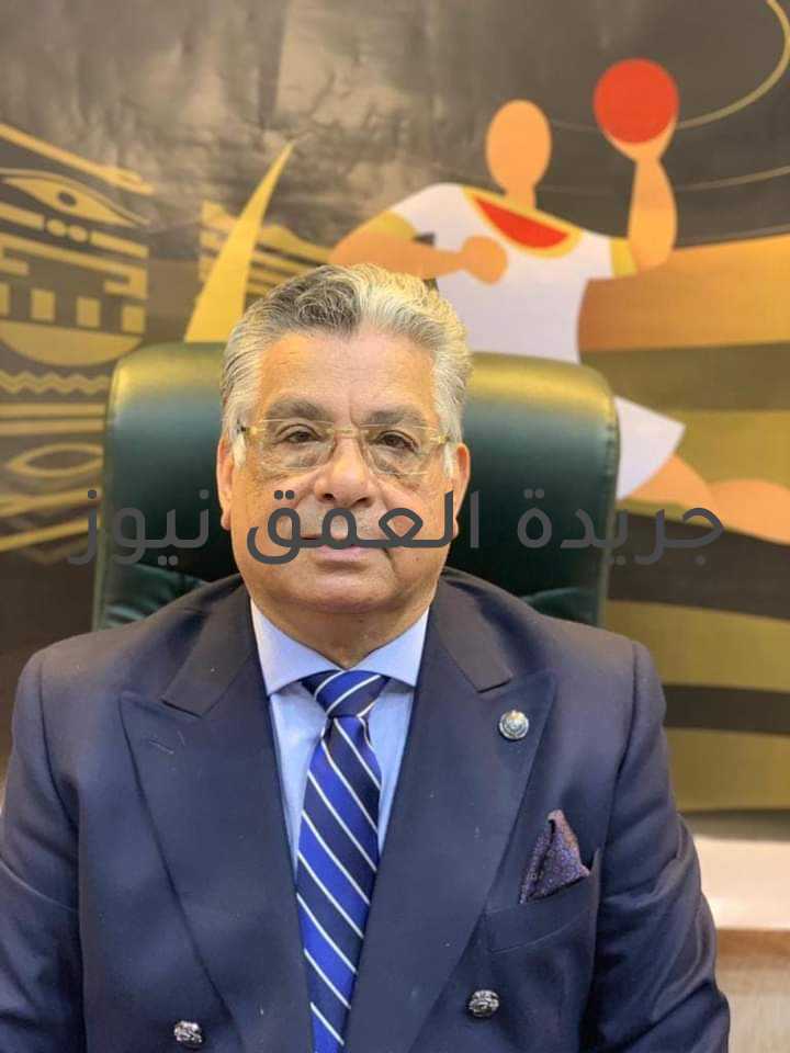 شركة MBG تسدد القسط الثالث لشركة العاصمة الإدارية وتنتهى من تنفيذ 50% من مشروع بوكا كتب/ ماهر بدر استطاعت شركة MBG للاستثمار العقارى تسديد القسط الثالث من أرض مشروع بوكا بالعاصمة الإدارية الجديدة، وبذلك تعد شركة MBG من أوائل الشركات التزاما بسداد أقساط الأراضى داخل العاصمة الإدارية الجديدة. من جانبه، قال الدكتور محمود العدل، رئيس شركة MBG للاستثمار العقارى، أن الشركة نجحت في تنفيذ ما يقارب من 50% من مشروع بوكا، ومن المقرر بدء تسليم المرحلة الأولى من المشروع العام المقبل. وأوضح الدكتور محمود العدل، أنه تم تسويق ما يقارب من 85% من مشروع بوكا، وهي نسبة تعد مرتفعة للغاية بالمقارنة بباقى شركات التطوير العقارى الحاصلة على أراضى داخل العاصمة الإدارية، موضحا أن الشركة حصلت على قطعتى أراضى أخرى لإقامة مشروع طبى، وآخر تجارى وإدارى. وأضاف العدل أن حجم استثمارات الشركة فى السوق العقارى تتجاوز 7 مليارات جنيه موزعة فى العاصمة الإدارية الجديدة ومنطقة الدلتا وتسعى شركة "MBG" للتطوير العقارى لزيادة استثماراتها خلال الفترة المقبلة ضمن استراتيجيتها الجديدة. ولفت العدل أن الشركة بصدد إطلاق مشروعين جديدين فى العاصمة الإدارية الجديدة خلال الشهر المقبل تضاف لمحفظة الشركة وسيتم الإعلان عن تفاصيلها قريبًا، موضحا أن حجم استثمارات المشروع التجارى تتخطى الـ 2 مليار جنيه. وكشف الدكتور محمود العدل رئيس مجلس إدارة شركة MBG للتطوير العقارى الستار عن أحد مشروعات الشركة بالعاصمة الإدارية الجديدة وهو مشروع River Green اول مجمع طبى متكامل بمنطقة الابراج المركزية و بإطلالة مباشرة على البرج الأيقونى والنهر الأخضر بالعاصمة الإدارية الجديدة باستثمارات تصل الى مليار جنيه مصمم وفقا لمعايير منظمة الصحة العالمية وأشار العدل ، إلى ان حجم ومعدلات الانجاز الآن للمشروعات الحكومية والخدمية الكبرى بمشروع العاصمة الإدارية الجديدة خلق حالة من الانتعاش للسوق العقارى وعاملا أساسيا من عوامل جذب المزيد من الاستثمارات سواء محلية أو أجنبية على أرضها مشيرا إلى حرص القيادة السياسية والدولة على جعل كل منطقة على أرض العاصمة مكانا مميزا من خلال تصميم وتنفيذ عدد من المشروعات الاستثمارية والخدمية الكبرى مما فتح شهية المطورين العاملين بالعاصمة على تقديم مشروعات متطورة ومبتكرة تتماشى مع الفكر العالمى لتنفيذ هذا المشروع القومى العملاق وأضاف أنه بالرغم من زيادة عدد الشركات العاملة بالعاصمة عن ذى قبل ووجود منافسة قوية جدا بين كل المطورين إلا أنه يرى أنها منافسة صحية وتصب فى مصلحة العميل والقطاع بوجه عام لأنها تشجع على التطوير والابتكار داخل العاصمة مما يفيد الشركة ويجعلها باستمرار تعمل على تنويع وتطوير منتجاتها العقارية داخل السوق المصرى ويلقى على الشركات مسئولية أكبر وهذا ما تحرص عليه الشركة منذ بداية عملها بمجال التطوير العقارى. وأكد العدل ان مشروع River Green الذى أطلقته الشركة مؤخرا سيمثل علامة مميزة فى مجال المشروعات المتخصصة كأول مشروع يمثل أول مُجمع طبى متكامل بقلب العاصمة الإدارية مصمم وفقا لمعايير منظمة الصحة العالمية WHO وكنجز كوليدج بلندن وكذلك أول مبنى طبي بفندق «Motel» مما يدعم فكرة السياحة العلاجية ، بالإضافة إلى الخبرة الطبية التى يتمتع بها مجلس الادارة خاصة وأن الدكتور محمود العدل تولى رئيس اللجنة الطبية بالاتحاد المصرى لكرة اليد، ولديه خبرة طويلة في انشاء المباني الطبية المتخصصة فى مدينة المنصورة وقال العدل أن إطلاق هذا المشروع ، يأتى نتيجة طبيعية للنجاح الكبير الذي حققته الشركة فى مشروعها العقاري الرائد «بوكا»، والذي أحدث نقلة نوعية داخل العاصمة الإدارية، حيث جذب عددا كبيرا من العملاء فور الإعلان عن المشروع بساعات قليلة، كما حصل المشروع على إشادات دولية، سواء من مطورين عقاريين خارج مصر أو العملاء أنفسهم. مشيرا إلى أن مشروع River Green يتميز بموقعه بإطلالة مباشرة على محور الأمل بمنطقة Mu23، بين الحى السكنى R2 والحى السكنى R3 الذى تم الانتهاء من بنائهما وتشطيبهما بالكامل، حيث ستعد أولى مناطق ستسكن بالعاصمة الإدارية، ويتميز بوجوده بالقرب من مجموعة من الجامعات: سيناء والكندية والألمانية وكذلك المدينة الرياضية ومدينة المعرفة والمدينة الذكية، لافتا إلى أن المشروع من تصميم وتنفيذ شركة EHAF، والتى تعتبر من أكبر الأسماء فى هذا المجال، ولديها سابقة أعمال متميزة منها على سبيل المثال لا الحصر مستشفى مجدى يعقوب ومدينة الملك عبد الله الطبية و مدينة الشيخ خليفة الطبية. اما بالنسبة لخدمات ومميزات مُجمع River Green الطبى أشار العدل ان المشروع يتميز بتصميم أيقونى مميز بواجهات زجاجية فاخرة وعيادات ومراكز طبية متنوعة بتصميمات مختلفة بتشطيب كامل ، وأرضيات مضادة للبكتيريا، دهانات مضادة للبكتيريا، نظام تعقيم بالهواء والمبنى ممهد بالكامل لاستخدام ذوى الهمم كما تم مراعاة خصوصية الأطباء والمرضى فلكل منهم مصاعد ومداخل مختلفة وكذلك مصاعد طبية مجهزة لنقل آسرة المرضى بالإضافة إلى امتياز المشروع بخدمات ما بعد الاستلام (إدارة التعاقدات الطبية - تسويق للسادة الاطباء - السياحة العلاجية فندق للسياحة العلاجية مع وجود مطعم، وقاعة مؤتمرات، غرف اجتماعات وندوات). وأضاف رئيس مجلس الادارة ان شركة MBG تضم مجموعة كبيرة من أشهر المطورين العقاريين فى مصر، وتمتلك عددا من المشاريع المتميزة داخل مصر كما تمتد خبرتها العقارية لأكثر من 23 سنة ومن أبرز أعمال الشركة مولات تجارية ومراكز طبية مثل MBG Medical، مستشفى دار الصفا، جيهان ميديكال، سنتر ومراكز تعليمية مثل MBG Educational، نايل اكاديمى Nile Academy. بالإضافة إلى كمبوند صن ست Sunset فى مدينة راس البر ، والعلا سيتى El Ola City فى مدينة المنصورة وكمبوند بوكا العاصمة الإدارية الجديدة. وأوضح أن تم وضع دراسة تسويقية متكاملة لمشروعات الشركة قيد التطوير والمقرر طرحها خلال الفترة المقبلة بهدف تحقيق المستهدف من المبيعات التعاقدية بالإضافة إلى وضع خطط تسويقية جديدة تهدف لجذب شرائح العملاء من راغبي السكن والاستثمار لمشروعات الشركة، لافتا إلى أن الشركة تخطط لطرح منتج عقاري جديد فى العاصمة الإدارية من خلال مشروعين بمنطقة الداون تاون ويجرى حاليًا إنهاء كافة الإجراءات الخاصة بالتراخيص والتصميمات الهندسية للمشروعين ومن المقرر الإعلان عن التفاصيل نهاية الشهر الجارى. وتطور شركة "MBG" للتطوير العقارى مشروع "PUKKA " السكنى والمقام على مساحة 41 فدانًا ويضم 42 مبنى بنسبة مبانى لاتتجاوز 22% وباقى المساحة مسطحات خضراء ولاند سكيب ويضم المشروع منطقة تجارية بالمشروع مساحتها 20 ألف متر وتضم أكبر وأشهر البراندات العالمية. وتنفذ الشركة أول مركز طبى متكامل "River Green "بالعاصمة الإدارية الجديدة والتي أطلقته الشركة مؤخرًا باستثمارات مليار جنيه بمنطقة MU-23 بين الحى السكنى R2 ,.R3 مباشرة على محور الأمل. وتعد شركة "MBG" للتطوير العقارى من كبرى شركات التطوير العقارى فى منطقة الدلتا وتضم محفظتها مشروعات طبية وسكنية وتعليمية منها مشروع سكنى بمدينة المنصورة التابعة لمحافظة الدقهلية ومشروع صن ست براس البر بمحافظة دمياط والمركز الطبى العالمى بالمنصورة وElite Medical Tower ومشروع العلا سيتي في مدينة المنصورة و Gehaan Medical Center في مدينة المنصورة.