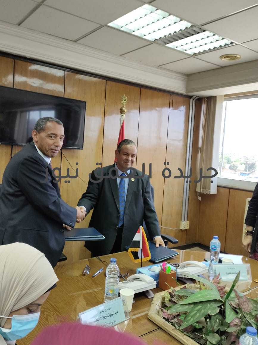 توقيع بروتوكول تعاون بين مصلحة الرقابة الصناعية ومصلحة الجمارك كتب/ محمد صوابى وقعت مصلحة الرقابة الصناعية إحدى الجهات التابعة لوزارة التجارة والصناعة بروتوكول تعاون مع مصلحة الجمارك المصرية ينص على تعزيز برنامج المشغل الإقتصادى المعتمد ( AEO مصر ) وقد وقع الإتفاق السيد اللواء عبد الرؤوف الأحمدى رئيس مصلحة الرقابة الصناعية والسيد الشحات غتورى رئيس مصلحة الجمارك . ويهدف الإتفاق إلى تعزيز التعاون المشترك بين مصلحة الرقابة الصناعية ومصلحة الجمارك فى مجال تيسير وتأمين سلسلة إمداد التجارة الدولية من خلال تفعيل البرامج الدولية الحديثة المعنية بهذا الشأن ومنها برنامج المشغل الإقتصادى المعتمد ( AEO مصر) والذى يهدف إلى تقديم التيسيرات والمزايا إلى الشركات التى يتم إعتمادها فى البرنامج ( القائمة الجمركية البيضاء ) من خلال نظام منسق لإدارة المخاطر وأحدث النظم التكنولوجية . وقد أكد اللواء عبد الرؤوف الأحمدى، رئيس مصلحة الرقابة الصناعية، على أهمية التنسيق فيما بين المصلحة ومصلحة الجمارك لتذليل العقبات التى تواجه الشركات الإنتاجية فى النواحى ذات الصلة بمهام مصلحة الرقابة الصناعية من منطلق الدور الذى تمارسه المصلحة فى تعزيز نظام الرقابة على المصانع، وعمليات التصنيع، وضمان الحماية المثلى للمستهلك المصرى والإقتصاد الوطنى . وتنفيذاً لخطة الدولة فى دعم المشروعات الإنتاجية بما يسهم فى زيادة فرص نفاذها إلى الأسواق الخارجية، والعمل على جذب الإستثمارات الأجنبية داخل هذا القطاع . كما توجه أحمدي بخالص الشكر والتقدير للزملاء والعاملين بمصلحة الرقابه الصناعيه على المجهود المبذول خلال الفترة القصيرة الماضية والتى تتوج يومياً بزيارات إلى مصانع وبروتوكولات تعاون وحل مشاكل مستثمرين .