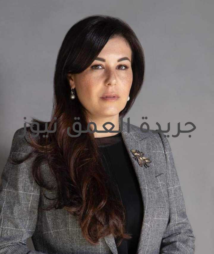 ياسمين خميس : 30 يونيو ثورة شعب وإرادة أمة كتبت/ هدى العيسوي هنأت سيدة الصناعة ، الرئيس الشرفي للاتحاد المصري لجمعيات المستثمرين ، ياسمين خميس ، هنأت الأمةَ المصريةَ ، والقيادةَ السياسية بذكري ثورة الثلاثين من يونيو . وقالت : في الثلاثين من يونيو من عام 2013 صنع المصريون التاريخَ كالعادة ، وقدموا أعظمَ الأمثال في حُب هذا الوطن العظيم . فمنذُ ثماني سنوات ، كانت مصرُ على موعدٍ مع الخَلاص ، كانت مصرُ على موعدٍ مع الإرادةِ الصادقة ، والعزيمةِ التي لا تلين ، فعادتْ مصرُ إلى أبنائِها ، وعادت معها الآمالُ في مستقبلٍ أفضلَ ، يليقُ بمكانتِها وتاريخِها العظيمين . وأضافت ياسمين خميس ، هو يومٌ مشهود في تاريخِ مصر ، يومٌ سيحكي عنه التاريخُ كثيراً ، ويكتب وبأحرفٍ من نور ، كيف انتصرت مصر ؟ وكيف قهرت الطامعين ؟ وأكدت خميس أن مصرَ بدأت رحلةَ البناءِ والتنمية ، ودارت بقوةٍ عجلةُ الإنتاج ، وعادت ثقةُ المستثمرين في الداخل والخارج، وتحققت إنجازاتٌ أذهلت العالمَ كلَه ، إنجازاتٌ لا تتوقف ، لتبعثَ الآمال في غدٍ أفضلَ ، ومستقبلٍ أكثرَ إشراقاً وقالت خميس : في هذه الذكري العطرة ، أتقدمُ بالشكرِ والتقدير والعرفان ، لكلِ الوطنيين الشرفاء ، الذين قدموا الكثيرَ والكثير ، حتي كان هذا النصرُ المبين ، وعلي رأسهم الوطني المخلص ، قائدُ مسيرة مصر الحديثة ، السيد الرئيس ، عبد الفتاح السيسي ، مؤكدةً علي الدور العظيم ، الذي يقومُ به ، بمعاونة الحكومة الجادة ، من أجل النهوض بمصر ، في شتي المجالات ، ومختلف القطاعات ، وكذلك الدور الرائد ، في حماية حدودها ، والزود عنها ، بقواتٍ مسلحة عظيمة ، وشرطةٍ باسلة ، وأبطالٍ أبرار ، يحملون أرواحهم ، فوق أكفهم ، ويختارون الموت ، من أجل أن يحيا الوطن.