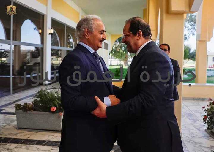 زيارة رئيس جهاز المخابرات المصري تفضى بفتح الطريق الساحلي كتبت/ هدى العيسوي بعد الزيارة التي قام بها رئيس جهاز المخابرات المصرية اللواء عباس كامل ولقاؤه مع رئيس المجلس الرئاسي الليبي محمد المنفى ورئيس الحكومة الليبية عبد الحميد دبيبة بطرابلس ولقاؤه مع قائد عام الجيش الليبي المشير خليفه حفتر بهدف تقريب وجهات النظر بين الطرفين، أعلنت السلطات الليبية بطرابلس على لسان الناطق باسم غرفة عمليات تأمين وحماية سرت الجفرة العميد عبد الهادي دراه أنه تم الاتفاق على فتح الطريق الساحلي اليوم الأحد بحضور رئيس الحكومة عبدالحميد الدبيبة. وقال دراه أنه بعد خطاب القائد الأعلى رئيس المجلس الرئاسي محمد المنفي، وسلسلة من الاجتماعات عقدت مع مجموعة (5+5) وغرفة العمليات سرت- الجفرة، وآمري الغرفة والقادة طيلة الأسبوع الماضي، واجتماع عقد اليوم بمدينة مصراته بحضور كافة قادة مليشيات بركان الغضب وآمري المحاور والمجلس البلدي مصراتة ومجلس الحكماء والأعيان وآمر المنطقة الوسطى، اتفق الجميع على فتح الطريق الساحلي ورفع المعاناة على المواطنين . وأشار دراه إلى أنه سيتم إعطاء قوات الجيش الوطني بقيادة المشير خليفة حفتر فرصة لسحب المرتزقة الروس من المنطقة، حسب قوله، إن الطريق سيعاد فتحها رسميا مع انعقاد اللجنة العسكرية (5+5) الاحد، والتي سيكون موضوع فتح الطريق الساحلي على رأس جدول أعمالها. وفي بيان سابق، هددت اللجنة العسكرية الليبية المشتركة «5+5»، أمس، بكشف معرقلي فتح الطريق الساحلي بين الشرق والغرب والأسباب المؤدية إلى ذلك لاتخاذ الإجراءات اللازمة، ودعت الأطراف الدولية المنخرطة في معالجة الأزمة الليبية وعلى رأسها الولايات المتحدة في مناسبات عديدة إلى الإسراع بفتح الطريق الساحلي، بما يستجيب لاتفاق وقف إطلاق النار، مؤكدة دعمها للجنة (5+5) في هذا الشأن.