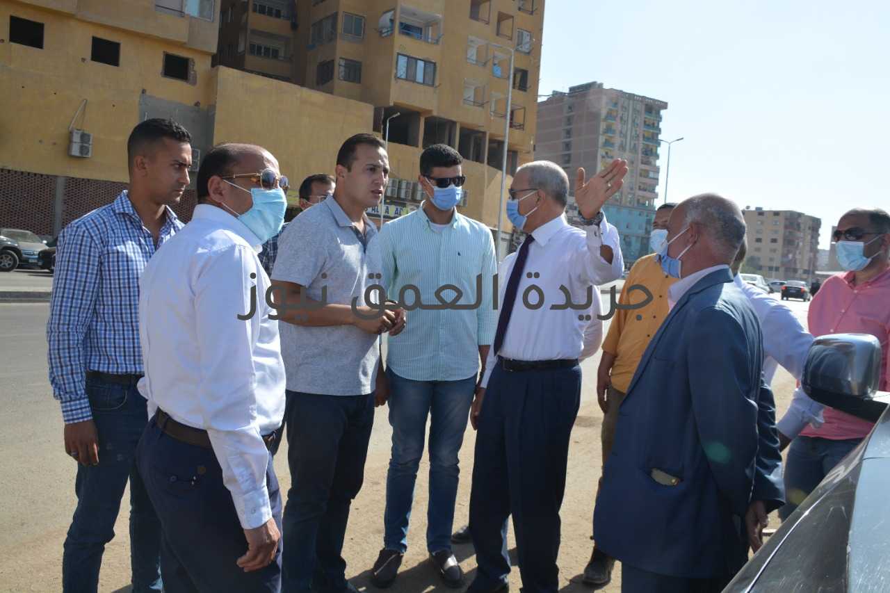 محافظ القليوبيه يقوم بجوله ميدانيه لدفع الاعمال بالمشروعات الجاري تنفيذها بمدن بنها وشبرا الخيمه كتب/ محمد صوابي أجرى عبدالحميد الهجان محافظ القليوبية، جولة تفقدية بمدن بنها وشبرا الخيمه لمتابعه اعمال التطوير التي تجرى بها، ومتابعة المشروعات الجاري تنفيذها. استهل الجولة بتفقد اعمال تطوير ميدان محطه قطار بنها حيث إن المشروع يتضمن إنشاء ميدان جمالي يحتوي على عمل فني ومسطحات خضراء بما يليق بمدخل عاصمة المحافظة، للقادم والمغادر من محطة قطار بنها. وقد اكد الهجان على مراعاة أعلى معدلات الأمان والسلامة لحركة المركبات والمشاة بالميادين، فضلا عن تحسين المظهر العام بما يحقق نقلة نوعية جمالية فى ميادين المحافظة كما تفقد منطقه تجميل اسفل الكباري بميدان وابور الثلج وميدان كامليليا حيث تم زراعة احواض زرع وذلك لإضفاء اللمسة الجمالية على تلك الميادين لتكون متنفسا لاهل المدينة موجها مجلس مدينة بنها بالتنسيق مع شرطة المرافق لتفعيل قرار منع سير عربات الكارو بالمدينة ومصادرة اى عربة تقوم بالسير فى الطرق الرئيسية. وشدد محافظ القليوبية خلال الجوله على سرعة الانتهاء من الأعمال وفقا للجدول الزمني المحدد كما تابع المحافظ أعمال تطوير المنطقة المحيطة بقصر محمد علي بحي غرب شبرا الخيمة والتي تتم على قدم وساق تمهيدا لافتتاحه قريبا حيث وجه المحافظ بسرعة الانتهاء من أعمال الدهانات للمباني الحكومية والمدارس وواجهات المنازل المحيطة بالقصر في أقرب وقت ممكن، موجها برفع تراكمات الأتربة على جانبي الطريق وتشجيره، ودهان واجهات المباني المحيطه بقصر محمد علي والمتابعة الجيدة للطريق العام لعدم إلقاء أي مخلفات تشوه المظهر الحضاري وتعرقل الحركة المرورية للمواطن. كما تفقد نسب التنفيذ أعمال تطوير ورفع كفاءة مجزر حي غرب شبرا الخيمة ويقوم بتنفيذ أعمال التطوير جهاز تعمير القاهرة الكبرى ، ويقع علي مساحة 2850 متر2 ويخدم أهالي مدينة شبرا الخيمة ويستوعب أكثر من 100 رأس يوميا، وسيتم الإنتهاء من أعمال التسليم الإنشائية نهايه الشهر الجاري إذ يتكون المجزر من 3 عنابر للذبح وثلاجة وخزان للمياه وخزان للصرف ومن جانبه وجه المحافظ الشركة المنفذة بالإلتزام بالمواعيد المحددة لتسليم المجزر من خلال مضاعفة ساعات العمل بالموقع، والإلتزام بالمواصفات القياسية والأكواد المحددة طبقا للاشتراطات المحددة هندسيا وقانونيا. كما تابع خلال الجولة أعمال إزالة المباني المتعارضة مع المشروع القومي لتوسعة الطريق الدائري بنطاق محافظة القليوبية بحي غرب وحي شرق ومدينة الخصوص، للوقوف على مستجدات الاعمال وتذليل أي معوقات ميدانيا لموقع الازالة ، حتى لا تتسبب فى أي تعطيل للخطة الموضوعة لذلك تنفيذا لتوجيهات القيادة السياسية بمتابعة المشروعات القومية الجارية، موجها بسرعة الانتهاء من أعمال الإزالة للمساهمة في المشروع القومي لتوسعات الطريق الدائري. كما تابع اعمال رصف طريق شركات البترول في جميع قطاعاته وايضا أعمال رصف الجزر الوسطى والممشى ببلاط الانترلوك، موجها بزيادة عدد المعدات والعمال للانتهاء من المشروع. واختتم المحافظ جولته بتفقد لأعمال الجارية بمحور الخصوص الجديد، والذي يربط محور الفريق العصار بالطريق الدائري مشددا على ازالة المخلفات والإشغالات بنطاق المحور الجديد والمتمثلة فى تراكمات القمامة وعدد من ساحات الانتظار غير المرخصة وعدد من الأكشاك. علما بان المحور يبدأ من نهاية كوبرى المطرية مرورا بحى شرق شبرا الخيمة ومدينة الخصوص وصولا لنفق الرشاح أسفل الطريق الدائرى بعرض ٥٠ مترا . جاءت الجولة بحضور الدكتور سمير حماد نائب المحافظ واللواء هشام خشبة السكرتير العام والمهندس / علي عبد الستار رئيس مجلس مدينه بنها ، اللواء/ طلعت منصور رئيس مدينة شبرا الخيمة ، والدكتور /بكر عبدالمنعم رئيس حي شرق شبرا الخيمة واعضاء البرنامج الرئاسي (دفعة الشهيد أحمد المنسي).