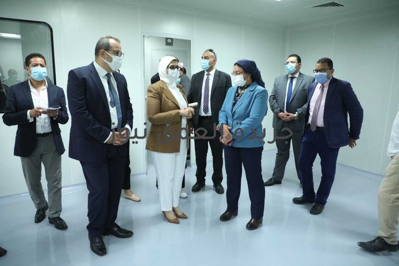 خلال تفقدها مجمع مصانع "فاكسيرا"، هالة زايد: مجمع مصانع "فاكسيرا" يضع مصر في مصاف الدول الرائدة بمجال تصنيع اللقاحات كتب/ محمد صوابى تفقدت الدكتورة هالة زايد، وزيرة الصحة والسكان، امس الأحد، مجمع مصانع الشركة القابضة للقاحات والأمصال "فاكسيرا" بمدينة السادس من أكتوبر، لمتابعة التجهيزات النهائية لخطوط الإنتاج الجديدة لتصنيع اللقاحات بتجهيزات بلغت تكلفتها حوالي 17 مليون دولار، بالإضافة إلى 80 مليون جنيه إنشاءات.   الوزيرة أكدت أن مصانع شركة فاكسيرا بمدينة السادس من أكتوبر ستصبح أكبر مجمعًا لإنتاج اللقاحات في الشرق الأوسط وأفريقيا، وستساهم في رفع الطاقة الإنتاجية للقاحات فيروس كورونا بالتعاون مع مختلف الشركات المُنتجة للقاحات في العالم. وأشار   الدكتور خالد مجاهد، المتحدث الرسمي للوزارة، إلى  أن الوزيرة تفقدت أقسام المصنع المخصص لإنتاج لقاحات فيروس كورونا، والذي يضم خط إنتاج و8 معامل مركزية للرقابة على الأمصال واللقاحات المُنتجة، ومجمع ثلاجات مركزي يسع لتخزين 150 مليون جرعة، وتصل طاقته الإنتاجية إلى 3 ملايين جرعة من اللقاحات في اليوم، بما يعادل 6 أضعاف القدرة الإنتاجية لمصانع الشركة بالعجوزة. وتابع "مجاهد" أن الوزيرة أشادت بجاهزية مجمع مصانع فاكسيرا، والذي تم إنشاؤه وفقًا لأعلى مستويات الجودة وطبقًا لمعايير منظمة الصحة العالمية، كما يتميز بكونه صديق للبيئة. وأضاف "مجاهد" أن الوزيرة أكدت أن شركة "فاكسيرا"  هي ذراع الدولة القوي في تصنيع اللقاحات، والتي ستضع مصر في مصاف الدول الرائدة في هذا المجال، كما أوضحت أنه من المقرر تصنيع جميع لقاحات شلل الأطفال بمختلف أنواعها، ولقاح بكتيريا المكورات الرئوية بالتعاون مع الشركات الأوروبية من خلال خطوط الإنتاج الجديدة لمصانع "فاكسيرا".  وذكر "مجاهد" أن الوزيرة وجهت بسرعة الانتهاء من تشغيل جميع الأجهزة والمعدات الطبية والكهروميكانيكية بمجمع مصانع شركة "فاكسيرا"، والانتهاء من تدريب جميع العاملين تمهيدًا لبدء تصنيع اللقاحات. وأضاف «مجاهد» أن الوزيرة  نوهت إلى أن منظمة الصحة العالمية أرسلت وفدا من الخبراء في شهر سبتمبر الماضي، لتقييم خطوط الإنتاج بمصانع الشركة القابضة للمستحضرات الحيوية واللقاحات "فاكسيرا"، وأشادوا بكافة التصميمات والإنشاءات، مضيفة أن المصنع سيعمل بالتوازي مع خطوط إنتاج الشركة بمنطقة العجوزة والتي بدأت فعليًا في تصنيع اللقاح بالتعاون مع شركة سينوفاك الصينية.