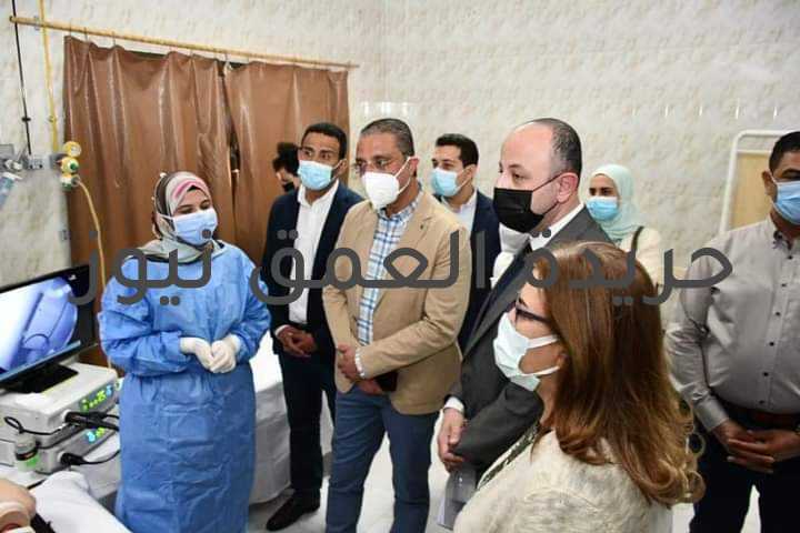 محافظ الفيوم يشهد ورشة عمل "مناظير الجهاز الهضمي والكبد" بالمستشفى العام متابعة/ أسامه محمد فهيم شهد الدكتور أحمد الأنصاري محافظ الفيوم، ظهر اليوم، فعاليات ورشة عمل "مناظير الجهاز الهضمي والكبد"، والتي عقدت بقاعة المناظير بمستشفى الفيوم العام، وذلك بحضور الدكتور محمد عماد نائب محافظ الفيوم، والدكتور إيهاب كمال مساعد وزيرة الصحة لشئون التدريب والتعليم الطبي المستمر، والدكتورة ميرفت عبدالعظيم عضو مجلس النواب - عضو لجنة الصحة بالمجلس، والدكتور حاتم جمال الدين وكيل وزارة الصحة والسكان بالفيوم، والدكتور سامح رمضان رئيس قسم المناظير بمستسفي الفيوم العام - منسق الزمالة المصرية بالفيوم، وعدد من الأطباء من محافظات الفيوم، وبني سويف، والمنيا. قال الدكتور محمد التوني المتحدث الرسمي لمحافظة الفيوم، أن رئيس قسم مناظير الجهاز الهضمي بمستشفى الفيوم العام، استعرض دور وحدة مناظير الجهاز الهضمي بالمستشفي، في تقديم الخدمات العلاجية والتشخيصية للمرضى، وذلك فى إطار حرص المستشفى، على جودة الخدمة العلاجية المقدمة، واستحداث خدمات جديدة ورفع مستوى الخدمة الطبية، مما يُسهم في رفع المعاناة عن أهالي الفيوم. وأضاف، أن ورشة العمل تهدف إلى نقل خبرات أساتذة مناظير الجهاز الهضمي إلى شباب الأطباء لإيجاد جيل جديد قادر على تقديم الخدمة الطبية الجيدة، وذلك في إطار الارتقاء بالعمل بالقسم وتعريف شباب الأطباء بكل ما هو جديد في هذا المجال، لافتاً إلي أن القسم يشهد تطوير كبير خلال الفترة الأخيرة، حيث يجري القسم أكثر من ٥ ألاف عملية سنوياً، فضلاً عن افتتاح وحدة الفيروسات الكبدية لعلاج مرضى فيروس الالتهاب الكبدي الوبائي "C " وأورام الكبد والتردد الحراري. ومن جهته رحب محافظ الفيوم، بمساعد وزيرة الصحة لشئون التدريب والتعليم الطبي المستمر، وجميع الحضور المشاركين في فعاليات ورشة العمل من محافظات شمال الصعيد "الفيوم وبني سويف والمنيا، مشيداً بدور وزارة الصحة واهتمامها بتدريب الأطباء لصقل مهاراتهم بكل ماهو جديد وذلك للارتقاء بهذا القطاع الهام وتحسين مستوي الخدمات العلاجية المقدمة. وكشف "الأنصاري" أن محافظة الفيوم بدأت تتعافي من أزمة "كورونا" بفضل تزايد أعداد من تلقوا اللقاح خاصة خلال الأسابيع الثلاثة الماضية، مشيداً بدور قطاع الصحة الحكومي والجامعي، في تحمل المسئولية كاملة خلال تعرض البلاد لهذا الوباء اللعين، خاصة في ظل الموجة الثانية من الأزمة، معرباً عن خالص شكره وتقديره لكافة الفرق الطبية، لدورها المتميز والرائد في هذا الشأن. وطالب المحافظ جميع الحضور بضرورة تلقي لقاح كورونا، كما أنهم لابد وأن يكونوا سفراء لأسرهم وللآخرين لتشجيعهم على تلقي اللقاح للحفاظ على سلامة الجميع. فيما أعرب مساعد وزيرة الصحة لشئون التدريب والتعليم الطبي المستمر، عن سعادته لزيارة محافظة الفيوم للمشاركة في فعاليات ورشة عمل مناظير الجهاز الهضمي والكبد، مشيداً بجهود الدكتور أحمد الانصاري محافظ الفيوم وتعاونه الكامل للارتقاء بالقطاع الصحي والخدمات الطبية والعلاجية المقدمة للمرضي. كما أشاد بالتعاون التام بين وزارة الصحة وجامعة الفيوم، في تقديم الخدمات العلاجية، مؤكداً أننا نعمل ككيان واحد نسعي لتحقيق هدف واحد وهو خدمة وعلاج المريض، لافتاً إلي حرص الوزارة علي العمل بروح الجماعة والفريق الواحد، وقد ظهر ذلك جلياً في فعاليات "حملة 100 مليون صحة". كما أكد مساعد وزيرة الصحة، أهمية التدريب والتثقيف الطبي، لافتاً إلي أن الوزارة تعمل علي الاستثمار في العقول والمباني معاً، مؤكداً أن التدريبات وورش العمل مستمرة بكافة أنحاء الجمهورية للارتقاء بمستوي الخدمات الطبية المقدمة. وعقب ذلك، شهد محافظ الفيوم، ومساعد وزيرة الصحة لشئون التدريب والتعليم الطبي المستمر، التدريب العملي باستخدام المحاكيات للمناظير العلوية والسفلية الخاصة.
