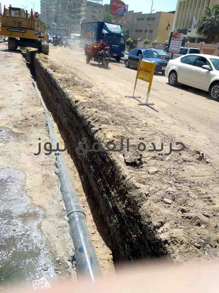 خلال 7 أعوام، 125 مليون جنيه لمد خدمات مياه الشرب والصرف الصحي للمناطق المحرومة بسوهاج كتب/ حسن أبوخزيم أكد اللواء المهندس حسن عبد الغنى القائم بأعمال رئيس مجلس ادارة شركة مياه الشرب والصرف الصحي بسوهاج انه في إطار الاهتمام بتوصيل خدمات مياه الشرب والصرف الصحي لجميع المواطنين بالمناطق المحرومة والتي تتمثل في الامتدادات العمرانية المستجدة التي لديها موافقات تنظيمية تم توفير الاعتمادات المالية اللازمة خلال سبعة اعوام والتي تقدر بمبلغ 125.2 مليون جنيه منه مبلغ 92.5 مليون جنيه لمياه الشرب 32.7 مليون جنيه للصرف الصحي. و أوضح رئيس مياه سوهاج انه تم تخصيص مبلغ 78.1 مليون جنيه من تمويل وزارة الاسكان لمد خدمات مياه الشرب والصرف الصحي للمناطق المحرومة ومبلغ 47.1 مليون جنيه من تمويل البنك الدولي للتنمية المحلية وانه تم توصيل خدمات مياه الشرب والصرف الصحى لجميع قرى ومراكز المحافظة.