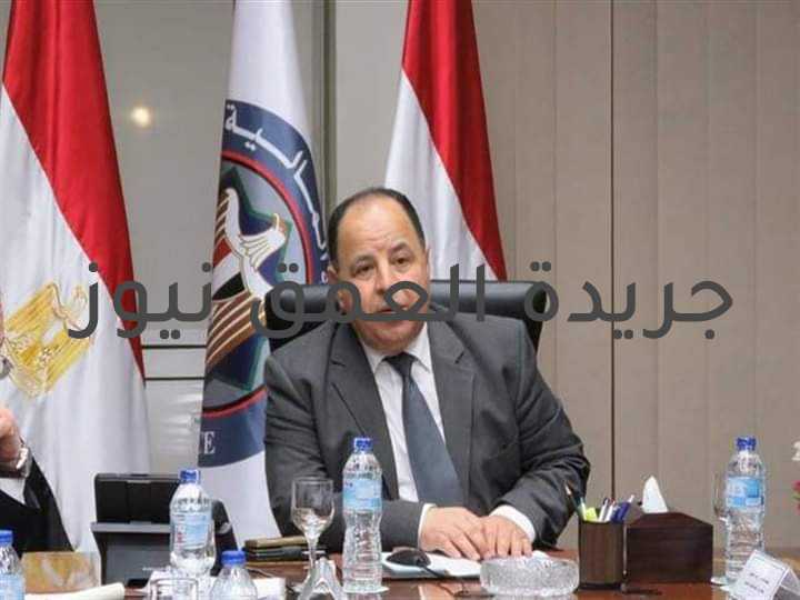 وزير المالية يصدر قواعد صرف العلاوة والحافز للعاملين بالدولة كتب/ أحمدأبو النجا  أصدر وزير المالية الدكتور"محمد معيط"قرارًا بقواعد صرف العلاوة الدورية للمخاطبين بقانون الخدمة المدنية والعلاوة الخاصة المقررة لغير المخاطبين بقانون الخدمة المدنية والحافز الإضافي للعاملين بالدولة والمنحة الخاصة للعاملين بشركات القطاع العام وقطاع الأعمال العام. بحسب بيان من وزارة المالية اليوم الثلاثاء أكد"معيط" أنه سيتم احتساب العلاوة الدورية للمخاطبين بأحكام قانون الخدمة المدنية المستحقة في أول يوليو 2021 بنسبة 7% من الأجر الوظيفي بحد أدنى 75 جنيهًا شهريًا ودون حد أقصى وتُعد هذه العلاوة جزءًا من الأجر الوظيفي للموظف وتُضم إليه اعتبارًا من أول يوليو 2021. سيتم منح العاملين بالدولة من غير المخاطبين بأحكام قانون الخدمة المدنية اعتبارًا من أول يوليو المقبل علاوة خاصة بنسبة 13% من الأجر الأساسي أو ما يقابله من المكافأة الشاملة لكل منهم في 30 يونيو 2021 أو عند التعيين بالنسبة لمن يعين بعد هذا التاريخ بحد أدنى 75 جنيهًا شهريًا ودون حد أقصى. أضاف "معيط" أن هذه العلاوة تعد جزءًا من الأجر الأساسي للعامل وتُضم إليه اعتبارًا من أول يوليو 2021 موضحًا أن العلاوة الخاصة الشهرية لا تسري على العاملين بالهيئات العامة الخدمية والهيئات العامة الاقتصادية وغيرها من الأشخاص الاعتبارية العامة التي تصرف العلاوة الدورية السنوية للعاملين بها بنسبة مئوية لا تقل عن 7% من الأجر الوظيفي. ذكر أنه إذا كانت العلاوة الدورية السنوية للعاملين بهذه الهيئات وغيرها من الأشخاص الاعتبارية العامة تمنح بنسبة لا تقل عن 7% من الأجر الأساسي فيُمنح هؤلاء العاملون علاوة خاصة تحسب على أساس الفرق بين نسبة الـ 13% والنسبة التي تحسب على أساسها العلاوة الدورية السنوية وتضم قيمة العلاوة الخاصة للأجر الأساسي لكل منهم. أشار الوزير إلى أنه سيتم اعتبارًا من أول يوليو 2021 إضافة إلى ما يُصرف حاليًا منح حافز إضافي شهري للموظفين المخاطبين بأحكام قانون الخدمة المدنية والعاملين غير المخاطبين به بفئات مالية مقطوعة. أوضح أن هذه القيمة تتمثل في 175 جنيهًا لشاغلى الدرجات السادسة والخامسة والرابعة و225 جنيهًا لشاغلي الدرجة الثالثة و275 جنيهًا لشاغلي الدرجة الثانية و325 جنيهًا لشاغلي الدرجة الأولى و350 جنيهًا لشاغلي درجة مدير عام أو كبير و375 جنيهًا لشاغلي الدرجة العالية و400 جنيه لشاغلي الدرجة الممتازة أو ما يعادل كل منها. أكد الوزير أن من يُعين بعد هذا التاريخ سيستفيد من هذا الحافز وأن هذا الحافز يعد جزءًا من الأجر المكمل أو الأجر المتغير. أكدت وزارة المالية في بيانها إنه بالنسبة للعاملين غير المخاطبين بقانون الخدمة المدنية الذين يجمعون بين المعاش والدخل تُصرف العلاوة الخاصة لمن يستحق المعاش عن نفسه وتقل سنه عن الستين بتوفر شروط استحقاقها، وعلى جهة عمله إخطار جهة صرف المعاش. أضافت الوزارة أنه إذا كانت هذه العلاوة أقل من الزيادة في المعاش تمت زيادة المعاش بمقدار الفرق بينهما أما إذا كانت العلاوة تساوي الزيادة في المعاش أو تزيد عليها فلا تُصرف له الزيادة في المعاش. ذكرت أنه إذا كان العامل مستحقًا لمعاش عن نفسه وبلغ سن الستين أو جاوزها تصرف له الزيادة في المعاش فإذا كانت هذه الزيادة أقل من العلاوة الخاصة تؤدي له جهة العمل الفرق بينهما بعد الحصول على بيان رسمي من جهة صرف المعاش بقيمة الزيادة المستحقة له. إذا كان العامل مستحقًا لمعاش عن غيره يحق له الجمع بين العلاوة الخاصة والزيادة في المعاش بمراعاة أحكام قانون التأمينات الاجتماعية والمعاشات رقم 148 لسنة 2019، وفقا للبيان.