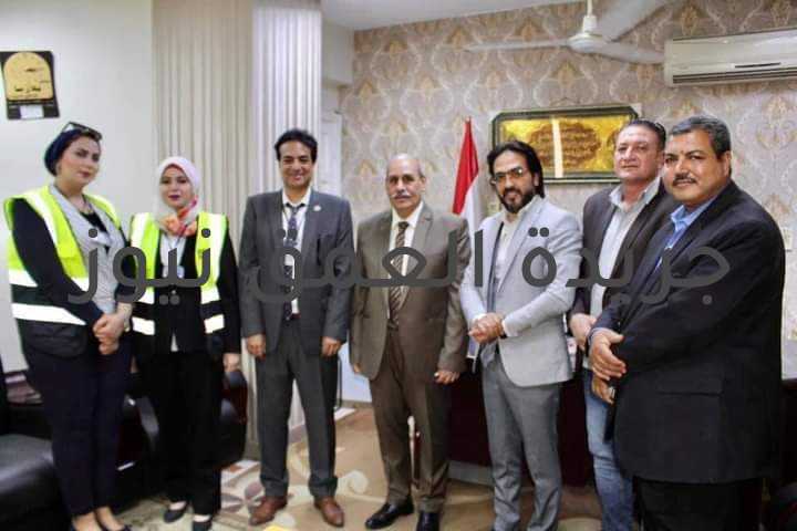 وكيل تموين بني سويف في لقاء مع مؤسسة ايجي تايمز كتب/ عماد ابو العمرو التقت مؤسسة ايجي تايمز للصحافه والاعلام اليوم مع المهندس / وصفي عبد الله وكيل وزارة التموين والتجاره الداخليه بمحافظة بني سويف بحضور الدكتور / محمد نبيل عبد الجواد رئيس مجلس ادارة مؤسسة ايجي تايمز للصحافه والاعلام والممثل القانوني لاصحاب المدارس الخاصه وعماد ابو العمرو المدير التنفيذي للمؤسسه والاستاذ علي العربي والاستاذه اسراء طارق ووفد من ايجي تايمز وادار الحوار الاستاذ علي جبيلي . استعرض وكيل الوزاره خلال اللقاء وكاميرا ايجي تايمز دور مديرية التموين في مبادرة السيد الرئيس عبد الفتاح السيسي رئيس الجمهوريه حياه كريمه بيني سويف والحملات التموينيه ودور مديرية التموين في الرقابه علي السلع الغذائيه وخطة مديرية التموين برؤية مصر ٢٠٣٠ واهم الاستعدادات لاستقبال عيد الاضحى المبارك.  من جانبه تقدم وكيل وزارة التموين بالشكر لمؤسسة ايجي تايمز ممثلة في الدكتور محمد نبيل عبد الجواد رئيس مجلس الاداره وجميع العاملين لجهودهم اعلاميا بالمحافظه.