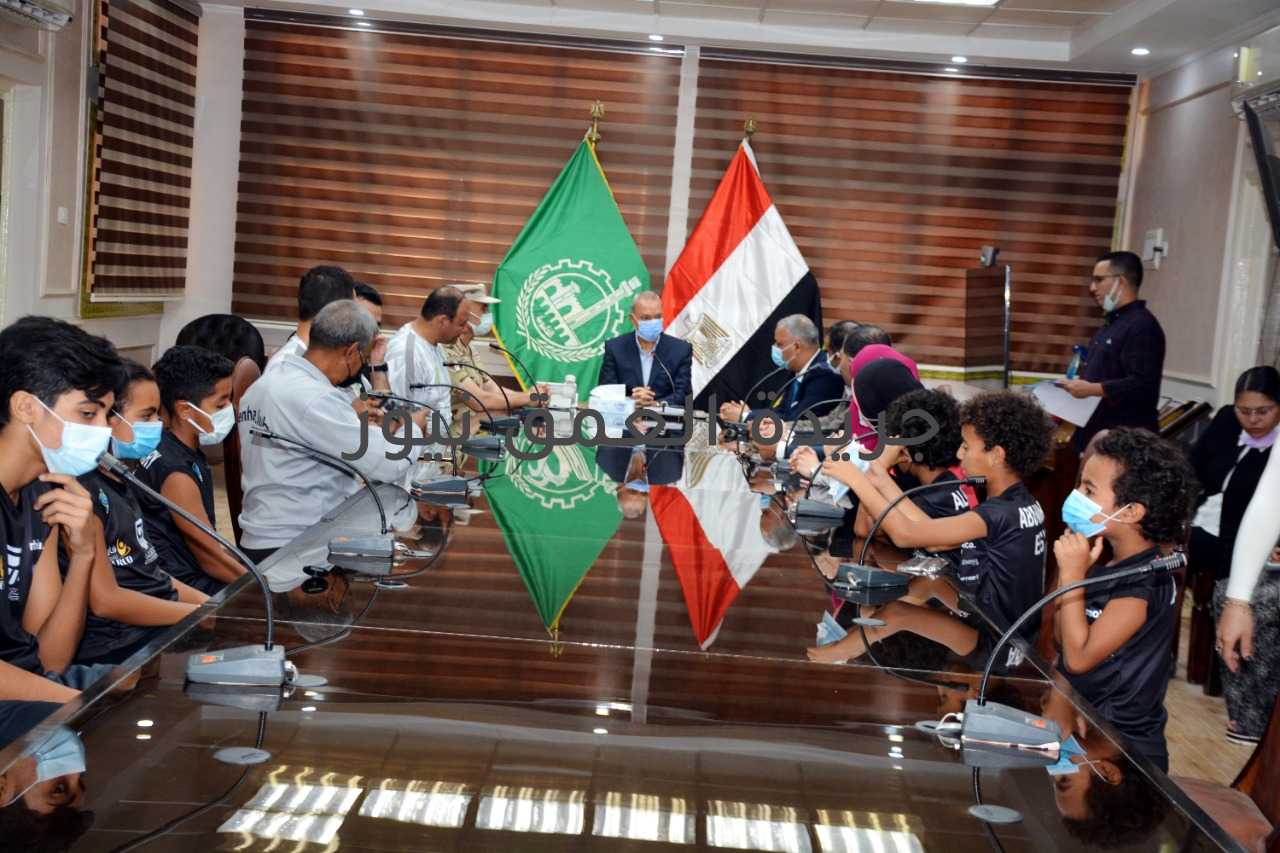 محافظ القليوبية يكرم أبطال الخماسي الحديث بنادي بنها الرياضي كتب/ محمد صوابى قام عبدالحميد الهجان/ محافظ القليوبية بتكريم فريق الخماسي الحديث بنادي بنها الرياضي، نظرا لما حققوه من مراكز متقدمة في بطولة العالم للخماسي الحديث (ليزر - رن ) والتي تم تنفيذها بجمهورية مصر العربية على ملاعب استاد القاهرة الدولي خلال الفترة من 8 - 12 يونيو 2021. وتعتبر بطولة (ليزر - رن ) أحد مسابقات الخماسي الحديث والتي يتم التسابق فيها على المستوى الفردي ومستوى الفرق، وتشمل مسابقات للجرى ومسابقات للرماية الليزر. وقد شارك في البطولة أكثر من ٥٠٠ لاعب ولاعبة من ٤٥ دولة وتعد البطولة مؤهلة لأولمبياد طوكيو، والجدير بالذكر أن اللاعبين حققوا مراكز متقدمة على مستوى بطولة العالم : وقد حقق اللاعبين المراكز الآتية وهم : -اللاعب / أدهم أسامة مجدي (المركز الخامس فرق والخامس عشر فردي تحت ١١ سنة ) - اللاعب / أحمد هاني علي عبد المحسن (المركز الخامس فرق والمركز الثالث عشر فردي تحت ١١ سنة) -اللاعب / علي هاني علي عبدالمحسن(المركز العشرين فردي تحت ٩ سنوات) -اللاعبة / ريناد هاني على عبدالمحسن(المركز الرابع والعشرين فردي تحت ١٣ سنة ) -اللاعب /علي مصطفى البربري (المركز السابع والعشرين فردي تحت ١١سنة) - اللاعب/يوسف أحمد عثمان( المركز الواحد والثلاثون فردي تحت ١٥ سنة ). كما تم تكريم الكابتن / هاني مصطفى جودة (رئيس الجهاز ) والكابتن / محمد أحمد عبدالهادي (مدرب الجري ) والكابتن / حسام علي إبراهيم (مدرب الرماية ) وجاء التكريم بحضور العميد /عبداللطيف أبوالخير " المستشار العسكري لمحافظة القليوبية" والدكتور /محمود الصبروط " وكيل وزارة الشباب والرياضة " ود/وليد فرماوي "وكيل المديرية للرياضة " والأستاذ / أحمد برهومة "رئيس مجلس إدارة نادي بنها الرياضي " والمهندس/هاني فتحي " نائب رئيس مجلس الإدارة " وكلا من أعضاء مجلس الإدارة : المهندسة / إيمان المرسي والأستاذة /رضوى الشافعي. وقد أكد الهجان على دعمه الكامل للفريق ماديا ومعنويا وتقديم كافة التسهيلات متمنيا لهم مزيد من التقدم والحفاظ على المستوى المتميز فى السنوات القادمة.