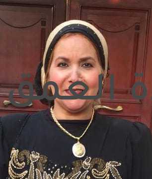 التوسع التخصصي كتبت/ سلوى محمد فاجأني كثيرا عندما علمت كم الهيئات و الجهات التي تتبع وزارة النقل ...نقل ....نقل .. هذه الكلمة البسيطة في حروفها و الجسيمة في تبعاتها و اثارها الإيجابية كانت أم السلبية في اي موقف و لو عابر . كيف يكون من تحت عباءة وزارة النقل ... هيئة الطرق و الكباري و النقل البري والهيئة القومية للانفاق و هيئة السكة الحديد و هيئة النقل العام و هيئة النقل البحري و النقل النهري و العبارات و كافة وسائل المواصلات المختلفة و جهات أخري كثيرة في حدود 20جهة تابعة ....كيف احاسب أو متي اكافئ ؟؟؟!!!. و اثارني عندما بحثت في مهام وزارة البترول و الثروة المعدنية .... و علي الرغم من أن الغاز ليس من مشتقات البترول مثل البتروكيماويات بل منافس له في السوق المحلي و العالمي و الإقليمي إلا أنه مدمج في وزارة البترول ....بالإضافة إلي باقي خيرات البلاد من الثروات المعدنية الأخري و منها الذهب و اليورانيوم و النحاس و القصدير و الفوسفات و الحديد و المناجم المختلفة و المياة الجوفية و باقي ثروات و خير بلدنا و اكثر و التي نحارب من أجلها في رسم الحدود و انشاء الاتفاقيات الدولية لتجنب الصراعات . لماذا لايكون للغاز و مشتقاته وزارة قائمة بذاتها حتي تدار بآليات تناسبه و لتعظيم الموارد و هكذا لباقي الثروات تفرد لها متخصصين في كل مورد . كيف يكون عبء هاتين الوزارتين المثقلتين و المحملتين بكل هذه الأعباء و المسئوليات دون أن يكون هناك تخصص محقق و مدقق في المسئولية و تعظيم و توسيع مجالات الاستفادة و خاصة من القطاعات الرابحة في الدولة و اهمها النقل و البترول و حتي تدار بشكل استثماري كما ينبغي أن تكون . اتمني إصدار قرار فصل من القيادة السياسية بمهام كل وزارة و فصل باقي المهام الي وزارة أخري جديدة بدلا من تجميع كل الخيوط في يد واحدة حتي لا تتشابك و تتداخل و تتسابق في الاهم أو المهم . اري اهم معلم من معالم الجمهورية الجديدة التي ارسي قواعد إنشائها رئيسنا الجسور هو التخصص القائم علي تحديد المسؤوليات بحجم ووقت مقبولين لسهولة الانجاز و الابداع و ليس الغرض ابدا التعجيز أو الضياع . ارجو أن ينال مقترحي هذا القبول لدي صانع القرار .... سيسي المصريين ... حبيب الملايين .