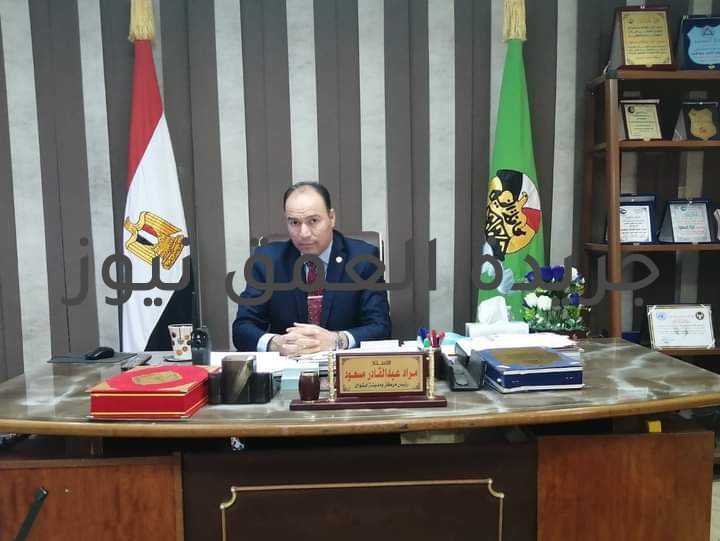 مسعود: صرف مكافأة للمتميزين من قيادات المركز لحصولهم على المراكز الأولى كتبت/ فاطمه رمضان قام الأستاذ مراد مسعود، رئيس مركز ومدينة أبشواي، بتهنئة قيادات المركز لحصولهم على المراكز الأولى بمركز التنمية المحلية بسقارة خلال العام المنصرم ومتابعة لخطوات الدولة المصرية واهتمامها بإعداد صف ثاني من الكوادر الشابة القادرة على القيادة وحرصها على تمكين الشباب والمرأة وإتاحة الفرصة أمام الطاقات البشرية وثقل مهاراتهم العلمية والعملية. حيث قام بحركة تغيير وترقية أكثر من ٩٠٪ من القيادات ومديري الإدارات الهامة والفنيين بديوان عام المركز والقرى وكان ذلك بهدف الصالح العام ودفع عجلة التقدم بالنواحي والقطاعات الخدمية بالمركز . تم خلال هذه الفترة تغيير ٧ رؤساء وحدات محلية قروية من أصل ٨ وكذلك سكرتيري القري وشغل جميع المواقع الشاغرة من بينهم 4 سيدات وضخ دماء جديدة من الشباب وكان ذلك وفقاً لرؤية السيد رئيس المركز دون التدخل من احد من واقع التعامل و المتابعة ومراقبة الأداء ومؤشراته امتدت ل٦ أشهر منذ بداية توليه المسئولية والدفع بالقيادات الشابة في إدارات هامه وعديدة مثل الشئون القانونية والعقود والتنمية و الأزمات و كذلك الاستعانة بالخبرات في إدارات الحملة الميكانيكية والجراج والورش وتحسين البيئة والنظافة والعلاقات العامة ومكتب رئيس المركز والمتغيرات المكانية وحماية الطفل وغيرها من الأقسام والإدارات وهذا على سبيل المثال لا الحصر بالإضافة إلى استبعاد المقصرين و محاسبتهم قانونيا. وكذلك إنشاء وإستحداث أقسام وإدارات لم تكن موجودة من قبل مثل الأزمات والكوارث ووحدة المتغيرات المكانية والرصد الميداني والسكان وغيرها. وقال رئيس المركز أن الإهتمام بالعنصر البشري وتدريبه وتمكينه من أهم أولويات الدولة في هذا الوقت وكذلك اهتمامنا فقد تم الترشيح بكل حيادية لعدد من القيادات والعاملين بهدف رفع قدراتهم العملية والعلمية وتطوير الأداء الوظيفي لخدمة المجتمع. ونتج عن ذلك تفوقهم وتشريفهم لمركزهم في قلعة التدريب بالمحليات مركز تدريب التنمية المحلية بسقارة وحصد مركز ابشواي للمركز الأول أكثر من مرة بالإضافة للعديد من المراكز المتقدمة بين المتدربين. ووجه رئيس المركز بصرف مكافئة للمتميزين وتمني لهم ولباقي زملاء العمل مزيد من التقدم والازدهار من أجل الصالح العام وخدمة المواطن ورفعة الوطن.