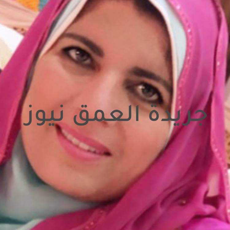 انقطع الصوت حين انقطع الأمل كتبت/ صفاء بركات  جلس الرجل الذى جاوز الستين فى (الترام) فى وقت الغروب متأملا الوجوه حوله ناظرا تارة من شباك ( الترام ) وتارة فى وجوه البشر. فجأة رن هاتف أحد الجالسين بجواره ، أسرع ليفتح هاتفه النقال لكنه اكتشف الواقع المرير ، تذكر أن هاتفه لم يدق منذ أكثر من شهرين كان آخرها اطمئنان ابنته التى بالخارج . حاول أن يقطع لحظات الحزن يتذكر أمجاده يوم كان مخرجا يتصل به الممثلون كبار القيمة ويلاحقه الممثلون المغمورون والمتسلقون وتشاغله الفتيات المراهقات. ركن رأسه على شباك الحافلة وهو يتذكر أول هدية جاءته من الممثلة الشابة الحسناء، ثم يسرح ليتذكرها وهى تلمح له بالزواج ،فيصدها برقة لرغبته فى الاحتفاظ بأم ابنته الوحيدة ثم يهمس لنفسه ، وهكذا رحلت أم أميرة وصرت وحيدا ، وسافرت أميرة إلى الولايات المتحدة مع زوجها ، ولم تعد الممثلة الشابة الحسناء بحسناء ،ولم تعد أيضا ممثلة فقد نسيها الناس . آه يافن !! ... ثم عاد يبتسم وهو يتذكر حصوله على أحسن إخراج عن فيلم ( الكابوس اللذيذ ) يفتح هاتفه على الدليل ويبحث بتباطؤ فى كل اسم ،ويهز رأسه مبتسما ،ثم يغير ملامحه للغضب ثم يقول مع آخر : الله يرحمه ،و يقول مع غيره : كنت متسلقا وكذابا سامحك الله يغلق الهاتف ويستند على المقعد ويقول : عشرة أعوام لم أخرج فيها أى عمل .. إننى أموت ببطء ... نسينى القدامى ولم يعرفنى المحدثون لم أعد أعرف شيئا ، بل لا أعرف كيف يسير الفن الآن ، تحت أى مدرسة تندرج زمرة الأفلام حاليا. قاطع تفكيره الجالس أمامه بحديثه : أشعر أنى أعرف سيادتك هل أنت .... ؟ قاطعه المخرج مبتسما : نعم أنا. قال الرجل مبتسما : يا لحظى السعيد ! لا أصدق ومعى فى الترام ؟! وفى أى محطة ستنزل ؟ قال بتباطؤ : لا أدرى أين سأنزل ... ربما محطة الرمل. بادره الرجل مرة ثانية بسؤاله : أتذهب لمكان محدد ؟ قال وقد بدت عليه نبرة الحيرة : لست أدرى .. ربما ( كافيه ) قديم كنت أجلس فيه كلما زرت الإسكندرية ... ربما أمشى فى شوارعها ... لم أحدد بالضبط. قال الرجل : أشعر بالأسف لأننى لن أكمل معك الطريق ، فسأنزل فى الإبراهيمية , وسأحرم من حديث سيادتك الشيق , ولكن أين أنت الآن ؟ لماذا لا تخرج ؟ أخرج زفرة حزن ممتزجة بالأسى وقبل أن يجيب تردد قلقلا ثم قال : للأسف لا توجد نصوص جيدة ، كل ما يعرض على لا يرقى للمستوى. قال الرجل : كنت مخرجا متميزا ... كم حفرت أفلامك فى نفسى ذكريات لا تنسى ! قال بحزن : لكن الناس الآن صاروا ضعيفى الذاكرة. أقترب الرجل منه وقال : أشعر بمرارة فى حديثك . رد المخرج مهونا : لا تشغل بالك .. الإبراهيمية ... ألا تريد ؟ قال الرجل متعجبا : بلى ... لكن أتحفظ المحطات ؟! رد المخرج مبتسما : إننى أحفظها كما أحفظ حركة الكاميرا وضبط الزوايا . كم حفرت الإسكندرية فى نفسى الكثير كما حفرت أفلامى فى نفسك !! هم الرجل بالوقوف قائلا : أستودعك الله. ابتسم المخرج ابتسامة لطيفة وحيّاه .. نزل الراكب ..ظل المخرج متأملا الناس , ثم أسند رأسه على المقعد وأغمض عينيه .. مرت دقائق ... نزل كل من فى الترام إلا هو. جاء ه المحصل : يا سيد ... يا حضرة ... نحن فى آخر الخط ...نحن فى محطة الرمل . لم يسمع المحصل إجابة ... انقطع الصوت حين انقطع الأمل.
