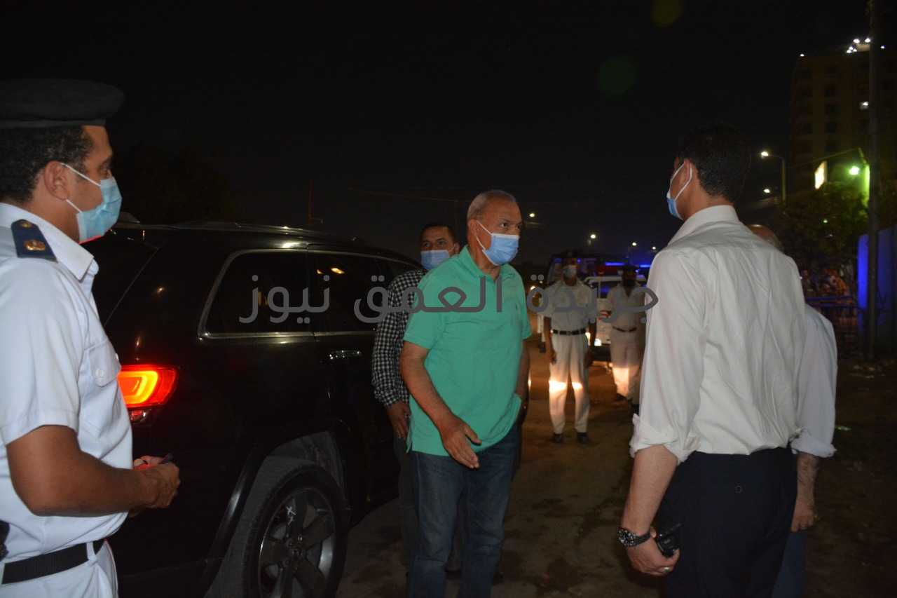 عاجل محافظ القليوبيه يقود حملة مسائية مكبرة لرفع الإشغالات بشوارع حي شرق شبرا الخيمة كتب/ محمد صوابي قاد عبد الحميد الهجان، محافظ القليوبية، مساء أمس الأربعاء، حملة مكبرة لرفع الإشغالات والقمامة بشوارع حي شرق شبرا الخيمة ،حيث تمت إزالة عدد من الإشغالات والأكشاك المخالفة بشارع المرجوشي و أسفل كوبري 15مايو. بدأ المحافظ الجولة بمتابعة أعمال تطهير الشوارع باستخدام معدات لرش شوارع الحي و أمام المساجد والكنائس وموجهًا بتكثيف أعمال التطهير واستمرارها بشكل يومي والتأكيد على أن يتم التطهير في الأماكن المغلقة. وتابع المحافظ الحملة بإزالة الباعة الجائلين وإزالة كافة تعديات المقاهي والمحلات الموجودة على ترعه الاسماعيلية بمسطرد وغلق وتشميع وقطع المرافق عن المقاهي والمحلات المخالفة كإجراء رادع لكل من يقوم بالتعدي وإشغال الطريق العام. وأكد الهحان على أنه لا يجوز بأي شكل من الأشكال التعدي على أرصفة المشاة وخطوط التنظيم. وخلال الجولة تم ضبط أكثر من 75 شيشة بعدد من المقاهي والكافتيريات المطلة على ترعة الإسماعيلية بمسطرد، وعلى الفور وجه المحافظ بعمل محضر لصاحبها مع تشميع وغلق للكافتيريات. وخلال الجولة تفقد المحافظ موقف مسطرد وذلك لمتابعة تطبيق الإجراءات الاحترازية التي تتخذها الدولة لمواجهة فيروس كورونا المستجد، وإلزام المواطنين والسائقين بارتداء الكمامات. مشددا على ضرورة التنسيق الدائم والمستمر بين الأجهزة التنفيذية مع شرطة المرافق، لاتخاذ كافة الإجراءات القانونية حيال الأكشاك المخالفة والمقامة بدون ترخيص والمتعدي أصحابها على حرم الطريق وإزالة كافة أشكال التعديات والمخالفات التي تعيق حركة المارة والتنبيه على أصحاب الأكشاك المرخصة بعدم تجاوز المساحات المخصصة لها مؤكدًا استمرار حملات إزالة الإشغالات والتعديات على حرم الطريق، لإعادة الانضباط للشارع وتطبيق القانون بقوة وحزم على المخالفين وعلى صعيد آخر تابع الهجان حملات النظافة التي يقوم بها الحي صباحا ومساء حيث أشرف على رفع 450 طن قمامة ومخلفات من شارع بهتيم إسكو الدائري، ويأتي ذلك في إطار خطة المحافظة لرفع كفاءة الشوارع والميادين بنطاق المحافظة حرصا على المظهر الحضاري والجمالي للمدن والأحياء والقرى وتوفير بيئة صحية وآمنة للمواطنين وأكد المحافظ على استمرار متابعته الشخصية يوميا لتنفيذ خطة رفع كفاءة الشوارع والميادين بالمراكز والمدن والأحياء ومتابعة النشاط اليومي لأعمال متابعة المشروعات التنموية وتحسين مستوى الخدمات المقدمة، وذلك بهدف تحقيق إرضاء المواطنين بنطاق محافظة القليوبية. جاء ذلك بحضور الدكتور/ سمير حماد نائب المحافظ والدكتور/ بكر عبد المنعم رئيس حي شرق شبرا الخيمة وعدد من القيادات التنفيذية والأمنية.