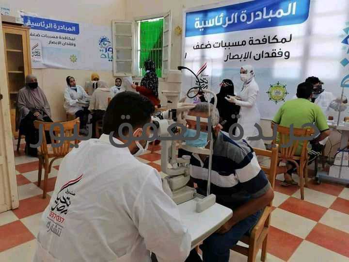قوافل المبادرة الرئاسية "نور حياة" كتب/ محسن رجب تستقبل قوافل المبادرة الرئاسية نور حياة 4 ألاف مواطن على مدار يومين، و أجرت قوافل المبادرة الرئاسية "نور حياة" صباح اليوم، الكشف الطبي عن مسببات ضعف وفقدان الإبصار لدى المواطنين وذلك في قرية البصارطة بمحافظة دمياط، ومدينة بلطيم بمحافظة كفر الشيخ، وقرية الشنطور بمحافظة بني سويف، ومدينة المحلة بمحافظة الغربية، وجزيرة محروس بمحافظة سوهاج. من جانبه قال المدير التنفيذي لصندوق تحيا مصر، تامر عبد الفتاح، إن القوافل ستواصل عملها على مدار اليوم وغد الجمعة، لتستقبل نحو 4000 مواطن على مدار اليومين، لافتا إلى أن القوافل توفر كشف الرمد على المواطنين، وتحويل الحالات المتطلبة عمليات المياه البيضاء إلى المستشفيات التابعة للمبادرة بكل محافظة، بالإضافة إلى صرف العلاج والنظارات الطبية من داخل القافلة مجانا. وأضاف أن الهدف الرئيسي من المبادرة هو مسايرة الاتجاه العالمي نحو مكافحة مسببات ضعف وفقدان الإبصار، لافتا إلى أن الدراسات العالمية التي أعلنتها منظمة الصحة العالمية أكدت على أن 80% من مشكلات ضعف الإبصار يمكن تلافيها والوقاية منها إذا تم تشخيصها وعلاجها مبكرا، وأن 1.4 مليار طفل يمكن أن يستفيدوا من تصحيح عيوب ومشكلات الإبصار وأنه يمكن توفير ملايين الجنيهات من خلال تقديم خدمات صحية مناسبة موجهة لصحة العين. كما أوضح عبد الفتاح أن مبادرة نور حياة ستوفر 200 ألف عملية مياه بيضاء، وذلك تماشيا مع الدراسات التي أفادت بأن جراحة علاج المياه البيضاء، يمكن أن تساهم في عودة الرؤية لثلثي المصابين بضعف الإبصار واستعادة بصرهم. وأشار المدير التنفيذي لصندوق تحيا مصر، إلى أن المبادرة يتم تقديم خدماتها في إطار التكامل مع المشروعات التي تنفذها الدولة لتطوير الريف المصري، وتوفير خدمات في مختلف المجالات لمواطني قرى ونجوع الجمهورية، حيث ينفذ الصندوق مبادرة نور حياة بتكليف من السيد رئيس الجمهورية، وذلك بالتعاون مع إدارة الخدمات الطبية بالقوات المسلحة والتي دعمت المبادرة بكافة الكوادر الطبية المتخصصة، ومن ناحيتها توفر وزارة الداخلية الدعم الكامل للمبادرة من خلال تسخير تجهيزات المستشفيات التابعة للوزارة لإجراء الكشف الطبي والعمليات الجراحية، كما جرى التنسيق مع منظمة الصحة العالمية لتوفير الدعم الفني للمبادرة.