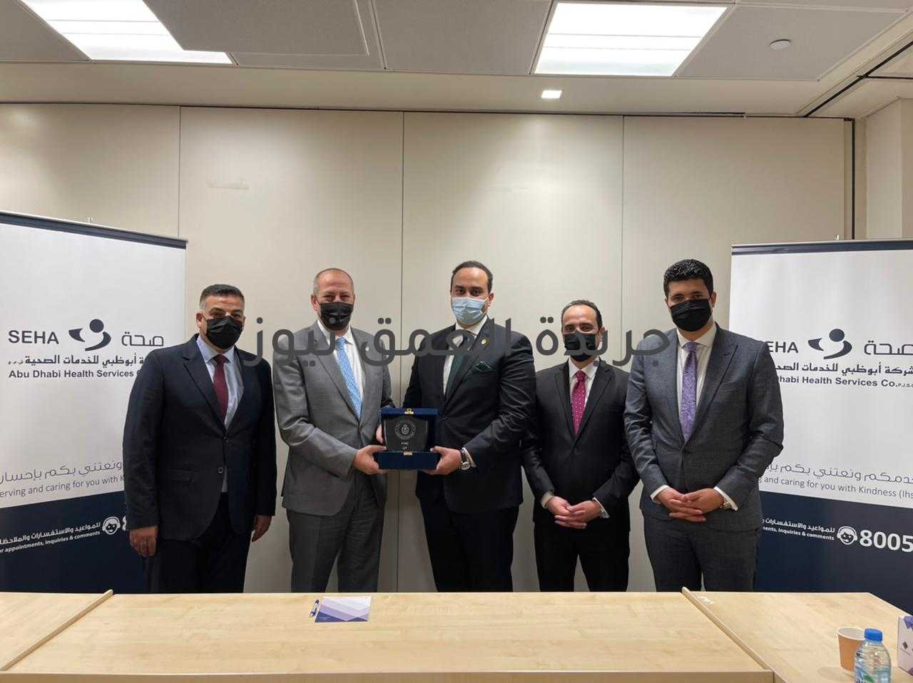 السبكي يلتقي رئيس صحة أبو ظبي لتشارك الخبرات في مجالات التغطية الصحية الشاملة كتب/ محمد صوابى التقى الدكتور أحمد السبكي، رئيس مجلس إدارة الهيئة العامة للرعاية الصحية، مساعد وزير الصحة والسكان، المشرف العام على مشروع التأمين الصحي الشامل، مع الدكتور طارق فتحي، الرئيس التنفيذي لصحة أبو ظبي "شركة أبو ظبي للخدمات الصحية" وذلك لبحث أوجه التعاون المشترك بين الهيئة وصحة أبو ظبي في مجال تشارك الخبرات ورقمنة وإدارة وتشغيل المنشآت الطبية بجودة عالمية. حيث تم الاتفاق على تنظيم ورش عمل مشتركة بين الهيئة وصحة أبو ظبي لتشارك الخبرات المتعلقة بمجالات ضبط وتنظيم وتقديم الخدمات الصحية والتغطية الصحية الشاملة وخدمات التأمين الصحي الشامل، وكذلك الخبرات المتعلقة بإدارة التكنولوجيا الصحية وتطبيقاتها المختلفة في أبو ظبي بما يسهم في استكمال جهود رقمنة الخدمات الصحية بالهيئة والتي تحسن من بيئة العمل لمقدمي الخدمة وتيسر حصول المواطنين على الخدمات الصحية بسهولة ويُسر. كما دعا الدكتور أحمد السبكي، خلال اللقاء، رئيس صحة أبو ظبي لحضور الملتقى السنوي للهيئة العامة للرعاية الصحية والمزمع عقده يوم 26 من نوفمبر القادم، لاستعراض عامان من الإنجازات للهيئة الخاصة بتوفير الخدمات الصحية على أعلى مستوى من الجودة والتميز الإكلينيكي والخدمي للمتعاملين، واستعراض مشروعات التعاون التي تتم مع الجهات الصحية الأخرى ومنها صحة أبو ظبي باعتبارها أحد شركاء النجاح، وفي نهاية اللقاء أهدى الدكتور أحمد السبكي درع الهيئة العامة للرعاية الصحية لرئيس صحة أبو ظبي، كما أشاد رئيس صحة أبو ظبي بالتطور الهائل الذي يشهده المجال الصحي في مصر وإعادة بناء وحوكمة النظام الصحي المصري وفقًا للنظم الصحية العالمية، مشيرًا إلى أن وجود هيئة مسئولة عن تقديم وضبط وتنظيم تقديم الخدمات الصحية هو أمر كان منتظر حدوثه للنهوض بالمنظومة الصحية في مصر لأنه يعالج مشكلات عديدة متعلقة بتفتيت الخدمات، وأكد رئيس صحة أبو ظبي أن هناك قفزات كبرى تحدث حاليًا في المنظومة الصحية بمصر من خلال الخدمات التي توفرها الهيئة العامة للرعاية الصحية لتوفير الخدمات الصحية بأعلى مستويات الجودة العالمية لمنتفعي منظومة التأمين الصحي الشامل الجديد وكافة المتعاملين، متوقعًا أن ذلك سيؤدي إلى تطور عالمي في المجال الصحي وفي مجال تقديم الخدمات والرعاية الصحية بمصر والمنطقة العربية.