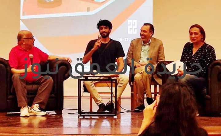 مهرجان الإسماعيلية السينمائي الروسي يشارك فى تكريم شفيع شلبي كتب/ ماهر بدر اختتم مهرجان الإسماعيلية الدولي للأفلام التسجيلية والقصيرة دورته الـ 22، فعالياته بندوة لتكريم المخرج والمذيع الراحل "شفيع شلبي" بعد عرض مجموعة من افلامه، ادارها الناقد "مجدي الطيب" بحضور الدكتور "سمير فرج" مدير المهرجان و"محمود عبدالسميع" رئيس جمعية الفيلم ومدير التصوير الفنان "محسن احمد" و"شريف جاد" مدير النشاط الثقافي بالمركز الروسى و"أرسينى ستاركوف" نائب مدير المركز الثقافى الروسى، وبحضور "سمية الشناوي" زوجة شفيع وابنه شادى وعدد من ضيوف المهرجان من النقاد المصريين والأجانب. من جانبه صرح "مجدي الطيب" أن شلبي كان فناناً سابقاً لعصره، وأول من طالب بإنشاء اتحاد للإذاعيين، وكان حر نفسه يذهب إلى الميادين ويقابل الناس ويقوم بتصوير مشاكلهم وعرضها، واضاف أن البعض لخص شخصيته بأنه المذيع الذي يحضر التلفزيون بالعجلة، لكن هناك كثيرون لا يعرفون شيئا عن إنتاجه السينمائي الكبير. وقال "فرج" أن شفيع شلبى كان في الستينيات مثلنا الاعلى وكان موسوعة متحركة لابد أن نفرح بتاريخه الكبير. وذكر "محمود عبد السميع" أن شفيع كان حريصاً علي التنوع في أعماله، وأنه أضاف الي السينما التسجيلية، باهتمامه بكل تفاصيل المهنة، كما طالب الفنان "محسن أحمد" على دور المركز القومي للسينما او المركز الثقافى الروسى استخدام التكنولوجيا الحديثة للحصول على صورة بجودة عالية لأفلام شفيع وناشدهما بإنتاج فيلم تسجيلي طويل عنه. كما أشارت زوجة شفيع شلبى الى أنه كان ينتج اعماله من ماله الخاص، وكشفت انه قام بعمل فيلم سينمائي كامل من خلال شهادة كبار السينمائين عنه على مدار ساعة تقريبا، لافتة إلى حصوله على جائزة أحسن فيلم خلال أحد دورات المهرجان السابقة، وأنه حالياً يتم الاعداد لانشاء متحف خاص به لعرض أعماله. كما تناول "شريف جاد" ملامح الصداقة التى جمعته مع الراحل شفيع شلبى لمدة 30 عاماً والذى من خلاله تعرف لأول مرة على مصطلح السينمائى الكامل، حيث كان شفيع وحده يصنع الفيلم كاملا من الفكرة حتى العرض النهائى مرورا بالسيناريو والتصوير والمونتاج، وناشد "جاد" ماسبيرو الاهتمام بالتراث الذى تركه شفيع ووصل الى ما يقرب من 1500 عمل فنى وعرضه على التليفزيون. بينما عبر "ستاركوف" عن سعادته بالمشاركة في حفل تكريم المخرج الكبير الذي عرفه عندما أقام المركز الثقافي الروسى حفل تأبين له، وادرك من خلال أفلامه أنه مخرج عظيم لديه وعي، مؤكداً على أن المركز الروسى سوف يعيد عرض أفلامه.