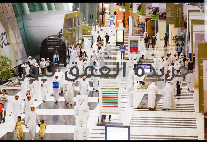 معرض أبوظبي الدولي للصيد والفروسية يُطلق حملة ترويجية عالمية لاستقطاب الزوار كتب/ إبراهيم عمران تحت رعاية سمو الشيخ حمدان بن زايد آل نهيان، ممثل الحاكم في منطقة الظفرة رئيس نادي صقاري الإمارات، تُقام الدورة الـ (18) من المعرض الدولي للصيد والفروسية "أبوظبي 2021"، وذلك خلال الفترة من 27 سبتمبر ولغاية 3 أكتوبر القادمين في مركز أبوظبي الوطني للمعارض، بتنظيم من نادي صقاري الإمارات. ويُقام المعرض للمرّة الأولى على مدى 7 أيّام متواصلة، بما يعكس الإقبال الجماهيري المُتزايد، ويُلبّي توقعات عشّاق الصقارة والصيد والفروسية والتراث في مختلف أنحاء العالم، ويستجيب لطموحات العارضين في القطاعات الـ 11 التي تُشكّل الحدث وترسمه. ويحظى المعرض برعاية رسمية من هيئة البيئة - أبوظبي، الصندوق الدولي للحفاظ على الحبارى، ومركز أبوظبي الوطني للمعارض. ويرعى قطاع "أسلحة الصيد" شركة "بينونة لتجارة المعدات العسكرية والصيد". ويتصدّر الحدث، الأكبر من نوعه في منطقة الشرق الأوسط وأفريقيا، معارض الصيد على مستوى العالم من حيث تنوع قطاعاته وعدد الزوار، ويلعب دوراً هاماً في استقطاب السياح من منطقة دول مجلس التعاون الخليجي والعالم عموماً، إذ زاره منذ العام 2003 ما يزيد عن مليون و600 ألف زائر. كما شهدت دورته الأخيرة (أبوظبي 2019) زيارة أكثر من 115 ألف زائر من 120 جنسية. وبهدف استقطاب المزيد من الزوار من مختلف دول العالم، لحضور الدورة الأكبر في تاريخ المعرض، فقد أطلقت اللجنة العليا المُنظّمة للحدث حملة ترويجية وتسويقية دولية كبرى من خلال مكاتب المعرض التمثيلية في عدد من الدول الأوروبية والآسيوية، إضافة لمواقع التواصل الاجتماعي ووسائل الإعلام التقليدية في مختلف أنحاء العالم، إذ تتم مُتابعة أخبار وفعاليات الدورة القادمة من المعرض منذ شهور بما يزيد عن 45 لغة. وبهذه المناسبة، قال معالي ماجد علي المنصوري رئيس اللجنة العليا المنظمة للمعرض، الأمين العام لنادي صقاري الإمارات "ونحن نتشارك سويّةً فرحة الخروج التدريجي من أزمة الجائحة في مختلف الدول، يُسعدنا أن نكشف عن 80 نشاطاً حيّاً وافتراضياً وفعالية شيّقة بانتظار جمهور المعرض على مدى أيّامه السبعة، والذين تنتظرهم أنشطة تعليمية ومُسابقات مبتكرة وعروض تراثية ورياضية مباشرة تستقطب الجميع، وتوفر للعائلة المزيد من المرح وفرص التعلّم، ولتُعزّز من جاذبية معرض أبوظبي كمهرجان جماهيري عائلي يهم ويناسب كافة أفراد الأسرة والمجتمع". ويتجلّى غنى المعرض وشموليته في القطاعات الـ 11 المُتنوعة التي يضمّها وتستقطب عشرات الآلاف من الزوار من مختلف الاهتمامات، وهي تشمل: الفنون والحرف اليدوية، الفروسية، الصقارة، رحلات الصيد والسفاري، مُعدّات الصيد والتخييم، أسلحة الصيد، مشاريع تعزيز التراث الثقافي والحفاظ عليه، مركبات ومُعدّات الترفيه في الهواء الطلق، المنتجات والخدمات البيطرية، مُعدّات صيد الأسماك والرياضات البحرية، ووسائل الإعلام المُختصّة. ويُتيح المعرض للزوار فرصة التعرّف على ثقافة دولة الإمارات وموروثها الأصيل من خلال الأنشطة المتنوعة والمبتكرة التي يُقدّمها لهم، والتي تعمل على رفع الوعي لديهم حول أهمية الحفاظ على البيئة والحياة البرية إضافة إلى تشجيعهم على ممارسة الرياضات الأصيلة والصديقة للبيئة بنحوٍ مُستدام، وهو ما يتجلّى من خلال مُشاركة العديد من المؤسسات والجهات الإماراتية الرسمية والخاصة المعنية بصون التراث والحفاظ على البيئة، والتي سيتم الكشف عن مُشاركاتها الغنية وأنشطتها المتنوعة خلال الفترة القادمة. وتبرز بشكل خاص في المعرض فعاليات نادي صقاري الإمارات، حيث يُقدّم برامج حيّة حول رعاية الصقور ومبادئ ممارسة الصقارة، ويُعرّف بمدرسة محمد بن زايد للصقارة وفراسة الصحراء، ومركز السلوقي العربي، فضلا عن إتاحة الفرصة للعائلة والسياح والجمهور عموما ً للتفاعل والتقاط الصور التذكارية مع الصقارين بصحبة الطيور وكلاب الصيد العربية. وتُعتبر مزادات الصقور والخيول والإبل والفنون، من أكثر الفعاليات جذباً للجمهور. كما يُقدّم معرض أبوظبي الدولي للصيد والفروسية لعُشّاقه، تجربة مُحاكاة حيّة فريدة من نوعها لهواة رياضة الرماية بالقوس والسهام في بيئة مثالية آمنة، إضافة للرماية بالسهم من على ظهر الخيل. كما أنّ العديد من ورش العمل التعليمية الهادفة بانتظار زوار المعرض أيضاً، منها ورشة عمل حول كيفية تدريب الخيل، ورشة عمل حول فن الرماية القديم، وورش عمل في مجال الصقارة وتصنيع سكاكين الصيد. إضافة لعرض هو الأوّل لسيارات البر المُعدّلة، وورشة عمل النجاة في الصحراء. في قطاع الفنون والحرف اليدوية، يُشارك أكثر من 40 رسّاماً وفناناً تشكيلياً من دولة الإمارات وسائر دول العالم في أنشطة المعرض الفنية، والتي تشهد كذلك ورشاً مُتخصّصة في فن الرسم بأنواعه والخط العربي، وصناعات الفخار والنحت والسجاد والخوص (سعف النخيل)، إضافة لركن التصوير الفوتوغرافي الذي يُتيح بشكل خاص فرصة تعلّم العناصر الأساسية لفن التصوير في الصحراء. في ساحة العروض الحية، يترقب الزوار من جديد فعالية "جيمخانا" لنادي ظبيان للفروسية بالتعاون مع مؤسسة زايد العليا، وذلك للمُبتدئين وأصحاب الهمم عبر ألعاب شيقة في بيئة تنافسية آمنة، وأيضاً فعالية ركوب الخيل والمهر، إضافة لعروض أكاديمية بوذيب للفروسية، وعرض شيّق لوحدات الخيول و K9 بشرطة أبوظبي، وعرض مشترك بالتعاون مع نادي ظبيان للفروسية، وغيرها من المشاركين في ساحة العروض. هذا بالإضافة للعديد من الورش المُقدّمة من قبل جمعية الإمارات للخيول العربية، من أهمها دورة تحكيم لمُسابقات جمال الخيول. وإضافة لمُسابقة جمال كلب الصيد العربي (السلوقي) التي ينتظرها عُشّاق المعرض سنوياً، وباتت تُعتبر من أشهر فعاليات الكلاب عموماً في المنطقة والعالم، فإنّ العرض الدولي الضخم والفريد من نوعه للكلاب في الإمارات بمشاركة أنواع مختلفة من الكلاب الأصيلة من جميع أنحاء العالم، هو عرض لا يُمكن تفويته، ويُقام في ساحة العروض الحية.