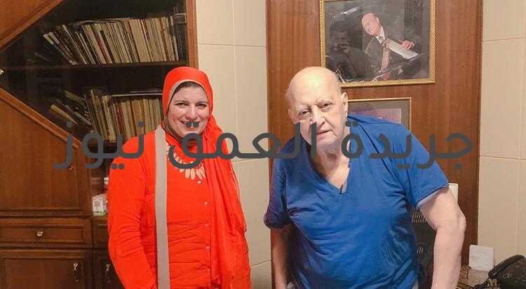 حوار مع الصانع الصائغ.. هنحكي ونشوف في داخل مكتبه بالمهندسين ، وفي تمام الساعة السادسة مساءً .. كان اللقاء ، باب المكتب يُفتح .. وأنا أخطو الخطوات الأولى تجاه ذلك الإبداع ، جمع غفير من الكتب تزين مكتبة خشبية ، تغلف حوائط الحجرة ، ومعلق في الجدران البسيطة التي استطاعت التنفس من بين عبير الكتب ، معلق عليها صوره مع بعض الرؤساء والأمراء العرب ، ها هو أمير الكويت في واجهة مكتبه الأثير ، وها هو السيد ياسر عرفات مصافحًا إياه ، وغيرهما من الصور .. تجولت نظراتي سريعة بين صنوف الكتب ، لكن عقلي وذاكرتي كانا أكثر تجوالًا ، حادثتني أعماله الأدبية حين ألقيت نظرة على الباب الذي دلفت منه فتذكرت ( الجريمة تدق الباب ) لكني قلت لنفسي : ( بلاغ كاذب ) إن ( القلب يخطئ أحيانا ) وكأنه ( هارب من الأيام ) أو( هاربة من الجحيم) ( جحيم امرأة ) ( المعلمة سماح ) فرأيت ( الجبلاوي ) ( هارب من عش الزوجية ) ويقول : ( هزمتني امرأة ) (بنت سيادة الوزير ) ( سميحة بدران ) لكنها ( البنت الحلوة الكدابة ) ثم حن إلى ( المتزوجون ) ويريد ( شقة وعروسة يا رب ) ( يا رب ولد ) رجع يقول:( ومشيت طريق الأخطار ) ( نار ودخان ) ( الدنيا جرى لها إيه ؟! ) الكل يرى نفسه ( القاضي والجلاد )( دعوني أعيش ) أريد طبيبا .. أخيرا ( أهلا يا دكتور ) . استفقت من شرودي وقد مضت دقائق ، خطوات متتابعة بوقار السنين ، كان هو بفكره قبل جسده ، مد يده لي مصافحا .. تعجبت من هذا التصرف ونحن في زمن ( الكورونا ) خشيت عليه من نفسي ، لكنه ترك في نفسي انطباعا عظيما ينم عن تواضع كبير ، وخلق جم ، وثقة وإيمان بالله . كل ذلك مهد لي طريقا مريحا للحوار معه ، قدمت له واجب العزاء في صديقه الفنان سمير غانم ، ومن ثَم كان استهلالي بهذا السؤال : س/ ماذا يمثل لك الفنان سمير غانم ؟ أجاب بنبرة كلها حزن وأسى وكأنني لامست جرحا مؤلما ، قال : صديق العمر كانت في مخيلتي وأنا أسأله الخمس مسرحيات ( المتزوجون ) ( أهلا يا دكتور ) ( من أجل حفنة نساء ) ( زواج بلا ماضٍ) ( صفقة بمليون دولار ) اقترحت عليه : لمَ لا تفكر في كتابة سيرته الذاتية مسلسلًا ؟ وكأن الفكرة راقت له . لكنه أردف قائلا : أنا حزين لفقده . قلت : ألهذه الدرجة ؟ ولكن .. عندك حق هو فنان عظيم ويستحق رد بعد أن أخذ نفسا عميقا : إنه صديق ، وكيف يعيش الإنسان بلا أصدقاء ؟! ابتسم وقد تذكر صديقه الليبي الذي كان يأخذه لحاتي سوري ، وكانت رائحة الشواء تصل على بعد أميال ثم قال : لكن عندما ذقت طعامه لم أشعر بجمال الطعم كفوح الرائحة لم يتخلَ عن ابتسامته ، وقد شاركته إياها ، ثم استكمل : لي طقوس يومية تابعته باهتمام ، فاستطرد : أستيقظ في السادسة ، وأصلي ثم أتناول فطوري ، فأقرأ ، وبعدها أداعب المياه ؛ كي أستعيد نشاطي .. وهكذا ، إن مكتبي هو عالمي الخاص .. نظرة إعجاب لتلك الصور المعلقة ، عقبت : ما أروعها! بالطبع تحمل ذكريات في داخلك قال : كانت سفرياتي كثيرة لشتى أنحاء العالم ، قابلت الرؤساء والأمراء . ثم توقف ، وقد لمحت مرارة في حديثه حين تذكر : سجنت في عهد جمال عبد الناصر ، ومنعت من الكتابة في عهد السادات ، وأخذ مسرحي في عهد مبارك ، واستعدته بعد سبع عشرة سنة، ثم حرق في عهد الإخوان ، وكأن الناس ليس وراءهم غير فيصل ندا . قلت معقبة ومهونة : الشجرة المثمرة .. هكذا حالها .. وماذا عن هذا العصر ؟ قال : هناك لفتة جميلة قام بها الرئيس السيسي حين نعى أسرة الصديق الغالي سمير غانم . بدأت ألمح نظرة الحزن تعود له ، وكأنه تذكر الفنان سمير غانم . فقلت له مشيرة لصورته مع السيد ياسر عرفات : س/ ما سر علاقتك وحرصك على وضع الزعيم ياسر عرفات على ( بروفايل الواتس آب ) ؟ قال : كنت بالعراق أرأس الوفد المصري هناك ، وقد ألفت مسلسل ( غريب يا ولدي ) عن القضية الفلسطينية ، ودعاني الزعيم ياسر عرفات للعشاء ، بل وأرسل لي سيارة خاصة تأخذني ، وبعد العشاء خلع وشاحه وأعطاه لي ، وصرنا صديقين من وقتها . س/ للبيئة أثر في تكوين المبدع .. كيف كانت بيئتك التي نشأت فيها ؟ نشأت في بيئة ثقافية ، فوالدي كان وكيلا لوزارة المالية ، وكان يمتلك مكتبة ضخمة استوعبت معظمها في عقلي وذاكرتي ، وكان يود أن يكون كاتبا لكن العمل الحكومي أشغله عن الإبداع ؛ ومما أسعده أن يرى حلمه يتحقق في، كذلك كان تحت منزلي مطبعة الرسالة وكنت أرى الكتّاب وهم يأتون وأستمع لهم متسللا ، ولما كنت بالمدرسة قمت بعمل صحيفة الحائط ، كلها أمور ساعدت في تكويني . فبادرته : ما رأيك في كتاب اليوم ؟ ظهرت على وجهه علامات تنم عن عدم الارتياح وقال : لا أميل لما يقومون به الآن فيما يسمى ( الورش الفنية ) س/ في رأيك : ما الفرق بين دراما اليوم ودراما أمس ؟ قال مبتسما : كالفرق بين العربة التي يقودها حصان ، وبين عربة خلفها حصان ، لقد كان المؤلف هو المحور ، وكان أجره يساوي أجر النجم في المسلسل ، ففي مسلسل العبقري كنت أتقاضى أنا ويوسف وهبي نفس الأجر 40جنيه عن الحلقة الواحدة ، وكان وقتها أعلى أجر س/ إذن ما المشكلة ؟ رد وقد أخذ نفسا عميقا ينم عن معاناة داخلية : وجود النجم الأوحد ، هو أولا ثم يكون الباقي ، هو الذي يختار من يكتب له وفق هواه ، لكن بالأمس القضية أولا ثم النجم ، ناهيكِ عن موضوع الورش الفنية ، وكتابة العمل من غير مؤلف واحد . أي تآلف فكري يصنع النسيج الواحد ؟! لكننا في عصر السرعة ، أتعجب من المسرحيات التي تكتب في أسبوع ، كنا نخطط ونعد ثم نكتب في شهور وسنين للعمل الواحد ، هذا هو الفرق . س/ على ذلك أ/ فيصل ندا لا يكتب من أجل أحد . أختار أولا القضية ، وأكتب نصي ثم الممثل ، قد أتخيل أحد الممثلين أثناء الكتابة ، فالكتابة تفرض عليّ شخصية ممثل ما .. لا العكس ، ليس لي مصلحة في اختيار ممثل ، العمل فقط هو الذي يفرض نفسه . س/ ما أهم القضايا التي تناولتها في أعمالك ؟ تناولت معظم القضايا التي عاصرتها منها : محاربة الجشعين من التجار ، الدروس الخصوصية ، مشاكل الإسكان ، الشباب ، وكسبنا القضية عن بطء إجراءات التقاضي ، أزمة الكتاب في (الفجالة ) رغيف العيش في ( المعلمة سماح) ، وغيرها من القضايا ، حتى القضايا العربية تناولت أزمة تونس وسقوط زين العابدين وأزمة فلسطين ( غريب يا ولدي ) ويتناول مسلسلي الأخير العديد من القضايا العربية والظروف التي تمر بها وانعكاس ذلك على أبناء الأمة . س/ أنت تعيش للآخرين ولقضايا الوطن ، وهذا ما يدفعني للتطرق لموضوع التبني الفني للكثيرين . لقد وجدت من رعاني في بداياتي الفنية ؛ لذا شعرت أنه من واجبي أن أساعد من يمتلك الموهبة ، فمعظم من ظهروا كانوا من اكتشافي مثل : سهير رمزي ، شريهان ، صلاح السعدني ، سعيد صالح ، صفاء أبو السعود ، عادل أدهم . س/ ماذا تمثل لك تلك الأسماء ؟ نور الدمرداش :أخرج لي في المسرح وأنا بالجامعة ، فنشأت صداقة بيننا ، وقد كنت رفيقا لرحلاته في مسارح الإسكندرية ، أتاح لي عالم الفن قبل دخوله ، وأخذ أول عمل لي(أنانية ) فآمن بي،وله الفضل في تواجدي في الدراما التليفزيونية ، وكان مخرجا لأول مسرحية لي لمسرح التليفزيون(الطريق المسدود) حسين كمال : أول من أخرج لي بالتليفزيون وأنا بالجامعة ، وغير مساري من ممثل لمؤلف بعد حوار طويل مع نفسي . يوسف وهبي : كتبت مسلسل العبقري 1964 وكان يتناول جشع التجار ، وهناك طبيب عالم يخترع دواء يغني الناس عن التعامل مع جشع التجار ، واقترحت أن يقوم يوسف وهبي بدور الطبيب ، وزرته في ( فيلته) وسألني عن (تكنيك) العمل بالتليفزيون؛ لأنه كان أول تعامل له معه ، وكان ذلك بالنسبة لي حلم ، ومن عظمته وافق على العمل رغم إن أجره 40جنيه للحلقة ، لكن حبه للعمل جعله يوافق . فؤاد المهندس : أول من أخرج لي مسرحيتي الأولى لمسرح الجامعة ، وهو أول من تعاملت معه في المجال المسرحي على الإطلاق . عبد الله غيث : أول من قام ببطولة مسلسل كتبت له السيناريو والحوار ( هارب من الأيام ) وكان وقتها ممثل ثانوي في المسرح القومي . عادل أدهم : غيرت جلده الفني من أدائه التقليدي لأداء جديد تماما ، وهو الشرير الشيك ، الشرير الجديد الذي يناسب العصر ، كتبت له ( الإفيه) الذي يرسخ مع الناس ، وكتبت الجمل القصيرة ؛ لصعوبة الجمل الطويلة عليه . س/ تكرر في حديث سيادتك السابق كلمة ( أول ) في غير موضع ، وهذا يجعلني أتطرق لموضوع المبدع فيصل ندا الأول في أشياء كثيرة . كنت أول من أنشأ مسرح جامعي بكلية التجارة ، وأول من أطلق اسمه على مسرح ، وأول من ألف المسلسلات الطويلة ، وأول من الف مسلسل كوميدي ، وأول من ألف مسلسلات الأجزاء ( الساقية خمسة أجزاء ) ، وأول من أقنع يوسف وهبي بالتمثيل في التليفزيون بمسلسل كوميدي ، وأول من وضع أسسا لكتابة الدراما التليفزيونية . س/ ألم تكن كتابة مسلسل تليفزيوني في أوائل ظهور التليفزيون مجازفة من إنسان يشق طريقه نحو التأليف وكتابة السيناريو ؟ في بادئ الأمر لم أكن مقتنعا بدور التليفزيون ، وكانت البداية مع مسلسل ( هارب من الأيام ) قصة قصيرة لثروت أباظة حولتها لمسلسل ، وأصبح الجميع يتكالب علي لأقوم بتحويل أعمالهم الأدبية لمسلسلات ؛ نظرا للشهرة التي ستلحق بأعمالهم ، فهذا المسلسل جعل الأسرة تلتف حول شاشة التلفاز ، ولقد كتبتها في ثلاثين حلقة ، فرفضتها الرقابة ثم وافقوا على اختزالها في ساعة فرفضت ، حتى جاء نور الدمرداش وتحمس للعمل ، وجئنا بفريد شوقي بطلا ، لكنه غير رأيه خوفا من الفشل مع هذا الجديد ( التليفزيون ) فانسحب ، فأسندت البطولة لعبد الله غيث . س/ من ممثل لمؤلف وسيناريست .. هل لعبت الصدفة دورا في تغيير المسار ؟ وأنا بالجامعة كنت رئيس فريق التمثيل وأمين عام اتحاد الطلبة وعملت مسرح بكلية التجارة ، وكان لابد من وجود مسرحية ؛ مما اضطرني لتأليف مسرحية تناسب مسرح الجامعة وأخرجها فؤاد المهندس ، وكان هذا المسرح نواة لمسارح الجامعات فيما بعد ، وكان التليفزيون في أول عهده ، ولم أكن مقتنعا به ، قابلني المخرج حسين كمال ، عرضت عليه فكرة عن الشباب فطلب مني كتابتها لتقديمها للتليفزيون، فاشترطت عليه أن أكون بطلها ، لكنه أعجب بي كمؤلف ، ولم يرق له تمثيلي ، ولما واجهت نفسي عرفت قدراتي في التأليف وكوني أكون فيه رقم واحد ، فعزفت عن التمثيل ، بعدها عملت ثلاثة أعمال ممصرة ، بدأت أفكر لماذا لا يوجد شكل درامي ، حتى تبلور داخلي شكل درامي للتليفزيون . س/ الفنون جنون .. ما رأيك في هذه المقولة ؟ ضحك وقال : لقد اتهمت بالجنون غير مرة ، بداية من حلمي بوجود مسرح بالجامعة وأنا طالب وعندما عرضت فكرتي اتهموني بالجنون ، نظرا لوجود قاعة الاحتفالات لكني كنت أراها للخطب وغيرها لا للمسرح ، ثم كتبت قصة ثروت أباظة في ثلاثين حلقة ، فرفضتها الرقابة واعتبرتها جنون ، إذ كيف أجازف بوقتي كل هذه الساعات ، وعندما أردت تقديم أول مسرحية للتليفزيون ( الطريق المسدود ) رفضها سيد بدير ، فقد قام بعملها فيلما لفاتن حمامة ولم يحقق نجاحا ، فطلبت قراءتها فأعجب بها وشجعني ، وجعلت نور الدمرداش مخرجا لهذا النص المسرحي . س/ هل الفن ممكن أن يغير قوانين ؟ لو كان صادقا ويعالج قضية حيوية هامة ، عندك مثال فيلم ( الضحايا ) غير قوانين وتوجهات تجاه تلك الفئة ، لقد عددتهم ضحايا محتاجين للعلاج ، وتغير اسم المؤسسة من مؤسسة الأحداث لمؤسسة الرعاية الاجتماعية ، كذلك يستطيع الفن التنبؤ بما سيحدث ، فلقد تنبأت بثورة 2011 في مسلسل ( إن كبر ابنك) 2004 م س/ العملاق فيصل ندا مدرسة تخرج فيها عدد غير قليل ، وساروا على نهجك قال : لقد ساندت شبابا كثيرين في مجال التمثيل والتأليف ، ولم يكن هناك غضاضة في ذلك . قلت له : العصر تغير.. بتلك البساطة التي تتحدث بها سيادتك ، وبتلك الروح الشفافة التي نفتقدها اليوم ، العصر تغير فعلا . -ولكن مائة وثلاثة من الأفلام ، ثمانون مسلسلا تليفزيونيا وسهرات تليفزيونية ، عشر مسرحيات ، وثلاث مسلسلات إذاعية .. رحلة طويلة من الإبداع ، بدءا من المسلسل التليفزيوني ( هارب من الأيام ) 1963م ، والذي أسس قواعد كتابة المسلسل التليفزيوني للتالين بعدك، ووصولا بالمسلسل الإذاعي( هارب من عش الزوجية ) 2018م وما بينهما، وكلاهما يبدأ بـ (هارب) ومثلهما ( هاربة من الجحيم ) من قبيل المصادفة ، عن هذا يدعوني لسؤالك عن نشاطاتك حاليا عقب قائلًا : أعكف على كتابة مذكراتي الشخصية ، وقد أوشكت على الانتهاء منها ، وكذلك أضع اللمسات الأخيرة لمسلسلي ( الفرس الرابح ) وتدور أحداثه في الإمارات في مائة وخمسين حلقة ، يتناول مشاكل كثيرة عربية لأفراد مختلفي الجنسية من بلدان مختلفة يعيشون في الإمارات . قلت مبتسمة : دائما لسيادتك المبادرة ، والتفكير خارج الصندوق س/ ما أحب الأعمال إلى قلبك ؟ كلهم ؛ لأنني أتعب في كتابة العمل وأدرسه جيدا وأتعايش معه ضمانا للصدق الفني ، وهذا ما جعل له الاستمرارية . كنت أود أن أستكمل حديثي لولا خوفي من الإطالة ، لمح ما أعنيه ، فقال : منذ سنوات أجريت عملية في باريس ، وتم وضع ( مسامير) لي ، وأعاني مشكلات مع العلاج الطبيعي . رق قلبي لمعاناته .. لكن ذلك كان مؤشرا لي لإنهاء اللقاء ، وإن كنتُ طامعة في المزيد . شكرته على حسن اللقاء .. أجرت الحوار صفاء بركــــــــــــــــــات