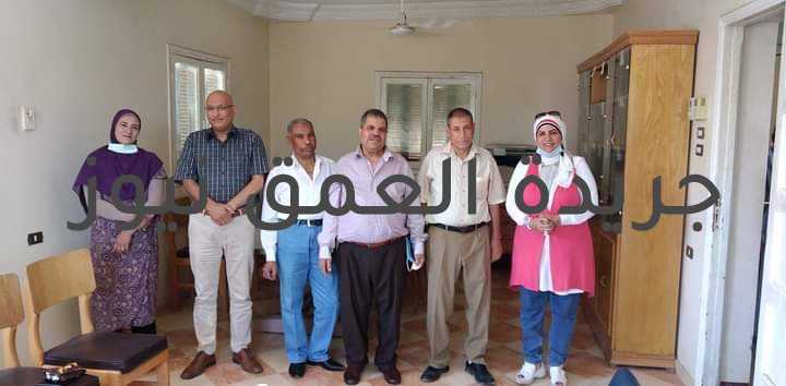 مدير البحوث الإقليمية بالفيوم يشهد حفل تكريم مدير الشؤون الإدارية لبلوغه سن التقاعد كتبت/ فاطمه رمضان شهد الأستاذ الدكتور سامح عبده مدير محطة البحوث الإقليمية بالفيوم حفل تكريم الأستاذ عشري محمد سيد، مدير الشؤون الإدارية الأسبق لبلوغه سن المعاش، وذلك تقديراً لمجهوداته في خدمة المحطة كما كرم الأستاذ محمد عبد العظيم، مدير الشؤون الإدارية الجديد. جاء ذلك بحضور الأستاذ الدكتور محمد رجب كامل مدير المحطة السابق استاذ متفرغ والأستاذ الدكتور فراج ربيع وكيل المحطه السابق استاذ متفرغ والدكتور حسن ابراهيم استاذ المحاصيل المتفرغ و أعضاء الهيئة البحثية ولفيف من العاملين بمحطة البحوث الإقليمية بالفيوم. قال سامح التكريم جزء واجب تجاه الأشخاص الذين جدوا وعملوا بإخلاص، وعرفاناً وشكراً لما قدموه طيلة حياتهم العملية، مشيداً بالجهد المبذول خلال عهده، وعمله الدؤوب على وضع حلول عاجلة للمشاكل التي تواجه العمل. وأضاف يأتي التكريم لرجل أحبه العاملين بالمحطة مشيراً إلى انه سيظل أثره في المحطه علامة مشرقة لما قام به من جهد وما تحلى به من صبر وحكمة في معالجة الأمور خلال فترة عمله، متمنياً له دوام التوفيق والنجاح في حياته القادمة. وفي كلمة عشري التي امتزجت بدموع الفرحة والسعادة من حب زملائه والألم الشديد بسبب البعد عن العمل الإداري، وجه التحية والتقدير لمدير محطة البحوث الإقليمية بالفيوم ولزملائه ولجميع الحضور على كلمات الثناء والشكر وحرصهم على مشاركته حفل تكريمه، معتبرا أن المدة التي قضيها في العمل مع زملائه وقيادته كانت أخصب فترات عمره وعمله وأعرب عن امتنانه لكل مشاعر الصدق والوفاء التي لمسها، مؤكداً على ضرورة الاستمرار بالعمل واستكمال المسيرة بكل جهد واخلاص، ومتمنياً للمحطة وقياداتها مزيداً من التقدم خلال المرحلة القادمة. وفي نهاية الحفل قدم مدير البحوث الإقليمية الهدايا التذكارية لمدير الشؤون الإدارية الأسبق والحالي للتعبير عن تقديره لهم متمنيا له التوفيق في حياته المستقبلية وحرص الجميع على التقاط الصور التذكارية.
