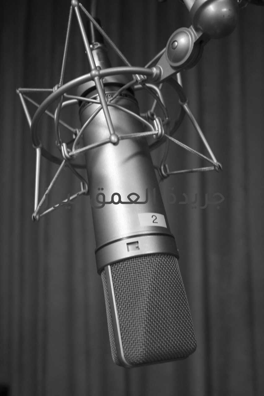 تعرف على برامج صوت العرب البوم كتب/ حسن أبوخزيم علي مدار اليوم تقدم شبكة صوت العرب عددا من البرامج للمستمعين ومن تلك البرامج نسردها في تلك السطور اسم البرنامج / رسائل الطريق وقت الاذاعة/ 8.45 إعداد وتقديم / طارق سلطان الموضــــوع ضيف الحلقة الكاتب الصحفي أيمن بدره ويتحدث عن السلوكيات الخاطئة لبعض الناس اسم البرنامج / سر السعادة كلمه وقت الإذاعة / 8.55 إعداد وتقديم / الهام حلمي الموضــــوع سر السعادة كلمة عن ( الضحكة ) وأغنية ( اضحك كركر ) غناء ليلى مراد اسم البرنامج / صباح الخير يا عرب وقت الإذاعة / 9.00 إعداد وتقديم / نجلاء السروجي الموضــــوع • لقاء مع أ/ عبد الكريم مرجان طالب بكلية الآداب جامعة جنوب الوادي والحديث عن اختياره كأصغر خطاط للمصحف الشريف على مستوى العالم . • لقاء مع الإعلامي التونسي / رياش سكمة وحوار عن عام الثقافة بين مصر وتونس . اسم البرنامج / أنا في انتظارك وقت الإذاعة / 10.33 إعداد وتقديم / مهاب ممدوح / ولاء الأمير الموضــــوع حلقه خاصة عن ميلاد صوت العرب مع المستمعين وأهم ما كان يربطهم بإذاعة صوت العرب من برامج ومذيعين اسم البرنامج / أسرتي العربية وقت الإذاعة / 12.00 إعداد وتقديم / منال ماجد / ناجي غريب الموضــــوع لقاء مع د/ أمال عبد المولي استشاري الصحة النفسية وتعديل سلوك الطفل والحديث عن ظاهرة التحرش وأهمية دور الأسرة في التوعية للأولاد من هذه الظاهرة . اسم البرنامج / أغاني وعجباني وقت الإذاعة / 13.00 إعداد وتقديم / علي الكنيسي الموضــــوع ضيفة الحلقة الإعلامية أمينه صبري رئيس شبكة صوت العرب الأسبق بمناسبة الاحتفال بعيد ميلاد صوت العرب والأغاني هي ( سوف أحيا لفيروز / صوت بلدنا لام كلثوم / عقبال ألف شمعه يا صوت العرب لكورال الأطفال / تتر مسلسل شنطة حمزة / إذاعتنا المصرية لريهام عبد الحكيم) اسم البرنامج / للتاريخ وقت الإذاعة / 16.00 إعداد وتقديم / أيمن عطية الموضــــوع ضيف الفترة أ/ يحيي رباح عضو الهيئة الاستشارية لحركة فتح يتحدث عن محطات رئيسية عاصرها وكأهم شاهد عليها منذ الميلاد عام 1943 .. فأشار إلى الأثر الذي تركته في جيله ثورة يوليو 23 عام 1952 وكيف كان دعم مصر للقضية ولثورة الفلسطينية سببا رئيسا في نجاحات الأشقاء في فلسطين واستشهد على سبيل المثال بأن انتصار أكتوبر عام 1973 كان وراء الاختراق المهم الذي جسدته زيارة الزعيم الراحل ياسر عرفات إلى الأمم المتحدة عام 1974 واعتراف العالم كله بمنظمة التحرير ممثلا شرعيا ووحيدا للشعب الفلسطيني . اسم البرنامج / مسرح الشباب وقت الإذاعة / 16.50 إعداد وتقديم / غادة كمال الموضــــوع * لقاء مع فرقه الشرقية المسرحية وأهم العروض التي تقدمها . * لقاء مع الفنانة / آية حفظ الله مسرحية شابة من الجزائر وأهم أعمالها. * لقاء مع الفنان العراقي الشاب / عمار الحمادى ومسرح الشباب بالعراق . * لقاء مع الفنان الأردني / حكيم حرب مع الاستعانة بمجموعه من الشباب في عرض سالومي . اسم البرنامج / عرب فيس بوك وقت الإذاعة / 18.00 إعداد وتقديم / محمد الناصر الموضــــوع * لقاء مع الباحثة اللبنانية / هدى ياسين ودراستها البحثية عن (المخدرات تهدد المجتمع ) . * لقاء مع الكاتب الصحفي / أحمد السرساوي يتحدث عن العالم المصري د/ حسين الشافعي علام الفيزياء الميكانيكية ومستشار وكالة الفضاء الروسية والذي توفى منذ أيام . * لقاء مع أستاذة الإعلام د / ماجي الحلواني وحديث عن كتابها الجديد (إمبراطورية إمام الكروية ) . اسم البرنامج /أصل الحكاية وقت الإذاعة / 19.00 إعداد وتقديم /هاله رضا الموضــــوع لقاء مع د/ عبد العزيز ادم أخصائي علم النفس السلوكي وعضو الاتحاد العالمي للصحة النفسية ويتحدث عن أصل الحكاية لبعض الكلمات والأقوال والأمثال واصل الحكاية لها كما نتحدث عن وصف بعض الأشخاص بصفته كائن ليلى وتحليلها النفسي. اسم البرنامج / بالعربي وقت الإذاعة / 21.00 إعداد وتقديم / د. محمد محمود إخراج / منى نصر الموضــــوع تستضيف الفترة الباحث والأكاديمي د / عبد الكريم الوزان للحديث عن المشروع المصري العراقي الأردني وما يمكن أن يحققه من ثمار في ظل الأوضاع الحالية بالإضافة لعدد من المداخلات 0 اسم البرنامج / نقوش على جدار الوطن وقت الإذاعة / 23.15 إعداد وتقديم / د. منال العارف الموضــــوع تستضيف الفترة الأستاذ / سعيد عبده رئيس مجلس إدارة دار المعارف واتحاد الناشرين المصريين واتحاد الناشرين العرب وحلقة حول معرض القاهرة الدولي للكتاب والجديد هذا العام في مجالات النشر المختلفة وابرز مظاهر الاهتمام بمتحدي الإعاقة في المعرض واهم المشاركات العربية فيه كــيف كان ولا يزال المعرض نموذجا تجربة لكل معارض الكتاب في الدول العربية 0 اسم البرنامج / من ذاكرة الأدب وقت الإذاعة / 1.15 إعداد وتقديم / محمد سمير الموضــــوع لقاء مع الكاتب د/ سعد عبد الرحمن رئيس هيئة قصور الثقافة الأسبق عن المعارك الأدبية التي خاضها صاحب العبقريات محمود عباس العقاد وذلك بمناسبة ذكرى ميلاده .