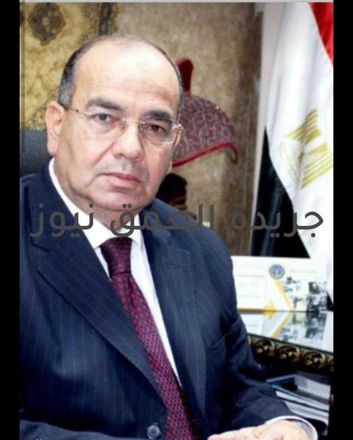 إصابة تاجر بعدة طعنات فى مشاجرة بسوق ميت الحوفيين ببنها كتب/ محمد صوابى أصيب تاجر بعدة طعنات بأنحاء متفرقة بالجسد إثر تشاجره مع آخرين فى سوق قرية ميت الحوفيين دائرة مركز بنها بمحافظة القليوبية، بسبب خلافات سابقة بينهم، ونقل المصاب إلى مستشفى بنها الجامعى، وألقى القبض على أحد المتهمين، وجارى ضبط الثانى بعد هروبه عقب ارتكاب الواقعة، وتحرر محضر بالواقعة، وتولت النيابة التحقيق. وتلقى اللواء فخر العربى مدير أمن القليوبية، إخطارا من مأمور مركز شرطة بنها يفيد تلقيه إشارة من مستشفى بنها الجامعى بوصول "فتحى ش" تاجر مصابا بعدة طعنات في البطن فى حالة سيئة. وانتقل على الفور اللواء حاتم الحداد مدير مباحث أمن القليوبيةو العميد خالد المحمدى رئيس مباحث مديرية أمن القليوبية، وتبين أن المصاب تشاجر مع تاجرين آخرين فى سوق قرية ميت الحوفيين دائرة مركز شرطة بنها، لوجود خلافات سابقة بينهم، فقام المتهمان بطعنة بألة حادة "سنجة" عدة طعنات، وتمكن ضباط مباحث المركز من ضبط أحدهما ويدعى "أحمد ع"، وجارى ضبط الثانى، وتحرر محضر بالواقعة، وتولت النيابة التحقيق.