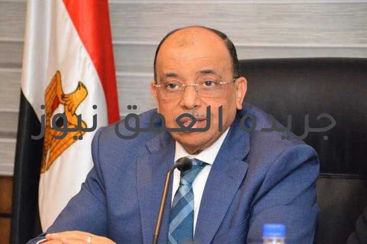 شعراوي يتابع الأجهزة التنفيذية بعدد من المحافظات كتب/ ياسر صحصاح تابع اللواء محمود شعراوي وزير التنمية المحلية جهود الأجهزة التنفيذية بمحافظات: الأقصر و المنيا و الشرقية و بنى سويف و البحيرة و أسيوط و الدقهلية و كفرالشيخ و القليوبية في تطبيق الإجراءات الاحترازية والوقائية لمكافحة فيروس كورونا المستجد وتكثيف حملات النظافة، وفض التجمعات ومراجعة الإجراءات الاحترازية فى المقاهي، والمتابعة المستمرة والتشديد على جميع المحلات والمطاعم والمولات التجارية ووسائل النقل بضرورة الإلتزام بالتعليمات الصادرة من اللجنة العليا لإدارة أزمة فيروس كورونا، واتخاذ الإجراءات القانونية حيال المخالفين.