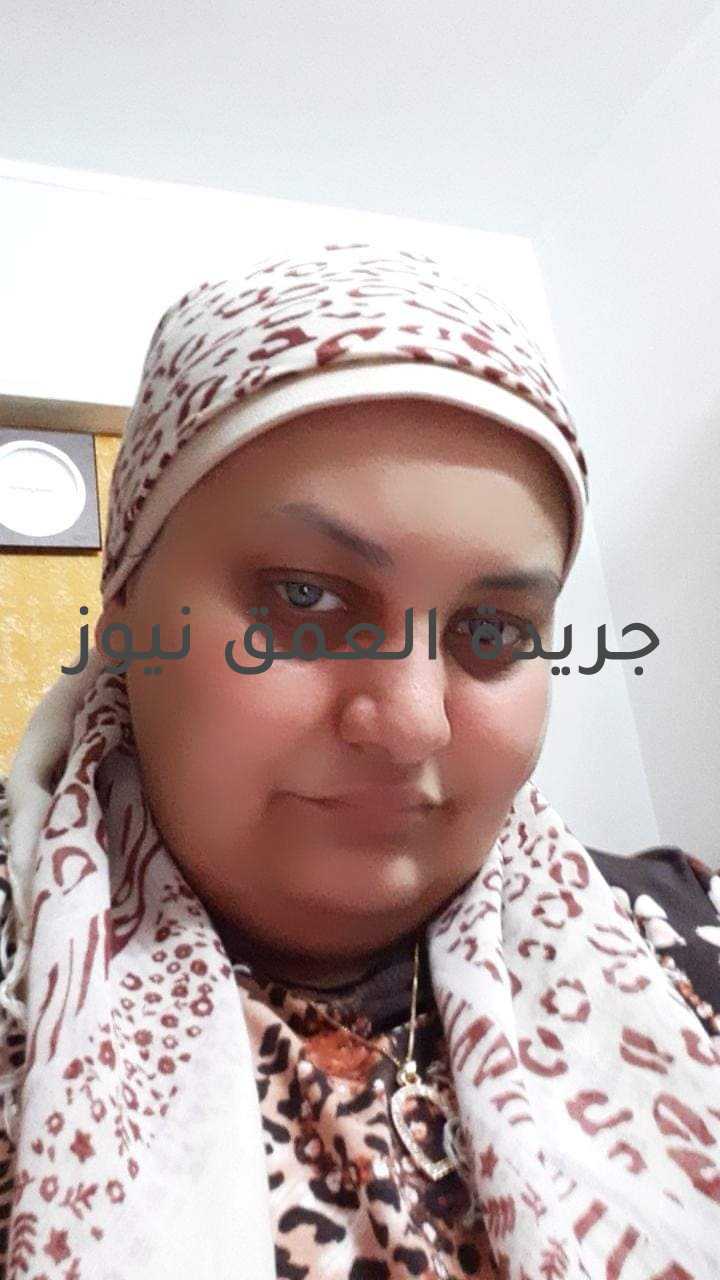 الفن أخلاق بقلم/ ياسمين مجدي لا أعلم يا سادة يا كرام هل هي تلك أخلاق الفنانين الذين تربوا ونشأوا عليها منذ صغرهم ؟هل هي تلك العادات التي قاموا أهاليهم بتنشأتهم عليها؟ أم السوشيال ميديا التي هي سبب الخراب و الدمار الذي حل بنا من كل اتجاه و وصل حتى لعقول شبابنا حتى شباب الفنانين الذين مازالوا يشقوا طريقهم نحو عالم الشهرة الأضواء ؟هل يقوموا بنشر تفاصيل حياتهم و فضائحهم على وسائل التواصل لجني المزيد من الشهرة ولكسب المزيد من المال فمثلا رأينا فنان شاب شهير يستهتر بفنانة من الجيل الذهبي الجميل ويسبها علناً على وسائل التواصل الاجتماعي أمام أعين كل الناس لماذا هذا؟ هل تلك هي تربيتنا؟هل تلك هي مبادئنا؟فكثرت مشاكلك و كرهك معظم جمهور وسائل التواصل المختلفة ربما يتسبب ذلك في لحاقك بالفشل الذريع فهؤلاء الفنانين الكبار أفنوا أعمارهم في خدمة الفن المصري دون انتظار أي مقابل مادي فلم يكسبوا منه سوى أقل القليل. ولم أخص بمقالي الفنانين الشباب فقط بل امتد الموضوع لعائلاتهم فنجد والد فنان شهير يفضحه ويفضح زوجته الفنانة الشهيرة على مواقع التواصل ولكن في اعتقادي أن هذا فقط ليصلوا للشهرة التي يتمناها هذا الفنان وليتمتع والده بنصيب منها أيضاً ولكن فيما تكمن حلاوة الشهرة والجاه والمال القائمة على الفضائح وفشي أسرار المنازل وهدم الحياة الزوجية و العائلية؟ هنا نرى أن تلك وسائل التواصل نقمة ليست نعمة نتمنى من قلوبنا أن تزول لكن هناك من يستفيد منها أجمل استفادة وهنا تكون نصيحتي أولا ً للنقابة المسؤولة أن تكون هناك عقوبات رادعة لهؤلاء الذين يستغلوا السوشيال ميديا في تلك الأغراد الدنيئة و نصيحتي الثانية لعموم الشباب أن يبتعدوا قليلاً عن وسائل التواصل ولكن أنا من وجهة نظري لا ألوم وسائل التواصل وحدها على ما وصل إليه شبابنا الآن لكن هناك أسباب أخرى تكمن في النشأة من الأساس فعندما يقوم الأهل على التنشئة السليمة لشبابهم فلا يؤثر فيهم أية عوامل خارجية التي على رأسها وسائل التواصل تلك. فأرجو أن تنصلح الأحوال ونساهم ويساهم معشر كبار الفنانين في تنشئة الأولاد الصاعدين على الأخلاق السليمة التي تربوا عليها و البعد عن كل ما يساهم في تغييرها للأسوأ حتى لو كانت وسائل التواصل للمساهمة في خلق جيل جديد لوسط فني جديد يخلق فن هادف ينفعنا و ينفع مجتمعنا.