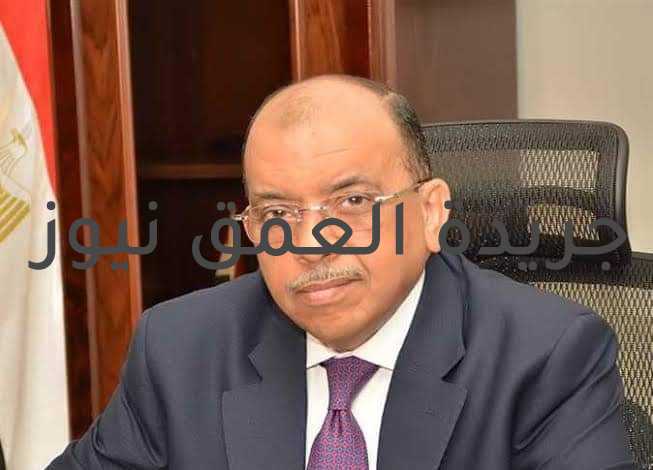 منظومة متكاملة للتخلص الآمن من المخلفات بالبحيرة كتب/ ياسر صحصاح تابعت منذ قليل وزارة التنمية المحلية تفقد اللواء هشام آمنة محافظ البحيرة لمحطة التجميع الوسيطة الجديدة بمنطقة دهشور بدمنهور لإستيعاب تراكمات القمامة الناتجة عن المدينة والمركز والقرى التابعة والمقامة على مساحة واحد فدان بتكلفة ٢٠ مليون جنية، وتعمل المحطة بطاقة ٥٠٠ طن يوميا من القمامة، وستسهم في رفع مستوى النظافة بمدينة دمنهور والقرى التابعة لها، حيث سيتم تجميع المخلفات الصلبة والقمامة بالمحطة الوسيطة وإعادة تحميلها على الحاويات ونقلها إلى مصنع تدوير القمامة بحوش عيسى . وأكد المحافظ انه تم تدريب جميع العاملين والسائقين بالمنظومة لتحقيق أفضل آداء مضيفا انه وبدعم كبير من وزارة التنمية المحلية وبالتنسيق مع الهيئة العربية للتصنيع جارى الانتهاء من محطة اخرى بمركز كفر الدوار بالاضافة الى المدفن الصحى ببدر ، كما سيتم توقيع بروتوكول مع الهيئة لتعميم المحطة وتنفيذ محطات مماثلة بجميع مراكز المحافظة الامر الذى سيكون له تاثير كبير ومباشر على المظهر الجمالى والحضارى للشوارع وتوفير الوقت والجهد ونفقات النقل لمصانع التدوير واستخدام احدث النظم والتقنيات . جاء ذلك في اطار توجيهات اللواء محمود شعراوى وزير التنمية المحلية بأهمية متابعة تنفيذ المنظومه المتكاملة للتخلص الآمن من المخلفات وهو والتأكيد على الدور الكبير الذى تقوم به وزارة التنمية المحلية والقضاء على المقالب العشوائية وانشاء محطات وسيطة
